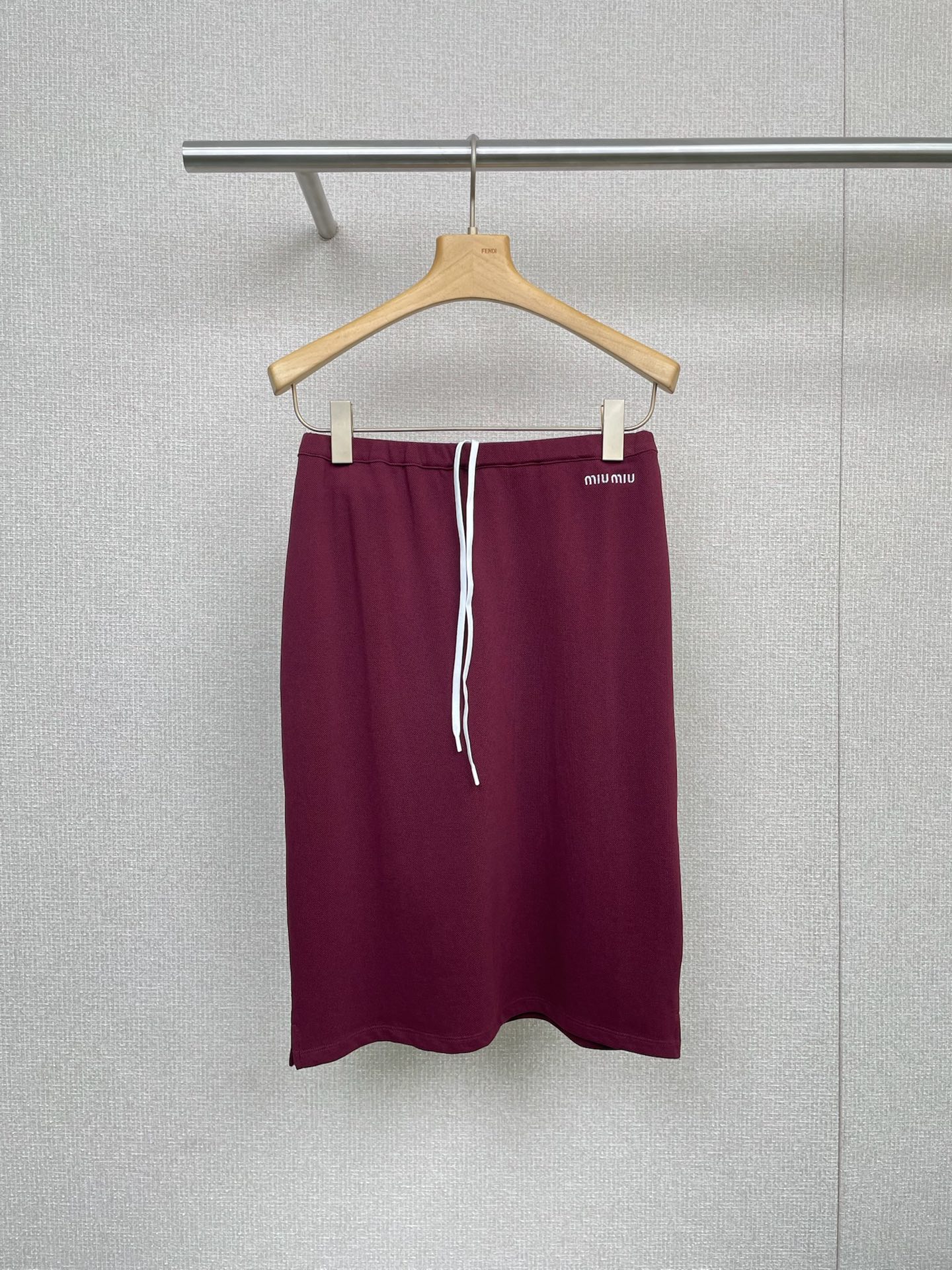 NO:469637,MiuMiu's new autumn burgundy skirt, the fabric is processed with high-quality materials, which makes the fabric present a concave and uneven pearl texture, full of texture, skin-friendly and breathable, comfortable to wear, the key color of the year - wine red, a deep and charming touch of wine red, dark tone conveys a noble, elegant and inviolable temperament, as if the lingering fragrance of wine and the passion of flames blend together, not only represent nobility and luxury, but also demonstrates endless charm and romantic feelings. The beaded cotton fabric woven by long velvet cotton double yarn has a soft and comfortable texture, better breathability, and the fabric texture is clear and three-dimensional, which is obviously different from ordinary beaded cotton. The contrasting letter logo embroidery embroidery on the waist, and the upper body is light and luxurious. SML, miumiu, skirts, alexander wang19860909MiuMiu秋季新款酒红色半裙,面料采用优质材料特殊工艺处理,让面料呈现凹凸不平的珠地纹理,肌理感十足,触感亲肤透气穿着舒适,年度关键色——酒红,深层而迷人的一抹酒红,暗调的它传递出一种高贵优雅且不可侵犯的气质,仿佛酒的余香与烈焰热情交融在一起,不仅代表着高贵与奢华,更彰显无尽的韵味和浪漫情怀,长绒棉双纱织造的珠地棉面料,质地柔软舒适,透气性更好,面料纹理清晰有立体感,明显区别于普通的珠地棉,腰前撞色字母logo刺绣点缀,上身轻奢高级. 码数SML,,miumiu,skirts,alexander wang,Women's clothing