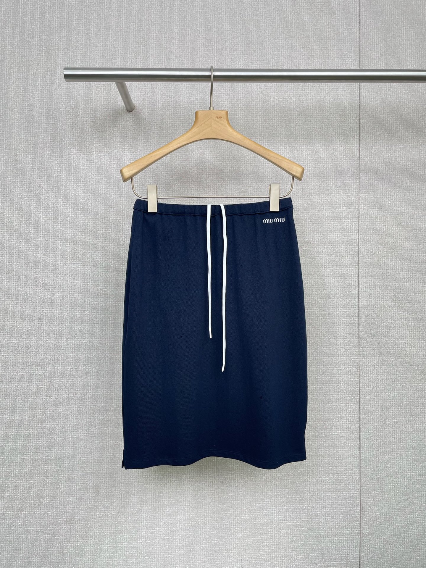 NO:469646,MiuMiu's new autumn burgundy skirt, the fabric is processed with high-quality materials, which makes the fabric present a concave and uneven pearl texture, full of texture, skin-friendly and breathable, comfortable to wear, the key color of the year - wine red, a deep and charming touch of wine red, dark tone conveys a noble, elegant and inviolable temperament, as if the lingering fragrance of wine and the passion of flames blend together, not only represent nobility and luxury, but also demonstrates endless charm and romantic feelings. The beaded cotton fabric woven by long velvet cotton double yarn has a soft and comfortable texture, better breathability, and the fabric texture is clear and three-dimensional, which is obviously different from ordinary beaded cotton. The contrasting letter logo embroidery embroidery on the waist, and the upper body is light and luxurious. SML, miumiu, skirts, alexander wang19860909MiuMiu秋季新款酒红色半裙,面料采用优质材料特殊工艺处理,让面料呈现凹凸不平的珠地纹理,肌理感十足,触感亲肤透气穿着舒适,年度关键色——酒红,深层而迷人的一抹酒红,暗调的它传递出一种高贵优雅且不可侵犯的气质,仿佛酒的余香与烈焰热情交融在一起,不仅代表着高贵与奢华,更彰显无尽的韵味和浪漫情怀,长绒棉双纱织造的珠地棉面料,质地柔软舒适,透气性更好,面料纹理清晰有立体感,明显区别于普通的珠地棉,腰前撞色字母logo刺绣点缀,上身轻奢高级. 码数SML,,miumiu,skirts,alexander wang,Women's clothing