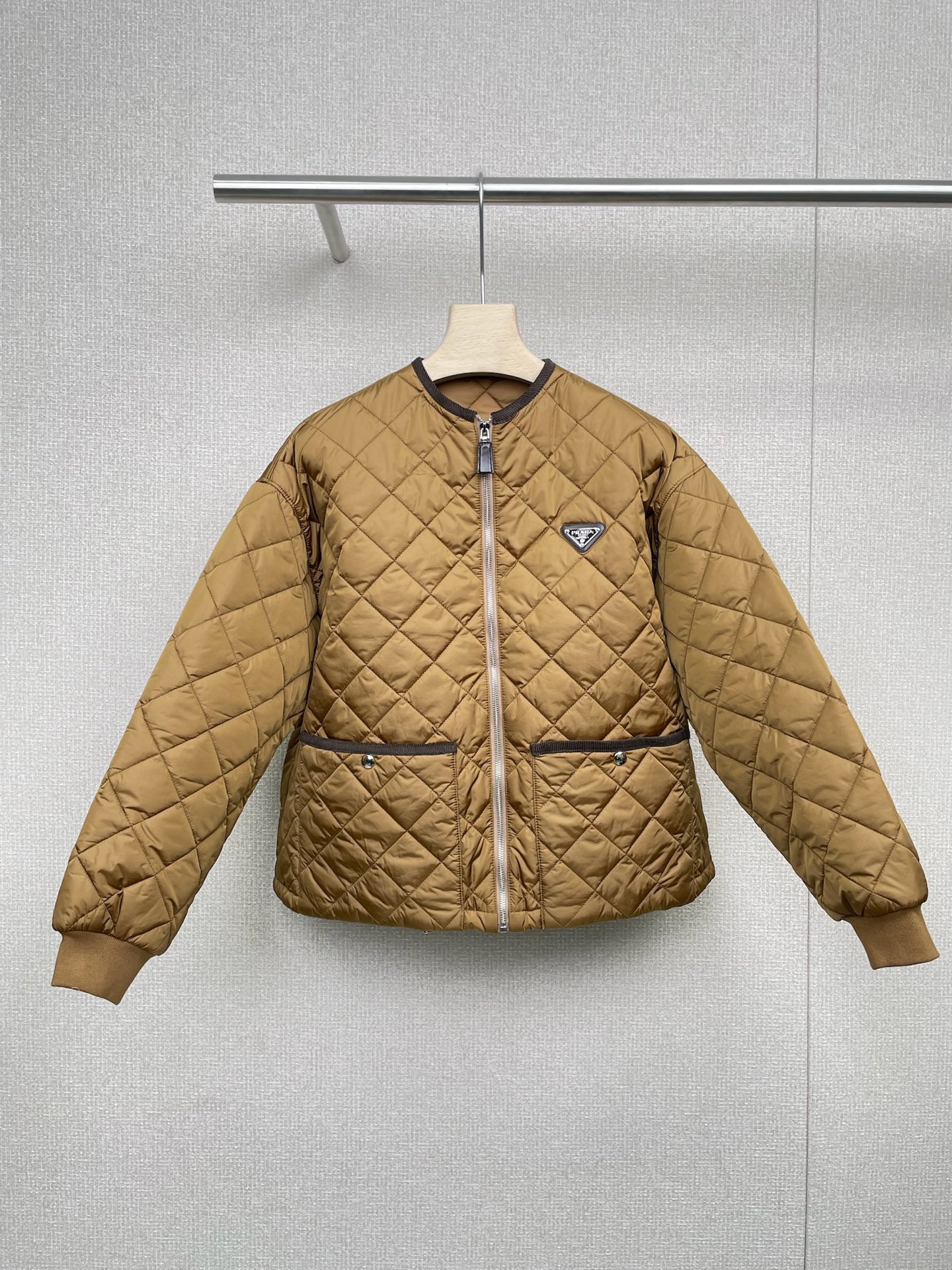 NO:469651,Prada's masterpiece of autumn and winter, Maillard cotton jackets are so amazing this autumn and winter. The whole color is locked by a high-end feeling. Maillard Benrad, the atmosphere ceiling of autumn and winter, this color really understands autumn and winter, like roasted maple syrup toast, and like rich toffee, warm and mellow high-end brown tones, with warmth and nobleness on the upper body. Walking on the street with falling leaves, you are the fashionable pictorial walking, super white and not picky, yellow skin cabbage certification, Prada texture, and great details.  The classic and simple silhouette is neat and slim. The workmanship and fabric are indescribable. The matte texture is high-end and not exaggerated. The diamond quilting is uniform and full. The warmth is online and not bloated. The iconic triangular embellishment is low-key and luxurious. It is a versatile king. It is easy to grasp N styles. Don’t think that expensive brands are difficult to control. This Maillard brown cotton jacket is simply a versatile artifact. A texture and style are the best. It can be worn for several years and is out of date. This is the new classic among classics. SML, prada, alexander  wang19860909Prada秋冬封神之作美拉德棉服,今年秋冬的美拉德色系棉服也太绝了,一整个被高级感锁死,美拉德本拉德,秋冬氛围感天花板,这个颜色真的太懂秋冬了,像烤得焦香的枫糖吐司,又像浓郁的太妃糖,温暖醇厚的高级棕调,上身自带暖意和贵气,走在落叶纷飞的街上,你就是行走的时髦画报,超级显白不挑人,黄皮天菜认证,Prada质感,细节赢很大,经典简约的廓形,利落又显瘦,做工和面料没得说,哑光质感高级不浮夸,菱格绗缝均匀饱满,保暖度在线又不显臃肿,标志性的三角标点缀,低调奢华感拉满,百搭王者,轻松拿捏N种风格,别以为贵牌难驾驭,这件美拉德棕棉服简直是百搭神器,一件质感版型颜色都顶的,能穿好几年不过时,这件就是经典中的新经典.码数SML,,prada,alexander wang,Women's clothing