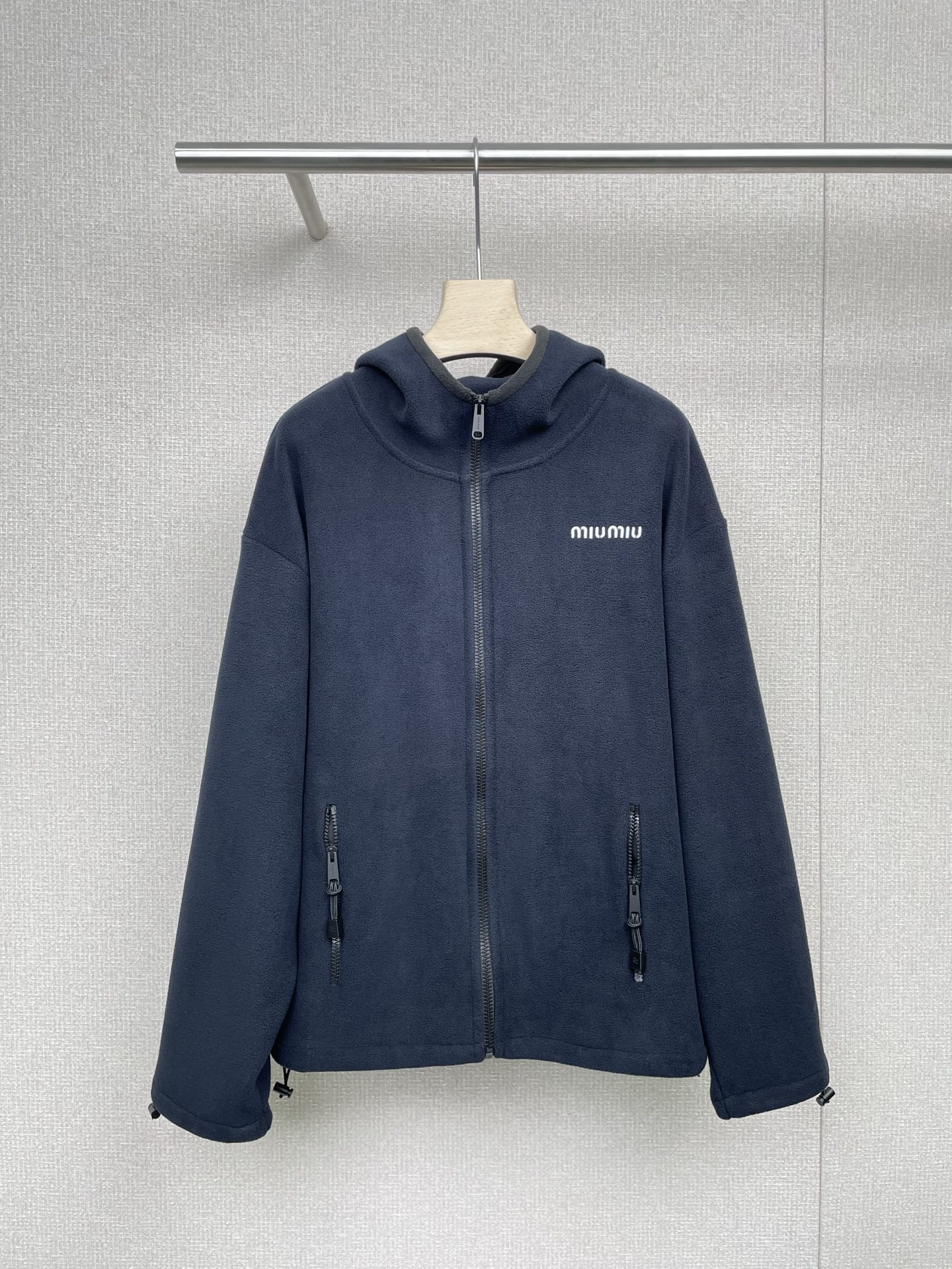 NO:469661,MiuMiu's new foil hooded zipper jacket in autumn and winter, this one really has to be fully applied, practical, double-sided slim fabric is soft, it feels like a warm cloud when worn, so comfortable that you don't want to take it off, you will be amazed to the texture, versatile and not picky, single-fitting and layering are OK, the style is simple and elegant, and you don't pick on the figure at all, and everyone looks good when wearing it, and the layering is full of atmosphere, warm and layered. The weather is warmer, just go out alone, and you can go out at will, and you can match it without any mistakes. The versatile players who change seasons are all-round, lazy people close their eyes, the details are arranged, the texture is online, the fabric is solid, the line is neat, and you can win any comparison. Don't hesitate to such a cost-effective and versatile item. SML,,miumiu, jackets & coats,hats,alexander wang19860909MiuMiu秋冬新款摇粒绒连帽拉链外套,这件真的必须冲,实用性拉满,双面绒面料软乎乎的,穿上就像裹着一团暖云,舒服到不想脱,到手真的会被惊艳到质感,百搭不挑人,单穿叠穿都OK,版型简约大方,完全不挑身材,谁穿都好看,单穿随性有型,叠穿更是氛围感拉满,保暖又有层次感,天气暖一点,直接单穿出门,随手搭配都不出错换季穿搭的万能选手,懒人党闭眼入,细节实拍已安排,质感在线,面料扎实、走线工整,随便对比都能赢,这么高性价比又百搭的单品,真的别犹豫. 码数SML,,miumiu,jackets & coats,hats,alexander wang,Women's clothing