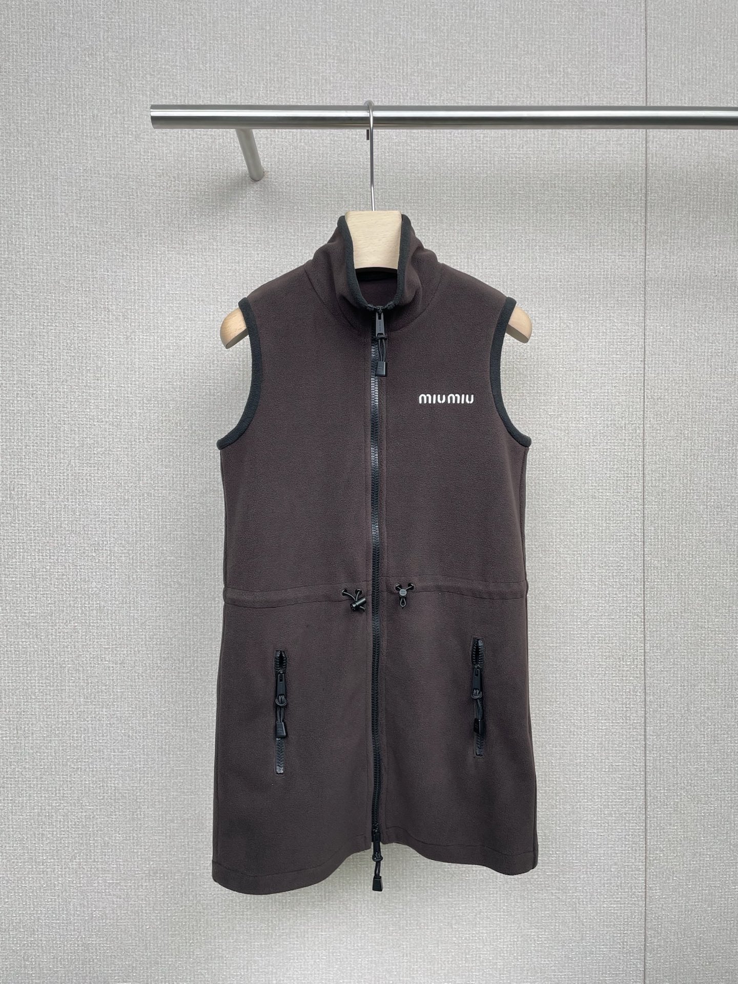 NO:469623,MiuMiu5 autumn and winter new zipper fleece sleeveless dress, this dress has a high-end color and looks particularly elegant. Moreover, its fabric is super soft and comfortable to touch. It looks like it is wrapped in clouds when worn. In addition to its high appearance, the warmth effect of this dress is also first-class. The fleece fabric can effectively block the invasion of the cold wind, allowing you to feel warm as spring in the cold winter, and its style is also very  It is slim and will not look bloated. Even with long boots, it will not make your legs look short. In addition, the outfit of this dress is also very versatile. You can match it with a pair of high boots and a good-looking scarf to become a street fashion icon, or you can also choose to match it with a pair of sneakers to create a lazy and casual feeling. If you are looking for a winter item that is both warm and fashionable, then this fleece dress is definitely your best choice.  SML, miumiu, boots, sneakers, skirts, alexander wang19860909MiuMiu5秋冬新款拉链摇粒绒无袖连衣裙,这款连衣裙的颜色很高级,显得特别有气质,而且它的面料超级柔软,摸起来超级舒服,穿在身上就像是被云朵包裹着一样,除了颜值高之外,这款连衣裙的保暖效果也是一流的,抓绒面料可以有效地阻挡寒风的侵袭,让你在寒冷的冬天里也能感受到温暖如春,而且它的版型也很修身,不会显得臃肿,就算是搭配长靴也不会显腿短哦,另外这款连衣裙的穿搭也非常百搭,你可以搭配一双高筒靴,再配上一条好看的围巾,就能成为街头的时尚icon,或者你也可以选择搭配一双运动鞋,打造出一种慵懒随性的感觉,如果你正在寻找一件既保暖又时尚的冬季单品,那么这款抓绒连衣裙绝对是你的不二之选. 码数SML,,miumiu,boots,sneakers,skirts,alexander wang,Women's clothing