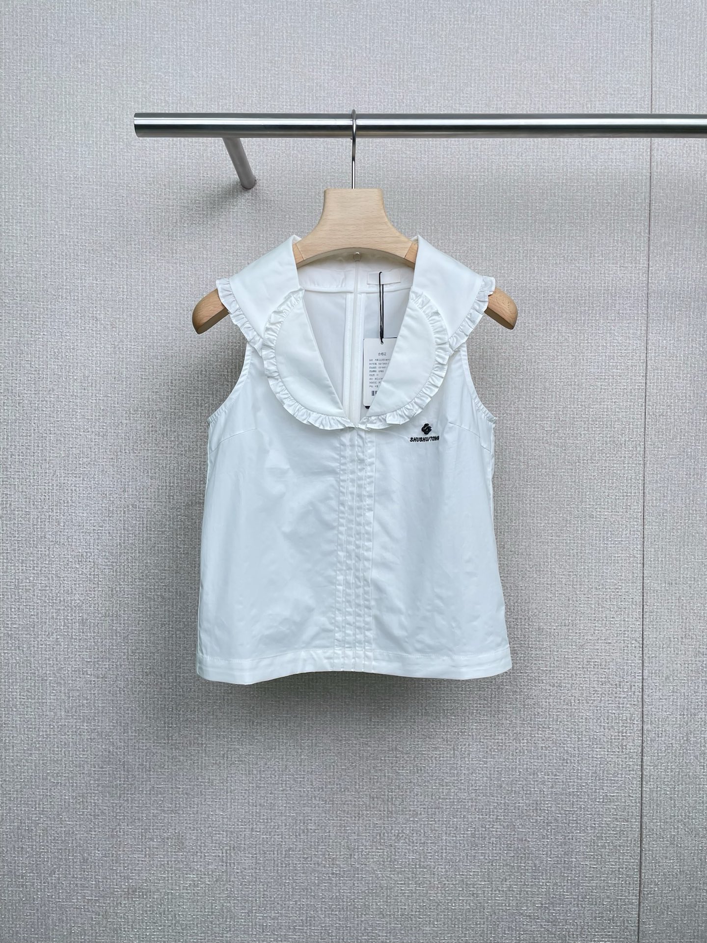 NO:469634,Shushutong's new lapel sleeveless lace top, pure color, simple and generous, exudes a fresh and unrestrained temperament. The neckline and shoulders are exquisite and delicate, agile and playful, adding a bit of sweetness to the overall look. The pleats and pleated treatment of the body are natural and casual, not only enriching the sense of layering, but also cleverly modifying the body shape, easily hiding the flesh to make you look slimming. The pearl buttons at the front are elegant and retro, which complement the simple style. Single wear with jeans, simple and fashionable paired with a skirt, gentle and elegant. SML, skirts, jeans, alexander wang19860909Shushutong新款翻领无袖花边上衣,纯净的颜色,简洁又大方,散发着清新脱俗的气质,领口与肩部的木耳边设计,精致细腻,灵动俏皮,为整体增添了几分甜美感,衣身的褶皱掐褶处理,自然随性,不仅丰富了层次感,还能巧妙修饰身形,轻松藏肉显瘦,前面的珍珠纽扣点缀,优雅又复古,与简约的风格相得益彰,单穿搭配牛仔裤,简约时尚配上半身裙,温柔又优雅. 码数SML,,skirts,jeans,alexander wang,Women's clothing