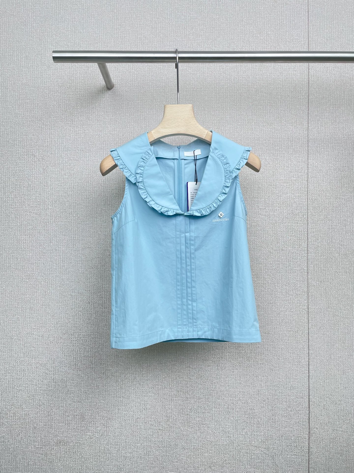 NO:469644,Shushutong's new lapel sleeveless lace top, pure color, simple and generous, exudes a fresh and unrestrained temperament. The neckline and shoulders are exquisite and delicate, agile and playful, adding a bit of sweetness to the overall look. The pleats and pleated treatment of the body are natural and casual, not only enriching the sense of layering, but also cleverly modifying the body shape, easily hiding the flesh to make you look slimming. The pearl buttons at the front are elegant and retro, which complement the simple style. Single wear with jeans, simple and fashionable paired with a skirt, gentle and elegant. SML, skirts, jeans, alexander wang19860909Shushutong新款翻领无袖花边上衣,纯净的颜色,简洁又大方,散发着清新脱俗的气质,领口与肩部的木耳边设计,精致细腻,灵动俏皮,为整体增添了几分甜美感,衣身的褶皱掐褶处理,自然随性,不仅丰富了层次感,还能巧妙修饰身形,轻松藏肉显瘦,前面的珍珠纽扣点缀,优雅又复古,与简约的风格相得益彰,单穿搭配牛仔裤,简约时尚配上半身裙,温柔又优雅. 码数SML,,skirts,jeans,alexander wang,Women's clothing