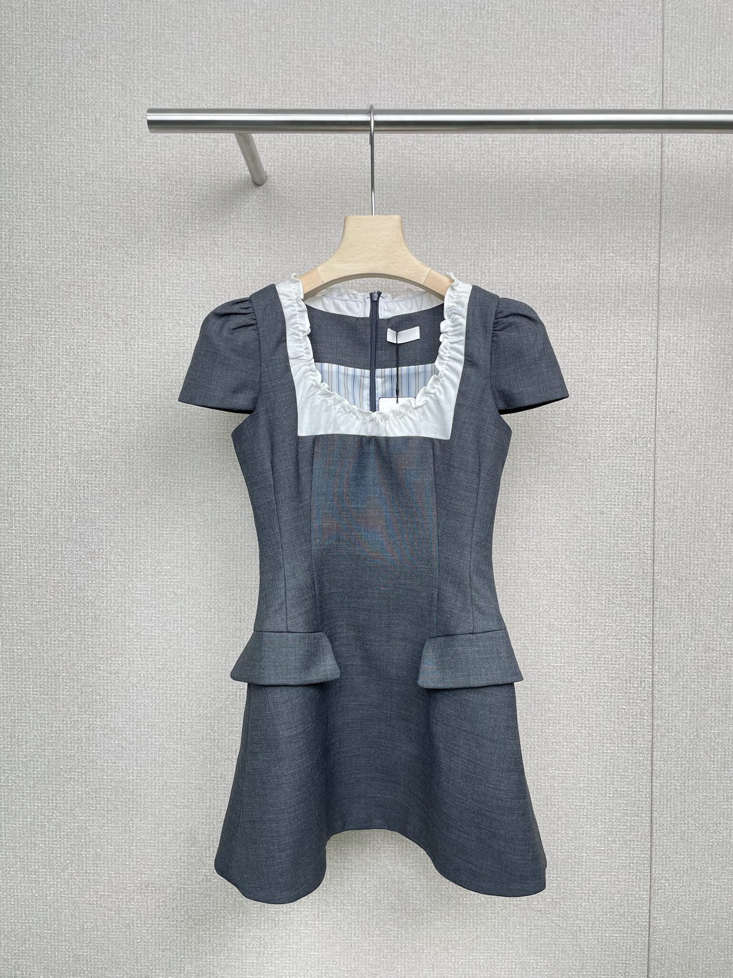 NO:469671,Shushutong's new sweet and gold ear-side short-sleeved dress with lace collar design is sweet and playful, and the pleated waist is huge and slim. It is perfect for paper people. Short and sweet and playful long temperament to cover the flesh. The short-sleeved sleeve design cleverly covers the flesh on the arms, making you look more slender. The lace decoration adds a bit of sweetness, as if every girl can become a sweet princess when wearing it. The loose hem of the skirt can cover the curves of the buttocks and thighs well, making you more confident when wearing it. Whether it is a date, shopping or vacation, this dress can make you the focus, let you exude a sweet atmosphere in autumn, easily reduce your age, and become the most eye-catching fashion icon. SML, skirts, T-shirt, alexander wang19860909Shushutong早秋新款甜美千金木耳边短袖连衣裙,花边领设计千金又甜美俏皮,收褶掐腰巨显瘦呀,妥妥纸片人,短款甜美俏皮长款气质遮肉,短袖袖设计巧妙地遮盖了手臂上的肉肉,让你看起来更加纤细,花边的装饰增添了几分甜美气息,仿佛每个女生穿上它都能变成甜美的公主,养裙摆宽松,能够很好地遮盖臀部和大腿的曲线,让你在穿着时更加自信,无论是约会、逛街还是度假,这款连衣裙都能让你成为焦点,让你在秋日里散发出甜美的气息,轻松减龄,成为最亮眼的时尚icon. 码数SML,,skirts,T-shirt,alexander wang,Women's clothing