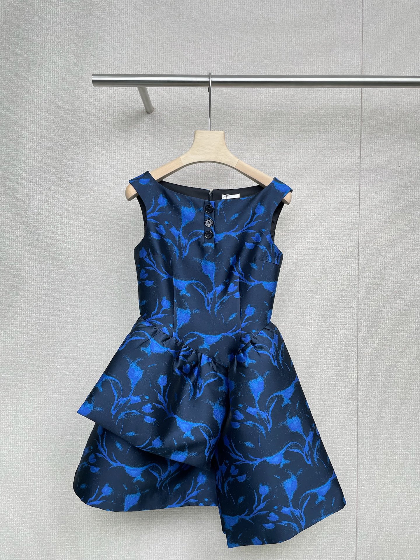 NO:471337,Shushutong 2025 early autumn new commuter casual temperament irregularly matched short dress, unique and huge and beautiful. The style of two-piece skirt is both fashionable and worry-free, and you can go out easily without having to worry about matching. The irregular jacquard design makes the skirt look more layered. When you wear it, it seems that the whole person exudes a lazy and charming atmosphere. The sleeveless design is also a cool choice in autumn. Paired with a pair of simple sandals, you can easily create an atmosphere. If you also want to wear your own unique style in autumn, you might as well try this skirt. I believe it will bring you different surprises. SML, sandals, skirts, alexander wang19860909Shushutong2025早秋新款通勤休闲气质感不规则搭片短款连衣裙,独特又巨好看,假两件裙摆的款式,既时尚又省心,不用费心搭配就能轻松出街啦,不规则的提花设计,让裙子看起来更加有层次感,穿上它,仿佛整个人都散发着一种慵懒又迷人的气息,无袖的设计,更是秋日里的清凉之选,搭配一双简约的凉鞋,就能轻松营造出氛围感,如果你也想在秋日里穿出自己的独特风格,不妨试试这条裙子吧,相信它会给你带来不一样的惊喜. 码数SML,,sandals,skirts,alexander wang,Women's clothing