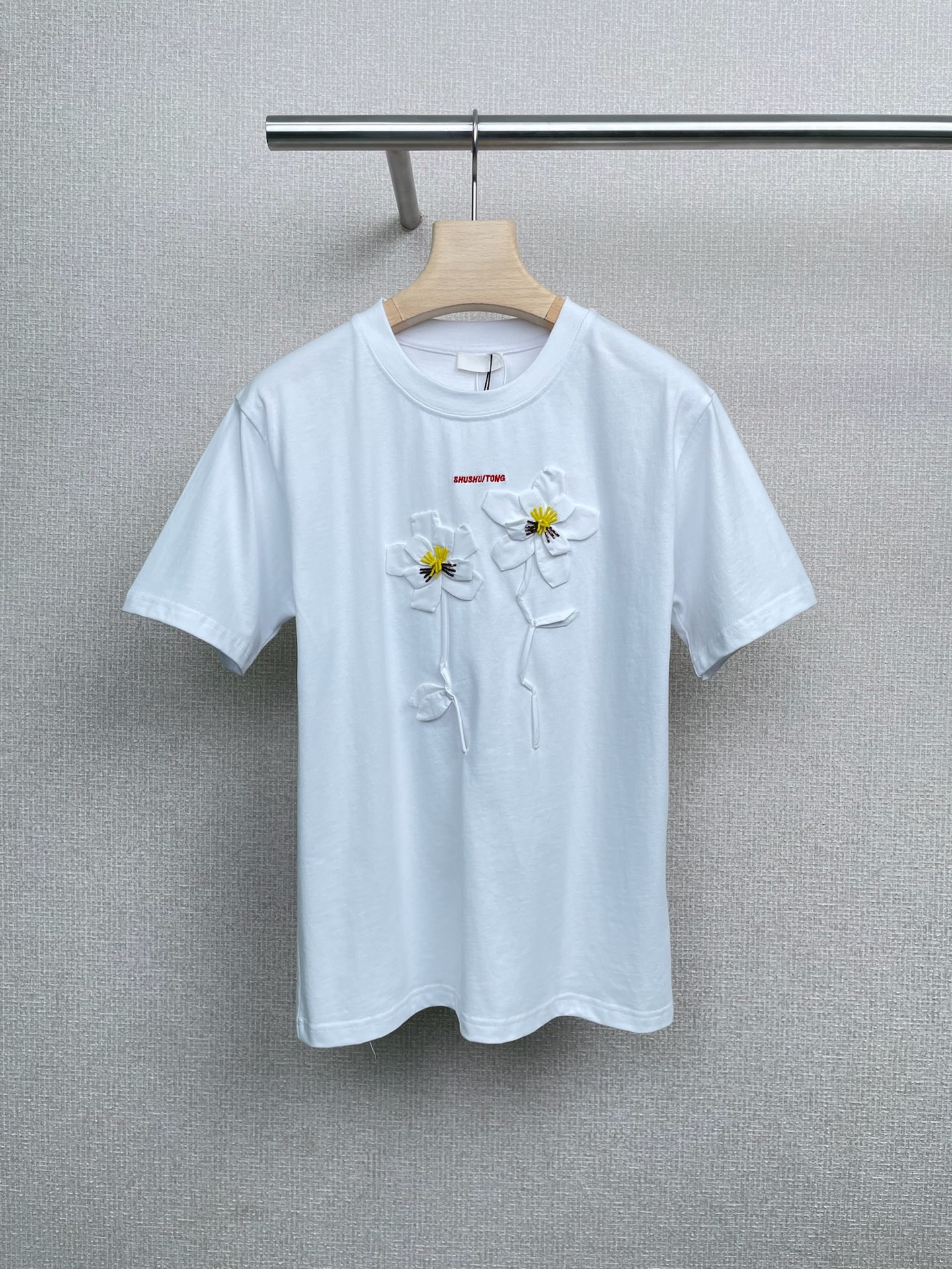 NO:471347,Shushutong2025 new three-dimensional flower loose T-shirt, this white T-shirt is synonymous with exquisiteness, three-dimensional flower decoration on the chest and neckline, fairy-like, the flowers are superb, the details of the flowers are superb, slightly translucent material, a looming luster, high-end and elegant, paired with black casual pants, classic black and white matching will never go wrong, simple and unique taste, the fabric is skin-friendly and comfortable, and it is suitable for daily commuting and shopping. It can easily become the focus of the crowd, and the exquisite atmosphere is hard to grasp. SML P,,tees, t-shirt, alexander wang19860909Shushutong2025新款立体花朵宽松T恤,这件白色T恤简直是精致代名词,胸前和领口处立体花朵装饰,仙气飘飘,花朵细节超棒,微微透光的材质,若隐若现的光泽感,高级又优雅,搭配黑色休闲裤,经典黑白配永不出错,简约中透着独特品味,面料亲肤舒适,日常通勤、逛街都很合适,穿上它轻松成为人群焦点,精致氛围感狠狠拿捏. 码数SML P,,tees，t-shirt,alexander wang,Women's clothing