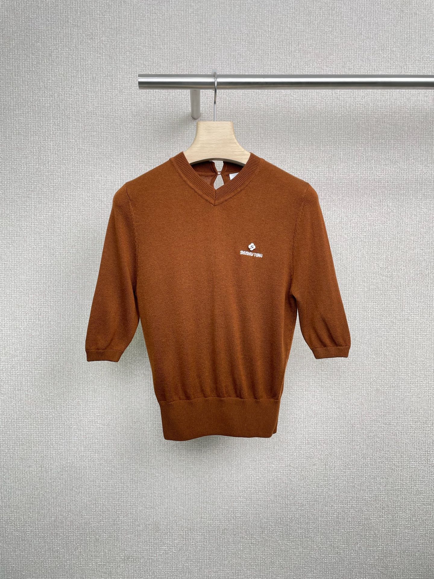 NO:471353,Shushutong 2025 autumn and winter letter embroidery V-neck short-sleeved sweater, lapel combined with small V-neck, slightly exposes the collarbone, highlights the slender neck, age-reducing UP, exquisite LOGO embroidery on the chest, uses the brand logo 'SST' letter for combination and change, small and exquisite, embroidery details show quality, three-dimensional texture, retro and exquisite, with a sweet and cool academy style, and can be used for casual commuting. It can be matched with almost any bottom, whether it is a casual or formal occasion, and it seems that the whole person exudes a French elegant temperament. You must be the most charming existence in autumn. SML, T-shirt, alexander wang19860909Shushutong 2025秋冬字母刺绣V领短袖针织衫,翻领结合小V领,微微露出锁骨,凸显纤细脖颈,减龄感UP,胸前精致LOGO刺绣,使用品牌logo“SST”字母进行组合变化,小巧精致,刺绣细节彰显品质,立体纹理,复古精致,自带甜酷学院风感,休闲通勤皆可,它几乎能搭配任何下装,无论是休闲还是正式场合,都能轻松驾驭,穿上它仿佛整个人都散发着法式优雅的气质,秋日里的你也一定是最迷人的存在. 码数SML,,T-shirt,alexander wang,Women's clothing