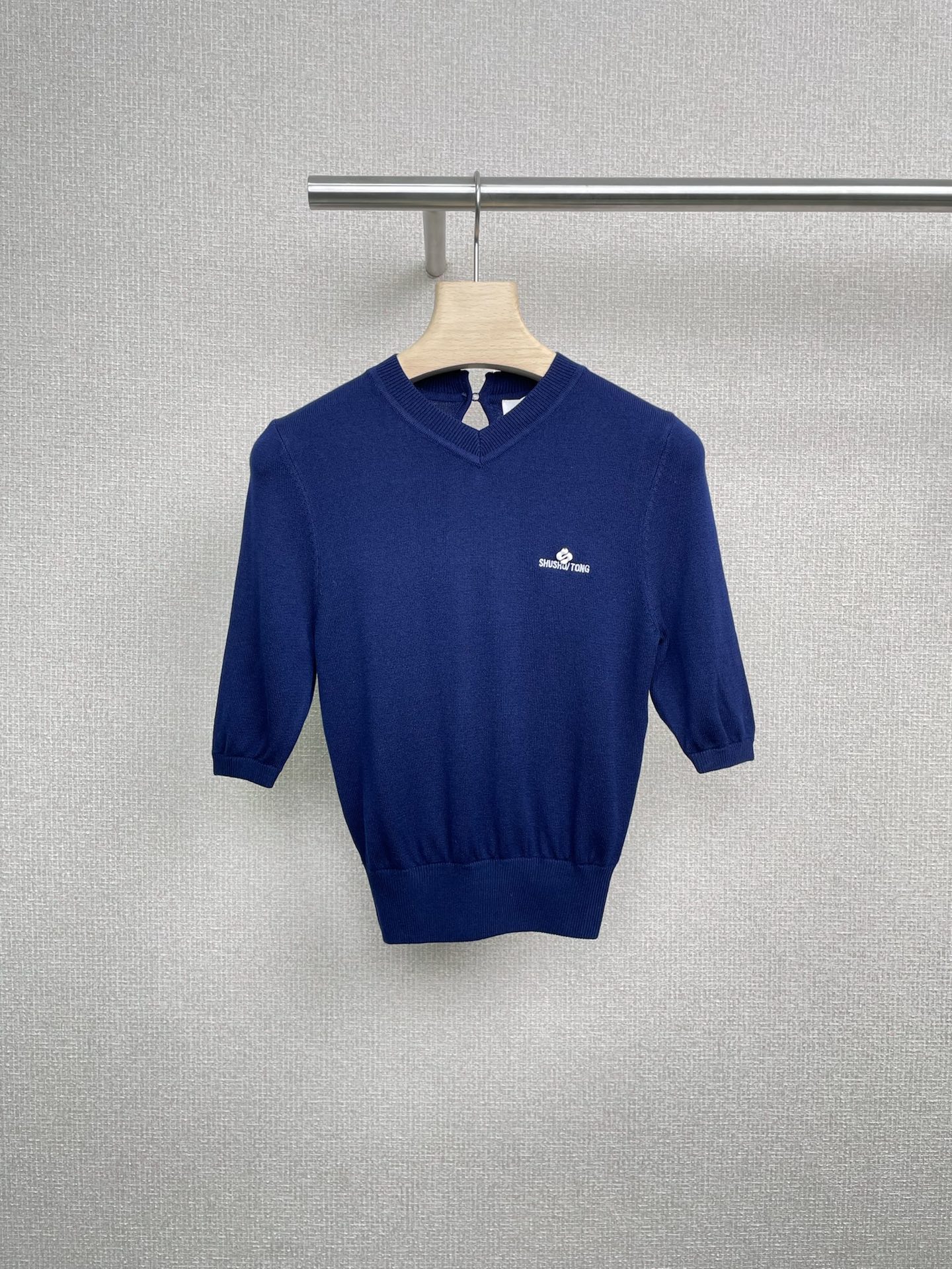 NO:471364,Shushutong 2025 autumn and winter letter embroidery V-neck short-sleeved sweater, lapel combined with small V-neck, slightly exposes the collarbone, highlights the slender neck, age-reducing UP, exquisite LOGO embroidery on the chest, uses the brand logo 'SST' letter for combination and change, small and exquisite, embroidery details show quality, three-dimensional texture, retro and exquisite, with a sweet and cool academy style, and can be used for casual commuting. It can be matched with almost any bottom, whether it is a casual or formal occasion, and it seems that the whole person exudes a French elegant temperament. You must be the most charming existence in autumn. SML, T-shirt, alexander wang19860909Shushutong 2025秋冬字母刺绣V领短袖针织衫,翻领结合小V领,微微露出锁骨,凸显纤细脖颈,减龄感UP,胸前精致LOGO刺绣,使用品牌logo“SST”字母进行组合变化,小巧精致,刺绣细节彰显品质,立体纹理,复古精致,自带甜酷学院风感,休闲通勤皆可,它几乎能搭配任何下装,无论是休闲还是正式场合,都能轻松驾驭,穿上它仿佛整个人都散发着法式优雅的气质,秋日里的你也一定是最迷人的存在. 码数SML,,T-shirt,alexander wang,Women's clothing