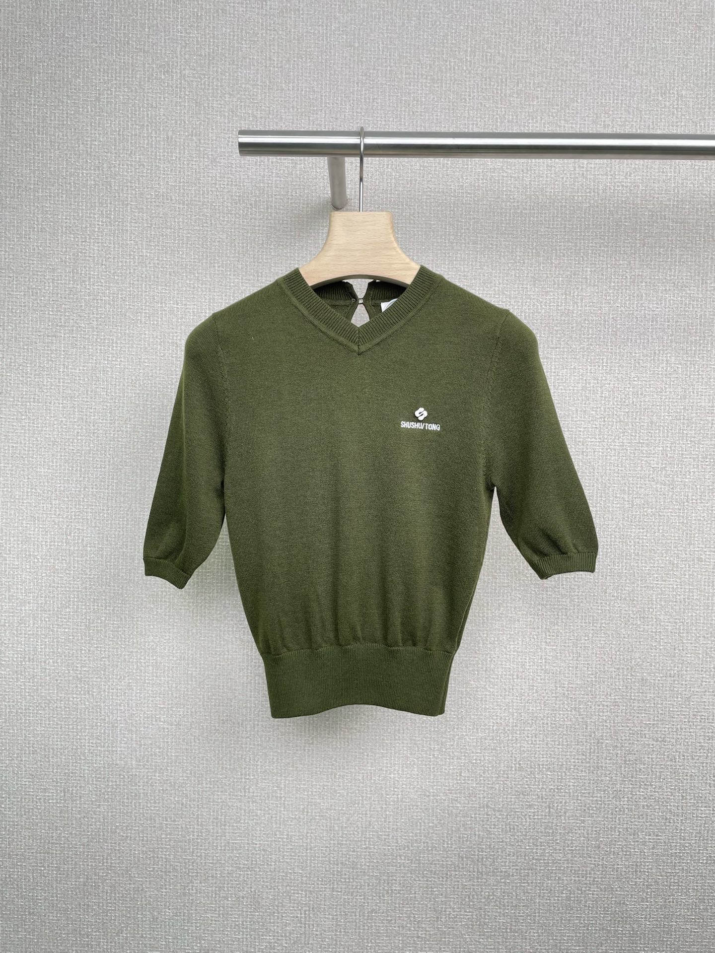 NO:471376,Shushutong 2025 autumn and winter letter embroidery V-neck short-sleeved sweater, lapel combined with small V-neck, slightly exposes the collarbone, highlights the slender neck, age-reducing UP, exquisite LOGO embroidery on the chest, uses the brand logo 'SST' letter for combination and change, small and exquisite, embroidery details show quality, three-dimensional texture, retro and exquisite, with a sweet and cool academy style, and can be used for casual commuting. It can be matched with almost any bottom, whether it is a casual or formal occasion, and it seems that the whole person exudes a French elegant temperament. You must be the most charming existence in autumn. SML, T-shirt, alexander wang19860909Shushutong 2025秋冬字母刺绣V领短袖针织衫,翻领结合小V领,微微露出锁骨,凸显纤细脖颈,减龄感UP,胸前精致LOGO刺绣,使用品牌logo“SST”字母进行组合变化,小巧精致,刺绣细节彰显品质,立体纹理,复古精致,自带甜酷学院风感,休闲通勤皆可,它几乎能搭配任何下装,无论是休闲还是正式场合,都能轻松驾驭,穿上它仿佛整个人都散发着法式优雅的气质,秋日里的你也一定是最迷人的存在. 码数SML,,T-shirt,alexander wang,Women's clothing