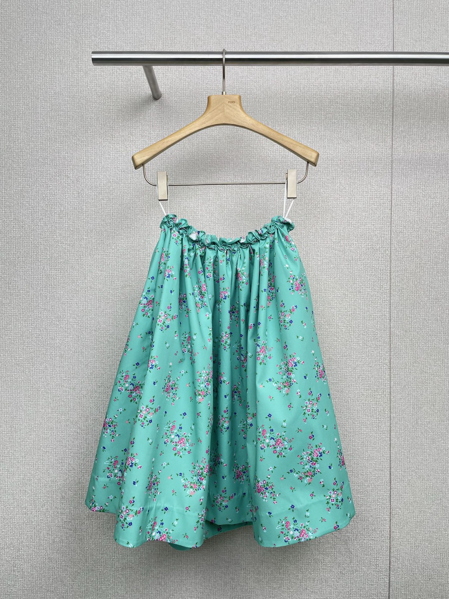 NO:471390,Shushutong 2025 autumn and winter new fashion hand-sewn flowers waist decorate mid-length skirt, a set of upper body is elegant lady, the details of hand-sewn flowers at waist really won't be seen a hundred times, Mocha brown visually enters the feeling of autumn one step ahead of time, elastic waist + pleats under the waist, and the ant waist is closed in one second, sitting for a long time, the classic A-line umbrella skirt style, the hem of the skirt naturally spreads from the waist and abdomen is like a small umbrella that hides the hips and covers the thighs, reveals the slender calves, contrasting color and fine nodes, the waist laces can be adjusted and elastic, and a cool feeling pops up in the fresh background color, the niche design does not match, running and jump without burden, the invisible pockets on both sides are super practical, this autumn, let the card color and blue florals accompany you to unlock effortlessly elegant, pull the laces around the waist to put in the romantic and comfortable in the closet.  SML, skirts, alexander wang19860909Shushutong2025秋冬新款时尚手缝花朵腰间装饰中长半裙,一套上身就是优雅lady,腰间的手缝花朵细节真的看一百遍都不会,摩卡棕视觉上提前一步进入秋天的感觉,弹力松紧腰+腰下打揽褶裥,一秒收出蚂蚁腰,久坐不勒肉,经典A字伞裙版型,从腰腹自然散开的裙摆像撑开的小洋伞,藏胯遮大腿肉,露出纤细小腿,撞色细节点睛,腰部系带可调节松紧,清新底色里跳出一抹酷感,小众设计不撞款,跑跳无负担,两侧隐形口袋超实用,这个秋天,让卡色和蓝色小碎花陪你解锁不费力优雅,腰间的系带一拉,把烂漫与舒适都收进衣橱吧. 码数SML,,skirts,alexander wang,Women's clothing