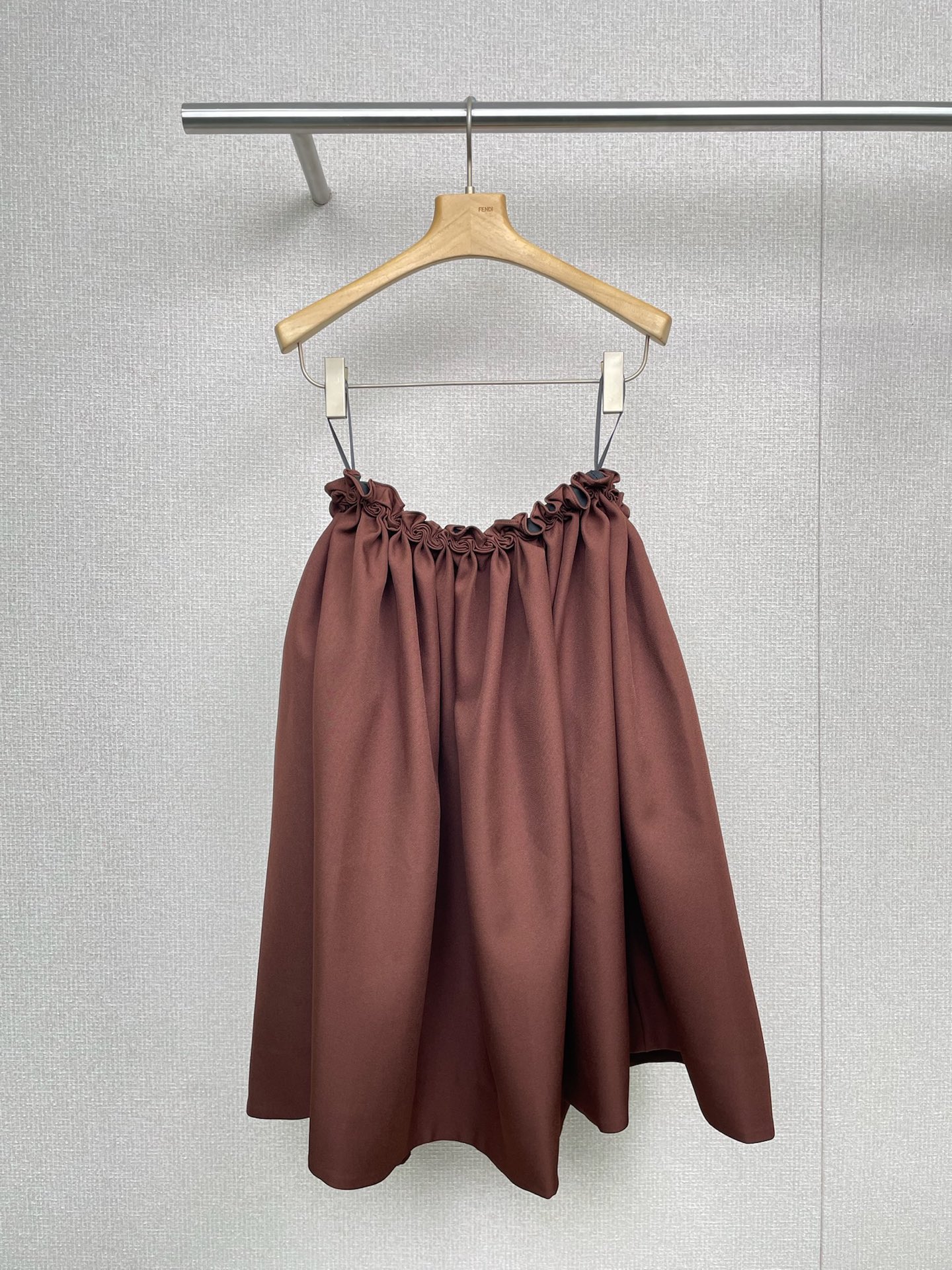 NO:471402,Shushutong 2025 autumn and winter new fashion hand-sewn flowers waist decorate mid-length skirt, a set of upper body is elegant lady, the details of hand-sewn flowers at waist really won't be seen a hundred times, Mocha brown visually enters the feeling of autumn one step ahead of time, elastic waist + pleats under the waist, and the ant waist is closed in one second, sitting for a long time, the classic A-line umbrella skirt style, the hem of the skirt naturally spreads from the waist and abdomen is like a small umbrella that hides the hips and covers the thighs, reveals the slender calves, contrasting color and fine nodes, the waist laces can be adjusted and elastic, and a cool feeling pops up in the fresh background color, the niche design does not match, running and jump without burden, the invisible pockets on both sides are super practical, this autumn, let the card color and blue florals accompany you to unlock effortlessly elegant, pull the laces around the waist to put in the romantic and comfortable in the closet.  SML, skirts, alexander wang19860909Shushutong2025秋冬新款时尚手缝花朵腰间装饰中长半裙,一套上身就是优雅lady,腰间的手缝花朵细节真的看一百遍都不会,摩卡棕视觉上提前一步进入秋天的感觉,弹力松紧腰+腰下打揽褶裥,一秒收出蚂蚁腰,久坐不勒肉,经典A字伞裙版型,从腰腹自然散开的裙摆像撑开的小洋伞,藏胯遮大腿肉,露出纤细小腿,撞色细节点睛,腰部系带可调节松紧,清新底色里跳出一抹酷感,小众设计不撞款,跑跳无负担,两侧隐形口袋超实用,这个秋天,让卡色和蓝色小碎花陪你解锁不费力优雅,腰间的系带一拉,把烂漫与舒适都收进衣橱吧. 码数SML,,skirts,alexander wang,Women's clothing