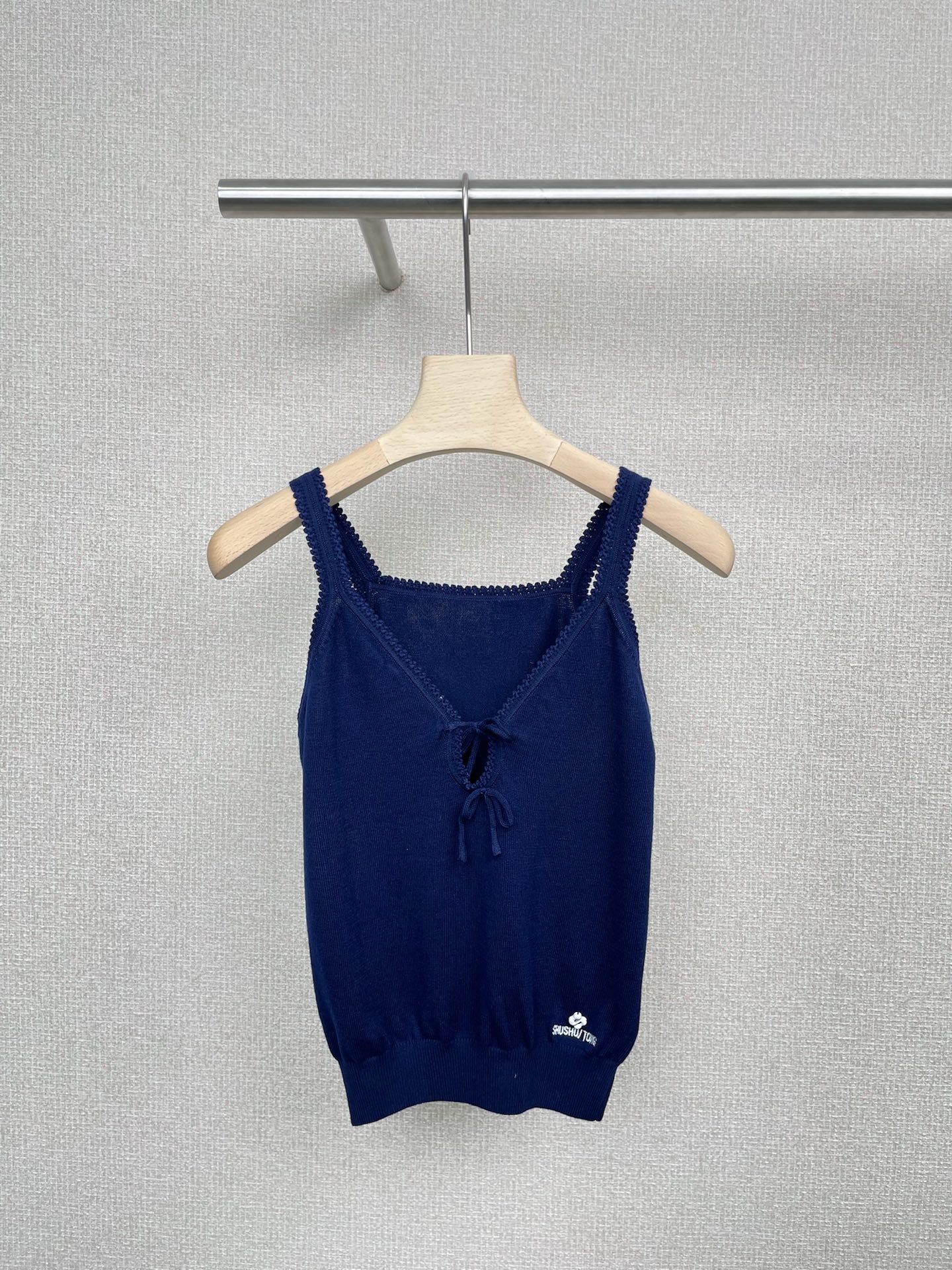 NO:471412,Shushutong 2025 early autumn new cool design hollow knitted suspender top, I found the sweet girl's 'pure desire switch'. This is the legendary god-level suspender top that 'sweet girl wants to copy homework after reading it, hot girl wants to collect it'. The slightly transparent hollow knitted has a hazy feeling, the faint sweetness of the collarbone and waistline exceeds the standard, the wide shoulder strap design hides the breasts and shows right-angle shoulders, the short style pulls up the waistline and turns into a nine-head body in seconds. The high-waisted skirt is a gentle school girl, and it turns into a sweet and cool girl with jeans. It is praised for being 'very special' when wearing dates. When asked about 'where is the link', the essence of pure desire is in this piece, and it is almost locked to lock this sweet and lustful autumn battle suit, the beauty closes her eyes and doesn't pick on the figure. SML, skirts, jeans, alexander wang19860909Shushutong2025早秋新款清凉设计镂空针织吊带上衣,甜妹的「纯欲开关」被我找到啦,这就是传说中「甜妹看了想抄作业,辣妹看了想收藏」的神级吊带上衣吧,微透镂空针织自带朦胧感,若隐若现的锁骨和腰线甜度超标,宽肩带设计藏副乳又显直角肩,短款版型拉高腰线秒变九头身.配高腰裙是温柔学妹,搭牛仔裤秒变拽姐甜酷精,约会穿被夸「好特别」,日常穿被问「链接在哪」,纯欲风精髓都在这一件里了,快锁死这个又甜又欲的秋日战衣,集美们闭眼冲~不挑身材. 码数SML,,skirts,jeans,alexander wang,Women's clothing