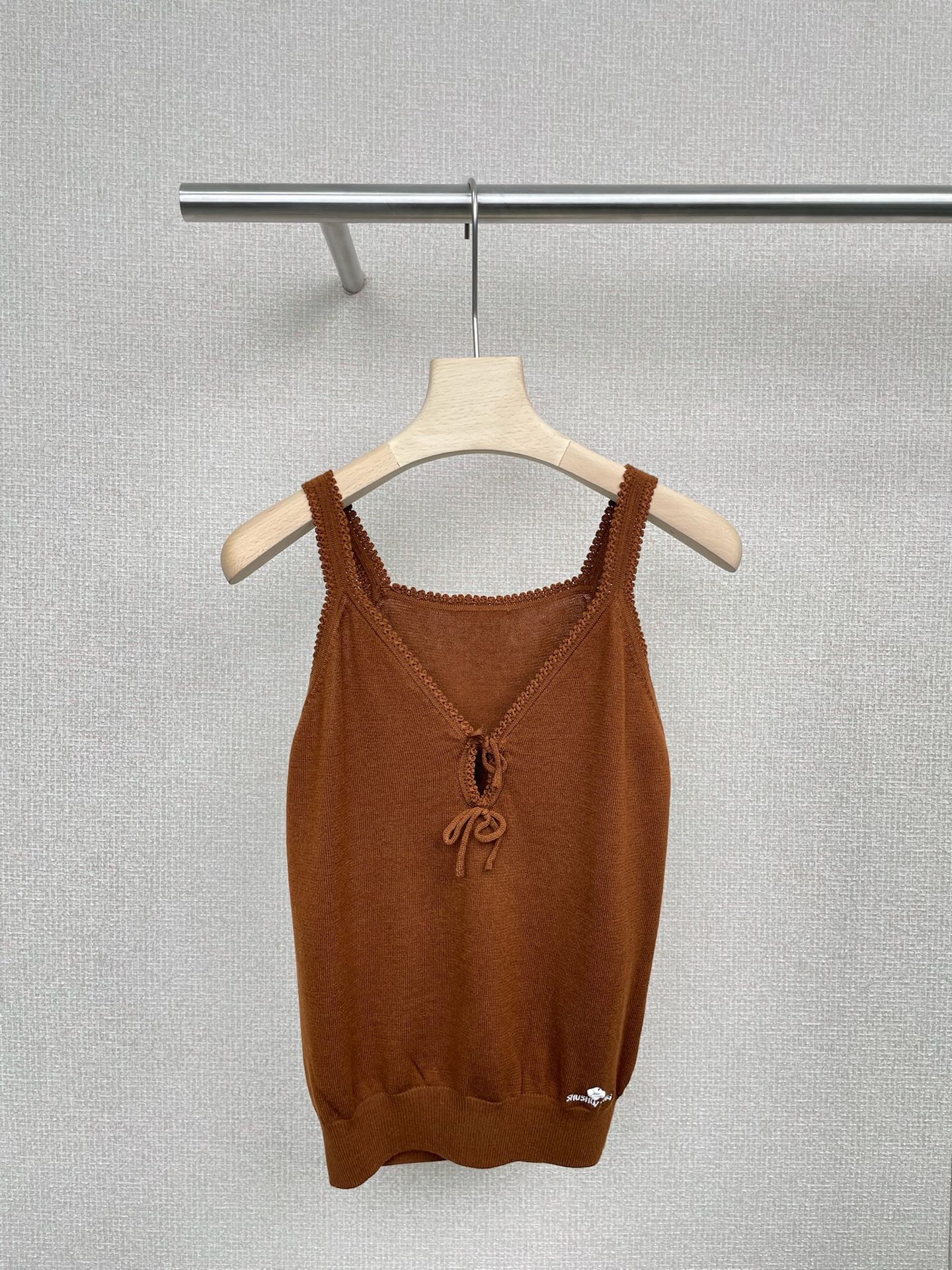 NO:471366,Shushutong 2025 early autumn new cool design hollow knitted suspender top, I found the sweet girl's 'pure desire switch'. This is the legendary 'sweet girl wants to copy homework after reading it, hot girl wants to collect it'. The slightly transparent hollow knitted has a hazy feeling, the faint sweetness of the collarbone and waistline exceeds the standard, the wide shoulder strap design hides the breasts and shows right-angle shoulders, the short style pulls up the waistline and turns into a nine-head body in seconds. The high-waisted skirt is a gentle school girl, and it turns into a sweet and cool girl with jeans. It is praised for being 'very special' when wearing dates. When asked about 'where is the link', the essence of pure desire is in this piece, and it is almost locked to this sweet and lustful autumn battle suit, the beauty closes her eyes and doesn't pick on the figure. SML, skirts, jeans, alexander wang19860909Shushutong2025早秋新款清凉设计镂空针织吊带上衣,甜妹的「纯欲开关」被我找到啦,这就是传说中「甜妹看了想抄作业,辣妹看了想收藏」的神级吊带上衣吧,微透镂空针织自带朦胧感,若隐若现的锁骨和腰线甜度超标,宽肩带设计藏副乳又显直角肩,短款版型拉高腰线秒变九头身.配高腰裙是温柔学妹,搭牛仔裤秒变拽姐甜酷精,约会穿被夸「好特别」,日常穿被问「链接在哪」,纯欲风精髓都在这一件里了,快锁死这个又甜又欲的秋日战衣,集美们闭眼冲~不挑身材. 码数SML,,skirts,jeans,alexander wang,Women's clothing