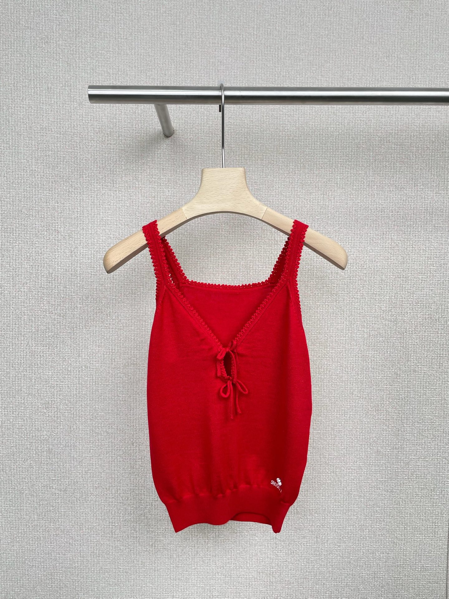 NO:471378,Shushutong 2025 early autumn new cool design hollow knitted suspender top, I found the sweet girl's 'pure desire switch'. This is the legendary 'sweet girl wants to copy homework after reading it, hot girl wants to collect it'. The slightly transparent hollow knitted has a hazy feeling, the faint sweetness of the collarbone and waistline exceeds the standard, the wide shoulder strap design hides the breasts and shows right-angle shoulders, the short style pulls up the waistline and turns into a nine-head body in seconds. The high-waisted skirt is a gentle school girl, and it turns into a sweet and cool girl with jeans. It is praised for being 'very special' when wearing dates. When asked about 'where is the link', the essence of pure desire is in this piece, and it is almost locked to this sweet and lustful autumn battle suit, the beauty closes her eyes and doesn't pick on the figure. SML, skirts, jeans, alexander wang19860909Shushutong2025早秋新款清凉设计镂空针织吊带上衣,甜妹的「纯欲开关」被我找到啦,这就是传说中「甜妹看了想抄作业,辣妹看了想收藏」的神级吊带上衣吧,微透镂空针织自带朦胧感,若隐若现的锁骨和腰线甜度超标,宽肩带设计藏副乳又显直角肩,短款版型拉高腰线秒变九头身.配高腰裙是温柔学妹,搭牛仔裤秒变拽姐甜酷精,约会穿被夸「好特别」,日常穿被问「链接在哪」,纯欲风精髓都在这一件里了,快锁死这个又甜又欲的秋日战衣,集美们闭眼冲~不挑身材. 码数SML,,skirts,jeans,alexander wang,Women's clothing