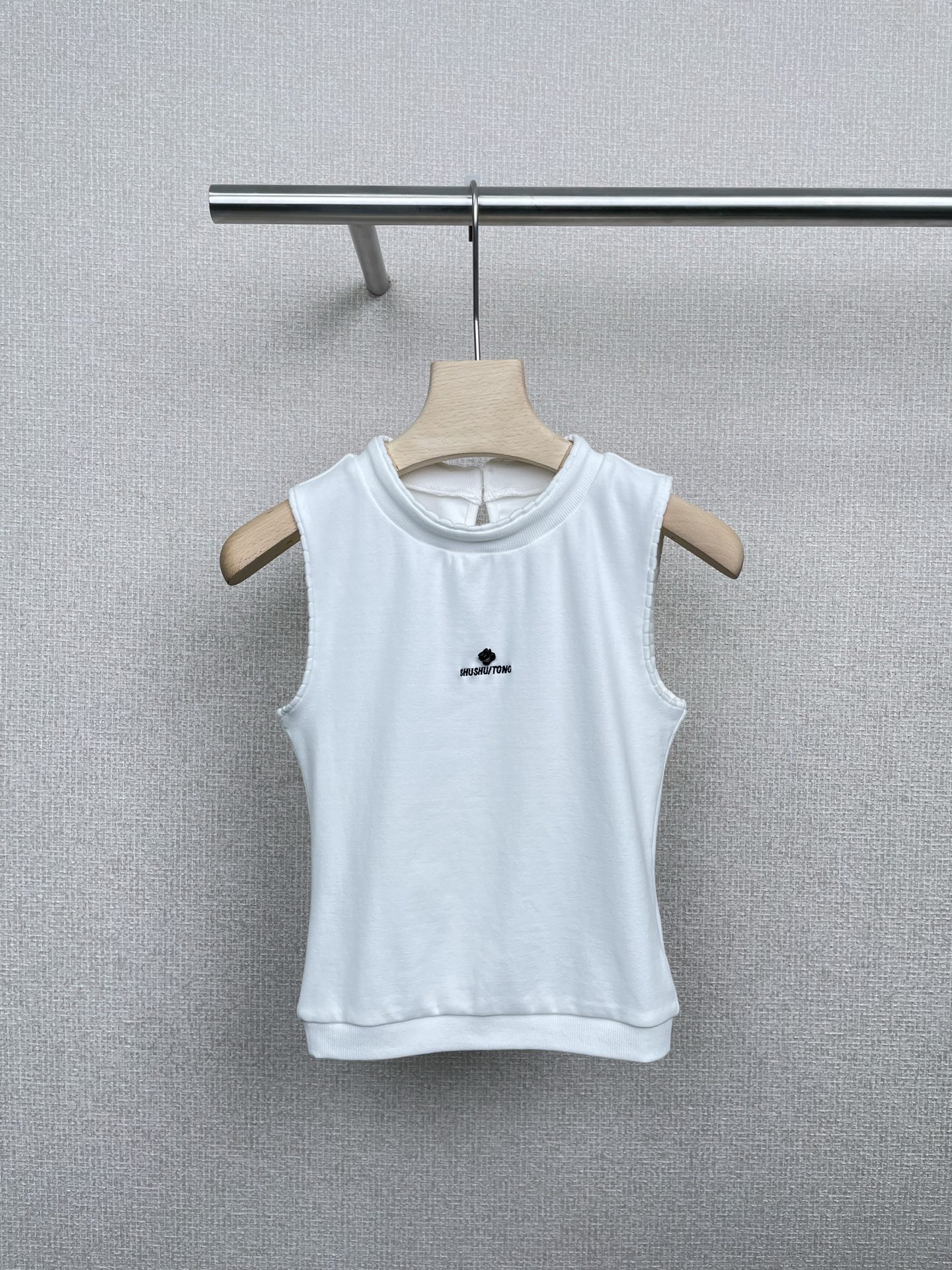 NO:471389,Shushutong 2025 early autumn new fashion design style trendy lace sleeveless T-shirt, pure white, simple and generous, exuding a fresh and refined temperament. The lace design on the neckline and shoulders is exquisite and delicate, agile and playful, adding a bit of sweetness to the overall look. The embroidered letter processing of the body is natural and casual, not only enriching the sense of layering, but also cleverly modifying the body shape, hiding the flesh and making it look slimming. The flowers in the front are elegant and retro, complementing the simple style. Single wear with jeans, simple and fashionable, paired with a skirt, gentle and elegant. SML, skirts, jeans, tees, t-shirt, alexander wang19860909Shushutong2025早秋新款时尚设计感潮流花边无袖T恤,纯净的白色,简洁又大方,散发着清新脱俗的气质,领口与肩部的花边设计,精致细腻,灵动俏皮,为整体增添了几分甜美感,衣身的刺绣字母工艺处理,自然随性,不仅丰富了层次感,还能巧妙修饰身形,轻松藏肉显瘦,前面的花朵点缀,优雅又复古,与简约的风格相得益彰,单穿搭配牛仔裤,简约时尚,配上半身裙,温柔又优雅. 码数SML,,skirts,jeans,tees，t-shirt,alexander wang,Women's clothing