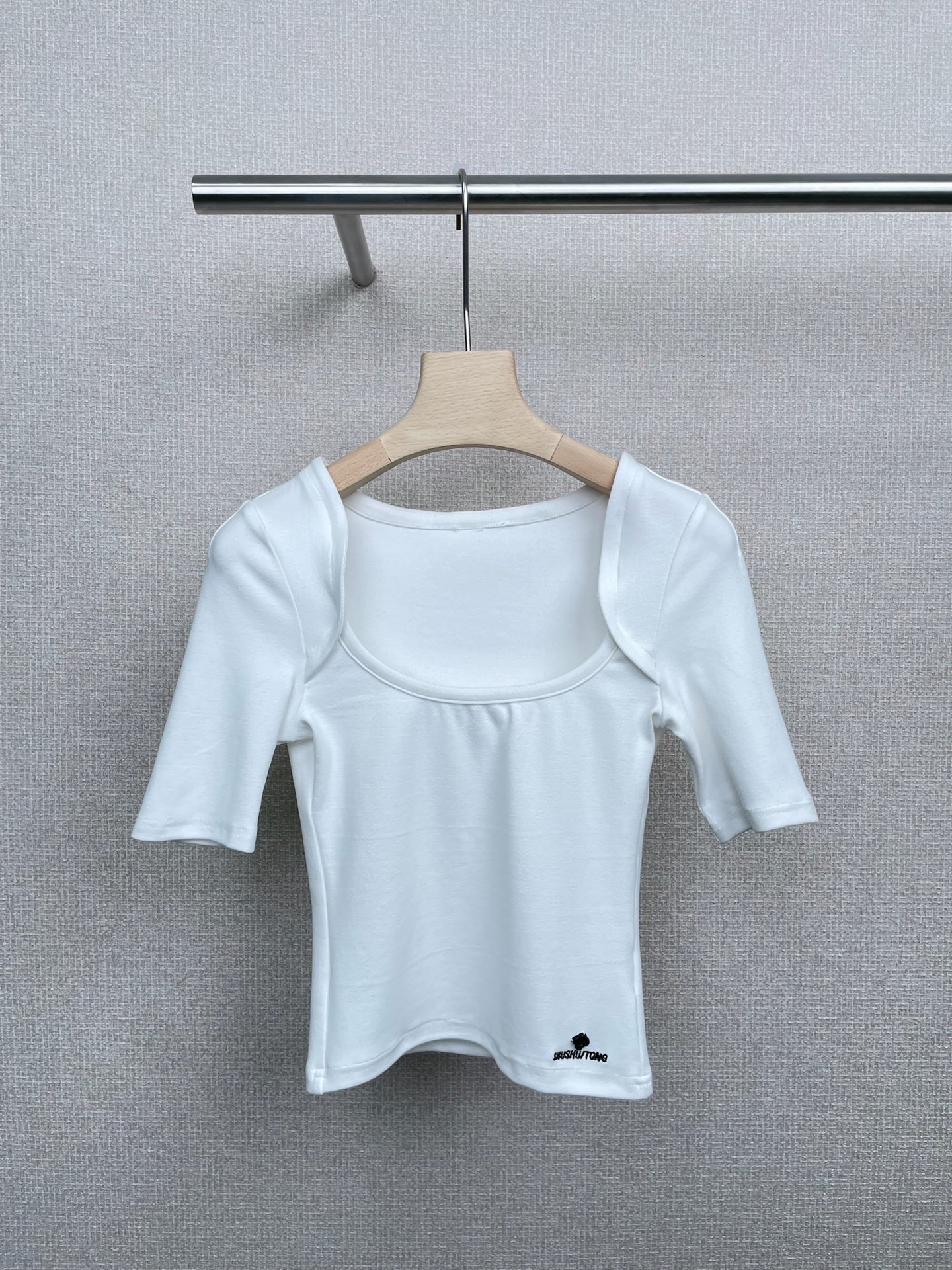 NO:471401,Shushutong 2025 early autumn new short-sleeved design style raglan round neck T-shirt, I don't allow anyone else to discover this, autumn treasure T-shirt, it is beautiful when worn directly, classic white raglan sleeve design, with a retro and fashionable feeling, cleverly weakens the shoulder lines, visually easy to have right-angle shoulders  , The wide-shoulder star can also become a paper person in seconds. The large U-neck design adds a bit of casualness and elegance, and holds the lazy and relaxed feeling hard. The embroidered pattern of 'SST' + flowers on the lower right is exquisite and eye-catching, and the details show unique taste. The style is even more unique. It is slim but not tight. It can well outline the body curve. It has the first-class effect of hiding the flesh and making it look thinner. No matter what the body is, it can be easily controlled. The fabric is also superb, soft, skin-friendly and breathable. It is so comfortable to wear close-fitting. It is casual and fashionable. Wear a small cardigan on the outside. It can also be easily dealt with when the temperature difference between morning and evening is large. The atmosphere is firmly grasped. Sisters who are still struggling with what to wear in autumn. Just close your eyes and enter this piece, and you will be sure to make you reach a new height in this autumn and become the most beautiful baby on the street.  SML, jeans, T-shirt,tees, t-shirt,alexander wang19860909Shushutong2025早秋新款短袖设计感潮流插肩圆领T恤,宝子们我不允许还有人没发现这件,秋季宝藏 T 恤,穿上直接美出圈,经典的白色拼插肩袖设计, 自带复古时髦感,巧妙弱化肩部线条,视觉上轻松拥有直角肩 ,肩宽星人也能秒变纸片人,大U领设计增添了几分随性与优雅,把慵懒松弛感狠狠拿捏住了,右下方“SST”+花朵的刺绣图案,精致又吸睛,细节处彰显独特品味,版型更是一绝,修身但不紧绷,能够很好地勾勒身材曲线,藏肉显瘦效果一流,不管什么身材都能轻松驾驭,面料也超绝,柔软亲肤又透气,贴身穿别提多舒服了,单穿搭配牛仔裤,休闲又时髦,外搭一件小开衫,早晚温差大的时候也能轻松应对,氛围感狠狠拿捏住,还在纠结秋天穿啥的姐妹,闭眼入这件就完事儿,保证让你在这个秋天美出新高度,成为街头最靓的崽. 码数SML,,jeans,T-shirt,tees，t-shirt,alexander wang,Women's clothing