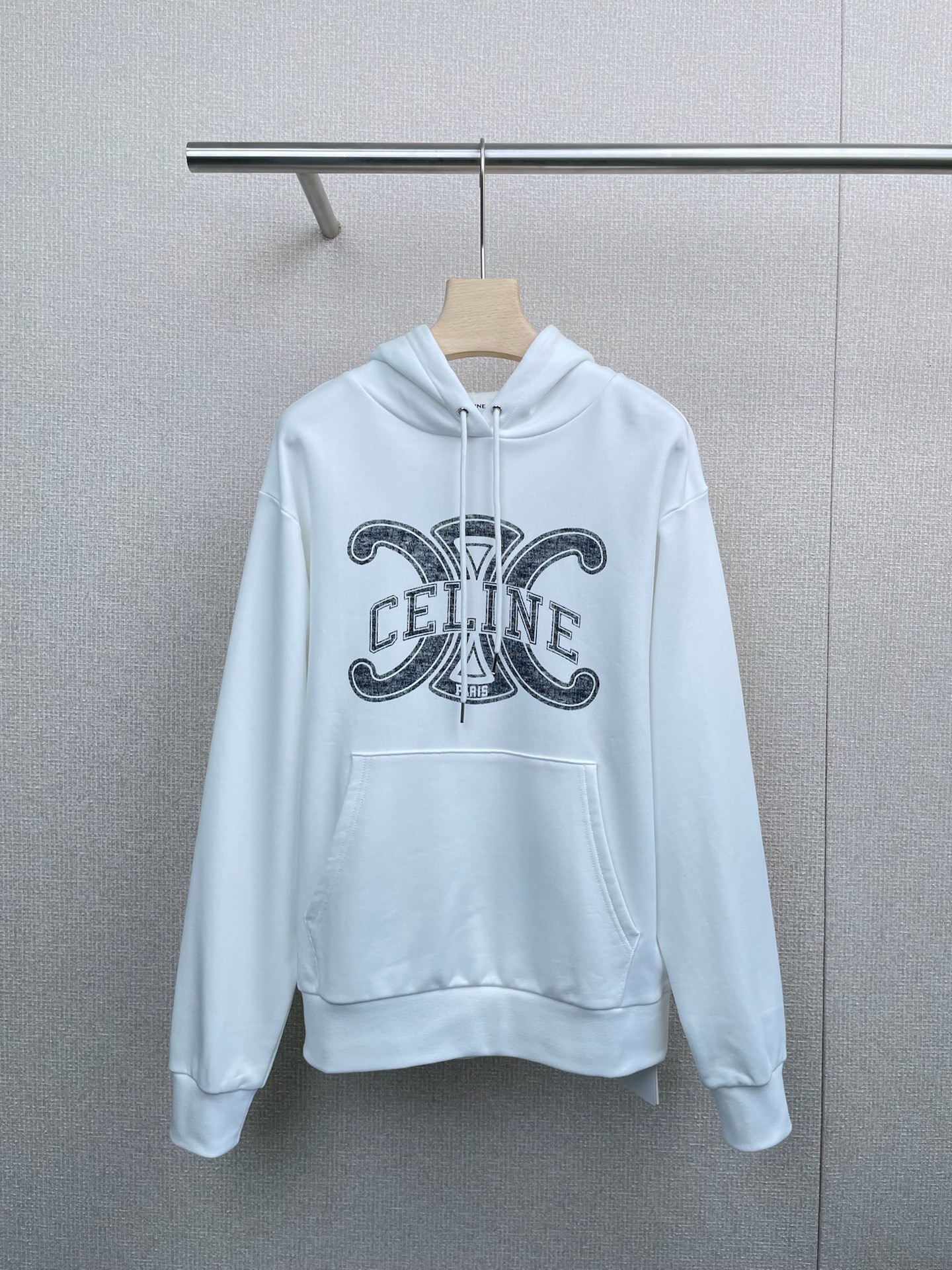 NO:473381,Celine2025 Arc de Triomphe printed hooded sweatshirt, a sweatshirt you won't take off when you wear it, it's so awesome Celine 25 autumn and winter new limited edition letter printed hooded sweatshirt, guest-supplied pure cotton fabric, skin-friendly and soft, loose style, hooded design adjustable drawstring, and engraved with Celine Paris engraved metal badge, ribbed trim, kangaroo pocket, consistent design style The big logo on the chest, matched with printed patterns The black and white and gray tones are very high-end, the overall simple and high-end sense is really a very classic existence, the lazy style is not picky about occasions, but also very fashionable, and it looks good for boys and girls. SML, celine, hoodie, sweatshirts, hats, alexander wang19860909Celine2025凯旋门印花连帽卫衣,一件你穿上就不会脱的卫衣,太牛了Celine 25年秋冬新款限定版字母印花连帽卫衣,客供纯棉面料,触感亲肤柔软,宽松版型,连帽设计可调节抽绳,并刻有Celine Paris携刻的金属徽章,罗纹饰边,袋鼠式口袋,一贯的设计风格 胸前的大logo,搭配印花图案 黑白灰色调很高级,整体简约又不失高级感,真的是非常经典的存在,慵懒的风格不挑场合也不挑人还很潮,男生女生穿都好看. 码数SML,,celine,hoodie,sweatshirts,hats,alexander wang,Women's clothing