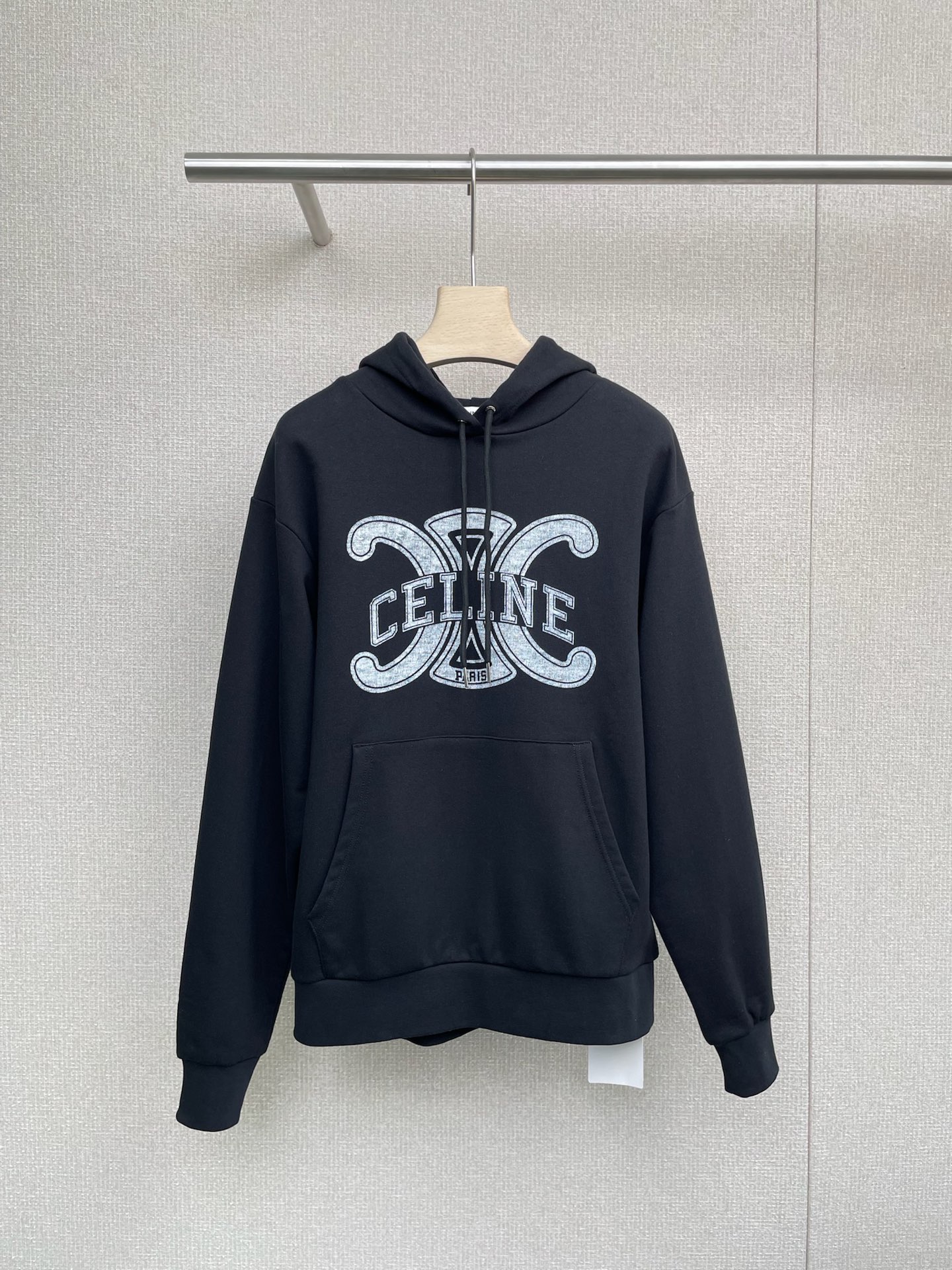 NO:473388,Celine2025 Arc de Triomphe printed hooded sweatshirt, a sweatshirt you won't take off when you wear it, it's so awesome Celine 25 autumn and winter new limited edition letter printed hooded sweatshirt, guest-supplied pure cotton fabric, skin-friendly and soft, loose style, hooded design adjustable drawstring, and engraved with Celine Paris engraved metal badge, ribbed trim, kangaroo pocket, consistent design style The big logo on the chest, matched with printed patterns The black and white and gray tones are very high-end, the overall simple and high-end sense is really a very classic existence, the lazy style is not picky about occasions, but also very fashionable, and it looks good for boys and girls. SML, celine, hoodie, sweatshirts, hats, alexander wang19860909Celine2025凯旋门印花连帽卫衣,一件你穿上就不会脱的卫衣,太牛了Celine 25年秋冬新款限定版字母印花连帽卫衣,客供纯棉面料,触感亲肤柔软,宽松版型,连帽设计可调节抽绳,并刻有Celine Paris携刻的金属徽章,罗纹饰边,袋鼠式口袋,一贯的设计风格 胸前的大logo,搭配印花图案 黑白灰色调很高级,整体简约又不失高级感,真的是非常经典的存在,慵懒的风格不挑场合也不挑人还很潮,男生女生穿都好看. 码数SML,,celine,hoodie,sweatshirts,hats,alexander wang,Women's clothing