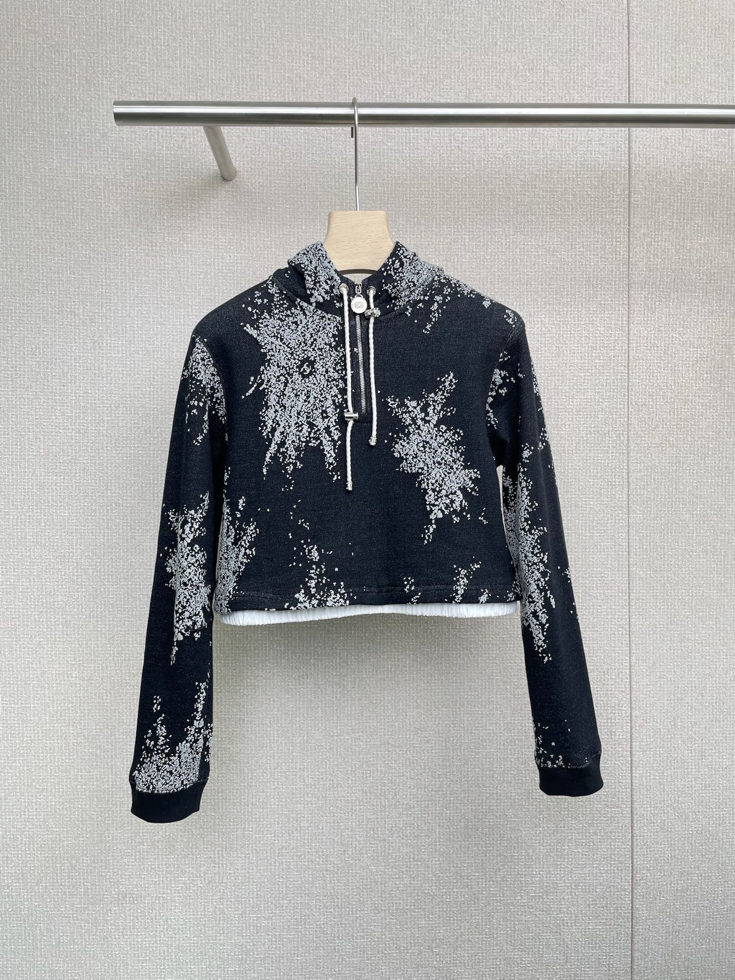 NO:473400,Chanel Chanel 25 autumn and winter new black fireworks long-sleeved short sweatshirt shorts suit, the season for wearing sweatshirts is here, black is really not greasy, large-size short hooded sweatshirt jacket, simple but not simple small design, comfortable and inclusive, with a lazy and relaxing feeling, the same set of loose shorts, elastic waist design is comfortable to make your legs look longer, black sweatshirts are versatile and not picky, and the texture is good. A set of top-fitting, fashionable and high-end suits, which are so suitable for lazy people to go out quickly, and they can be matched separately, and the jacket and shorts are very versatile. SML on SML, chanel, chanel, hoodie, sweatshirts, shorts, jackets & coats, hats, alexander wang19860909Chanel香奈儿 25秋冬新款黑色烟花长袖短卫衣短裤套装,穿卫衣的季节到了,黑色真的穿不腻,大版型的短款连帽卫衣外套,简约而不简单的小设计,舒适包容性强,自带慵懒松弛感,同套宽松短裤,松紧腰设计舒适显瘦显腿长,黑色色卫衣百搭不挑人,质感很好,一套上身非常cleanfit,时髦又高级的套装,太适合懒人想要实现快速出门了,分开搭配也是可以的,外套和短裤都很百搭. 码数SML 上,,chanel,chanel,hoodie,sweatshirts,shorts,jackets & coats,hats,alexander wang,Women's clothing