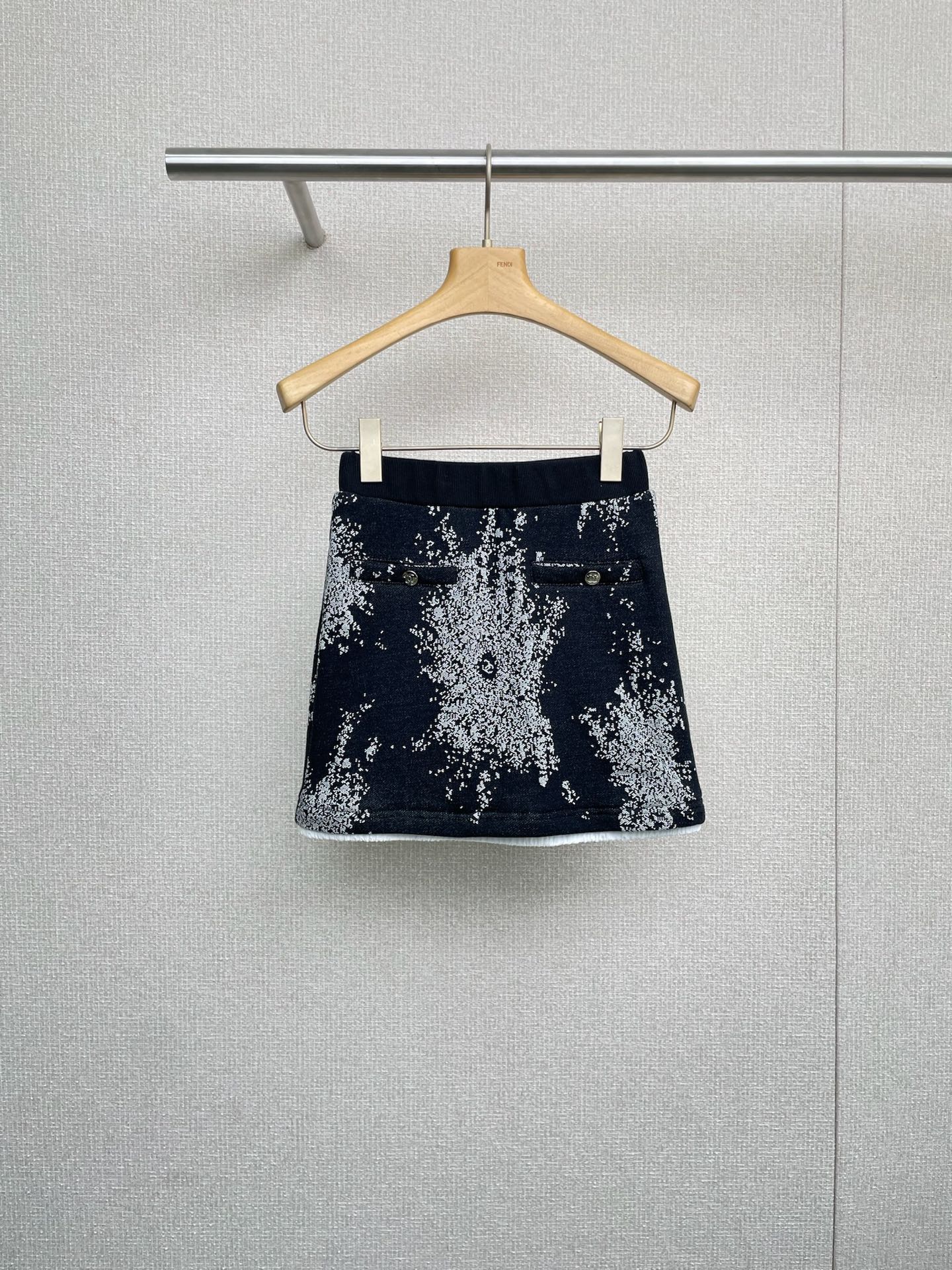 NO:473406,Chanel Chanel 25 autumn and winter new black fireworks long-sleeved short sweatshirt shorts suit, the season for wearing sweatshirts is here, black is really not greasy, large-size short hooded sweatshirt jacket, simple but not simple small design, comfortable and inclusive, with a lazy and relaxing feeling, the same set of loose shorts, elastic waist design is comfortable to make your legs look longer, black sweatshirts are versatile and not picky, and the texture is good. A set of top-fitting, fashionable and high-end suits, which are so suitable for lazy people to go out quickly, and they can be matched separately. The jacket and shorts are very versatile. SML, chanel, hoodie, sweatshirts, shorts, jackets & coats, hats, alexander wang19860909Chanel香奈儿 25秋冬新款黑色烟花长袖短卫衣短裤套装,穿卫衣的季节到了,黑色真的穿不腻,大版型的短款连帽卫衣外套,简约而不简单的小设计,舒适包容性强,自带慵懒松弛感,同套宽松短裤,松紧腰设计舒适显瘦显腿长,黑色色卫衣百搭不挑人,质感很好,一套上身非常cleanfit,时髦又高级的套装,太适合懒人想要实现快速出门了,分开搭配也是可以的,外套和短裤都很百搭. 码数SML,,chanel,chanel,hoodie,sweatshirts,shorts,jackets & coats,hats,alexander wang,Women's clothing