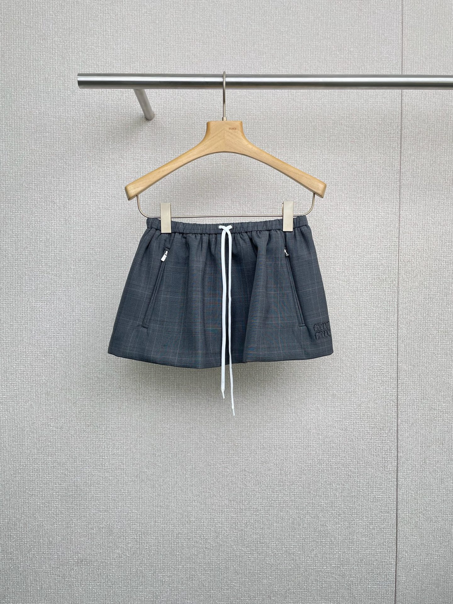 NO:473418,MiuMiu 2025 autumn and winter new Prince of Wales plaid mini skirt, drawstring design college style makes you look slim and long legs, black dark plaid collision bud skirt, girlish and hot girl style coexist, with its own campus first love atmosphere, age-reducing, drawstring waist design adjustable drawstring fits the waistline, freely controlling tightness, making it slimming and covering the lower abdomen, pear-shaped and apple-shaped body-friendly, flower bud skirt hem three-dimensional fluffy skirt hem modifying hip hips, high waistline optimizes proportion, visual lengthening  Leg shape, small people can also wear long and elastic waist circumference, comfortable and comfortable, wool blend light and breathable, refreshing and not stuffy in autumn, suitable for shopping, dates, and travel. Paired with white shirts + loafers, blue plaid and college style, it will become a Japanese JK girl in seconds, with knitted short-sleeved Polo + thick-soled dad shoes, flower bud skirts balance skin exposure, sweet and cool, a short skirt that can dance with the hem of the skirt - allowing sweetness and hot girl style to switch freely, every step is full of youth.  SML, miumiu,loafers,skirts,shirts,T-shirts,alexander wang19860909MiuMiu2025秋冬新款威尔士亲王格纹迷你裙,抽绳设计学院风显瘦显腿长,黑色暗格纹碰撞花苞裙摆,少女感与辣妹风并存,自带校园初恋氛围,减龄不幼稚,抽绳收腰设计可调节抽绳贴合腰线,自由控制松紧度,显瘦遮小腹,梨形、苹果型身材友好,花苞裙摆立体蓬松裙摆修饰臀胯,高腰线优化比例,视觉拉长腿型,小个子也能穿出大长,弹力腰围舒适不勒,毛呢混纺轻盈透气,秋日清爽不闷热,逛街、约会、出游皆宜,搭配白衬衫+乐福鞋,蓝格纹与学院风碰撞,秒变日系JK少女,配针织短袖Polo+厚底老爹鞋,花苞裙摆平衡露肤度,甜酷兼具,一条裙摆会跳舞的短裙——让甜美与辣妹风自由切换,每一步都青春洋溢. 码数SML,,miumiu,loafers,skirts,shirts,T-shirt,alexander wang,Women's clothing