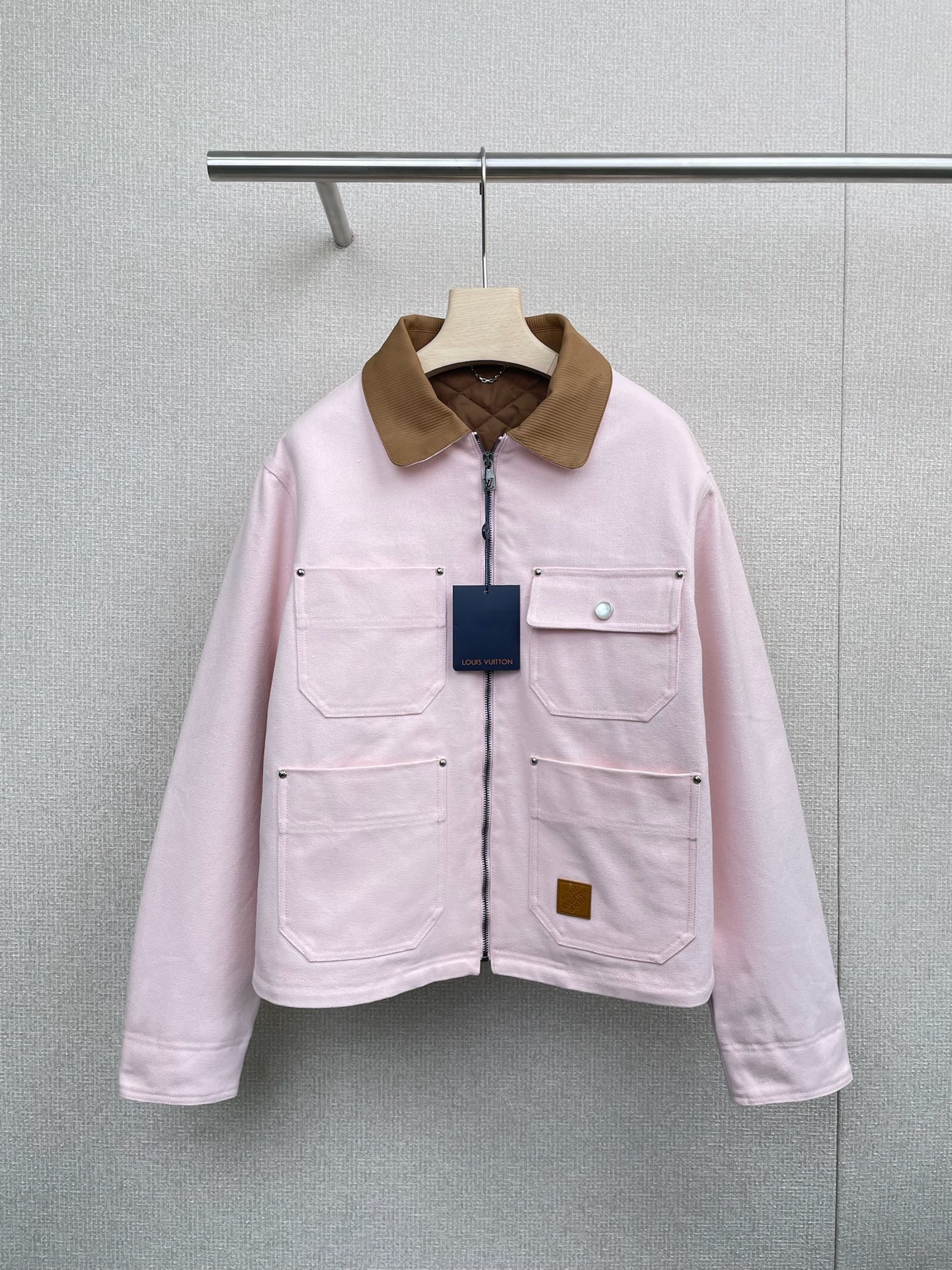 NO:473430,LV2025 autumn and winter new large pocket work style casual jacket cotton jacket, rotator sleeves + loose style, the overall effect looks retro fork classic, shoulder-falling design can modify the shoulder shape so that the clothes look not dull, the placket zipper opening and closing, the zipper quality is also very good, pulling to the end, it is crisp and neat, increasing the practicality of daily wear, and the details are very exquisite, all auxiliary materials are provided by customers, and the brushed hardware provided by customers is delicate and low-key. The whole dress has no extra embellishment and fancy design, which is a simple and high-end feeling. The Bath style is really too popular this year, and it is really free and stylish when worn. The differentiated materials of the work jacket collar are still very warm. Sisters, come and get a Bath style jacket of their own. SML,, louis vuitton, jackets & coats, alexander wang19860909LV2025秋冬新款大口袋工装风休闲夹克棉服,落肩袖＋宽松款版型,整体的效果看起来复古叉经典,落肩的设计可以修饰肩型使得衣服版型看起来不会很呆板,门襟拉链开合,拉链品质也非常好,一拉到底,千脆利落,增加日常穿搭实用性,细节上非常考究,辅料全部客供的,客供的拉丝五金,光泽细腻低调,整件衣服没有多余的点缀和花哨的设计,就是简约的高级感,今年巴恩风真的太火啦,穿上真的洒脱又有型,工装夹克领部的差异化材质还很保暖,姐妹们快来get一件属于自己的巴恩风夹克吧. 码数SML,,louis vuitton,jackets & coats,alexander wang,Women's clothing