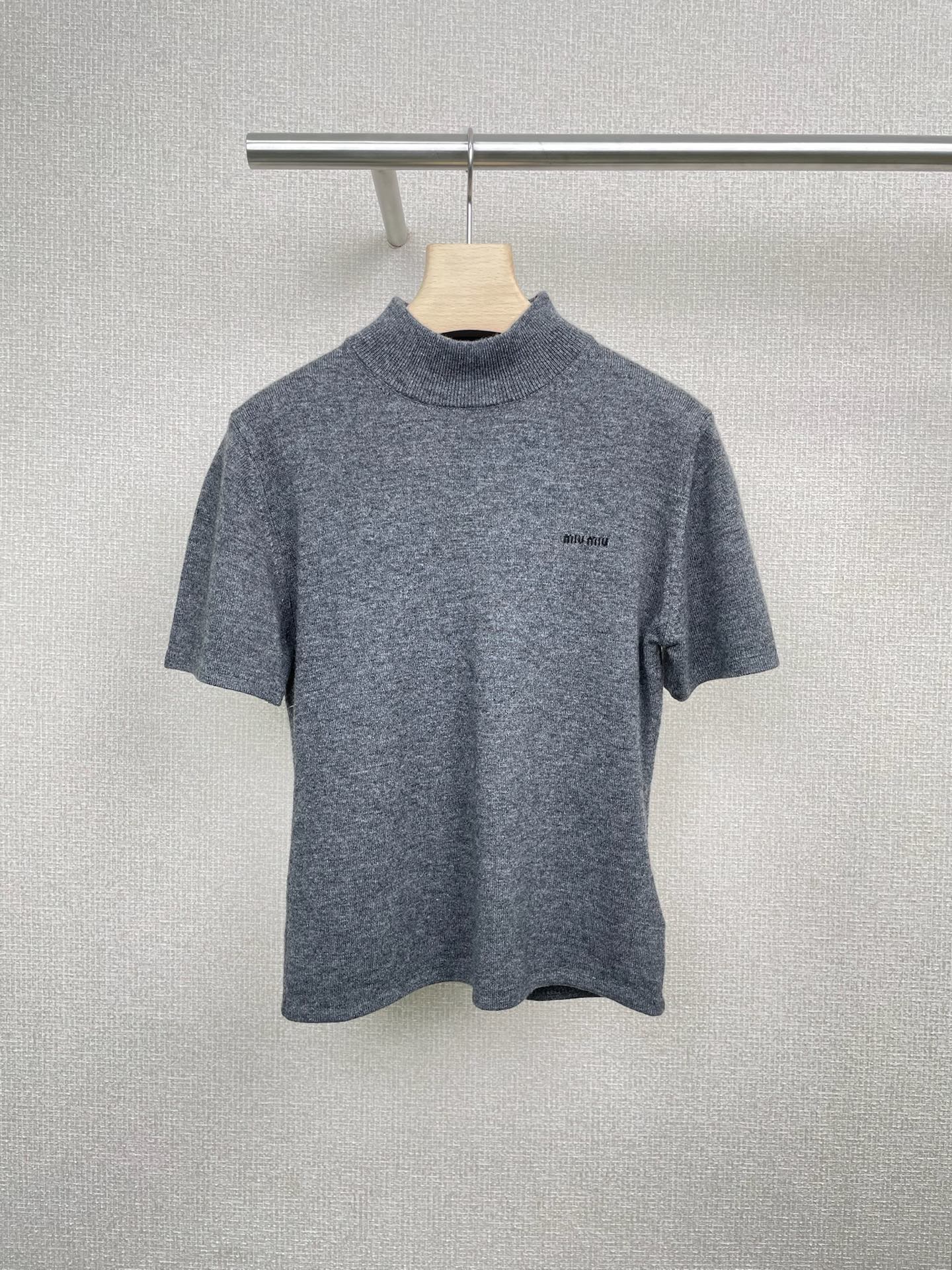 NO:475681,MiuMiu 2025 autumn and winter new cashmere half-high round neck short-sleeved knitted sweater, as a person who is super picky about knitted items, I must recommend it to you. Let’s talk about the material first. The 100% ultra-fine cashmere is really amazing. It feels like a cloud wrapped around the skin, so soft that I want to keep ruaing my arms. Everyone always thinks that wool will be thorny, but this one is not close to the body and skin-friendly. It won’t sweat when worn in summer. Instead, it has a cool and breathable feeling. It can be used as a small sunscreen when worn in an air-conditioned room. It is practical and full, and the style is just right.  The 'hidden meat style' has a slightly lowered shoulder line, which hides the worship meat tightly, and the waist and abdomen have a natural slack feeling but will not collapse. It is particularly neat when raising your hand or walking. It looks proportional when wearing a small person, and it is not cramped in slightly fat sisters. Whoever wears it knows how to look slimming magic. The color is 'smog gray', which is more beautiful than the picture. It is very white when wearing it. It is a refreshing and casual feeling with a skirt. It can be worn with a gentle sister style. You can play on daily commuting or weekend dates. You can get a high-end look in the wardrobe.  SML, miumiu, skirts, jeans, sweaters, T-shirt, alexander wang19860909MiuMiu2025秋冬新款山羊绒半高圆领短袖针织毛衣,作为一个对针织单品超挑剔的人,必须来给你们按头安利,先说材质,百分百超细山羊绒真的绝,摸上去像云朵裹在皮肤上,软糯到想一直rua自己的胳膊,大家总觉得羊毛会扎,但这件完全不会,贴身穿亲肤到离谱,夏天穿也不会闷汗,反而有种凉丝丝的透气感,空调房里穿还能当个小防晒,实用性直接拉满,版型是那种恰到好处的“藏肉款”,肩线做了微落设计,把拜拜肉藏得严严实实,腰腹处有自然的松弛感但不会垮,抬手或者走动的时候都特别利落,小个子穿显比例,微胖姐妹穿也完全不局促,谁穿谁知道的显瘦魔法,颜色选的是“雾霾灰”,实物比图片还美,黄皮穿巨显白,搭牛仔裤是清爽的休闲感,配半身裙又能穿出温柔姐姐风,日常通勤或周末约会都能打,衣柜里随便抓条下装都能搭出高级感. 码数SML,,miumiu,skirts,jeans,sweaters,T-shirt,alexander wang,Women's clothing