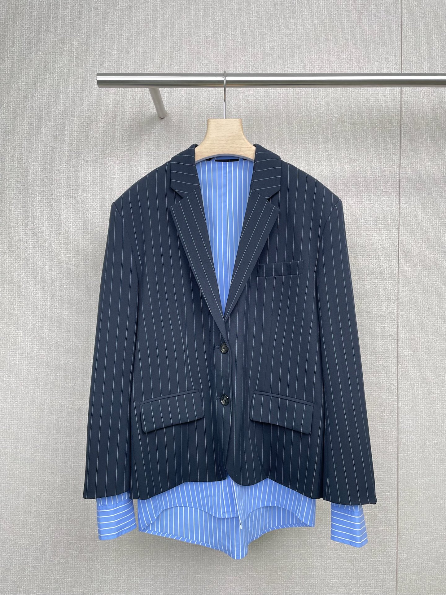 NO:475695,Acne  Studios Ackney 2025 autumn navy layered suit jacket, early autumn suit control, how can you miss this navy blue striped suit jacket in the fashionable early autumn wardrobe, classic vertical striped elements, slim and aura, neat tailoring, chic and hem splicing blue and white striped shirt, adding a bit of layering. Choose an oversize suit jacket, which not only brings a lazy and chic feeling, but also keeps you warm in autumn and winter. The neat tailoring and clever matching, the loose silhouette will make your lower body look more slender,  The more you can highlight the tone, choose a dark suit, which has a sense of high quality and a cool and grand atmosphere. It is a minimalist style. In autumn and winter, when choosing a jacket, you can ignore the curve, mainly the silhouette, and the style is more neutral. Use the tough material of the suit to contrast with other soft materials, such as matching a silk shirt or turtleneck sweater. A silhouette suit is not only a warm item, but also a powerful tool for fashion matching in autumn and winter. Through reasonable matching, a suit can also become a fashionable item. In this autumn and winter, let us use a silhouette suit to show a warm and fashionable look.  SML, acne studios,dior,versace,jackets & coats,sweaters,shirts,business suit,alexander wang19860909Acne Studios艾克妮2025秋季海军蓝叠层西装外套,早秋西装控看过来,时髦精的早秋衣柜里,怎么能少得了这件藏蓝色条纹西装外套,经典的竖条纹元素,显瘦又显气场,利落的剪裁,潇洒随性,袖口和下摆拼接蓝白条纹衬衫,增添了几分层次感,择一件oversize的西装外套,它不仅能够带来慵懒潇洒的感觉,还能让你在秋冬季节中保持温暖,利落的剪裁和巧妙的搭配,宽松的廓形会让你的下半身更显修长,越能凸显腔调,选择深色系的西装,自带高级感,而且有一种飒爽大气场,极简风格穿搭,在秋冬季,选择外套时可以忽略掉曲线,以廓形为主,风格更偏中性一些,利用西装的硬朗材质与其他柔软材质的单品形成对比,比如搭配一条丝质的衬衫或高领毛衣,廓形西装不仅是一件保暖单品,更是秋冬时尚搭配的利器,通过合理的搭配,西装也能成为时尚的单品,这个秋冬,让我们一起用廓形西装展现出既温暖又时髦的造型吧. 码数SML,,acne studios,dior,versace,jackets & coats,sweaters,shirts,business suit,alexander wang,Women's clothing