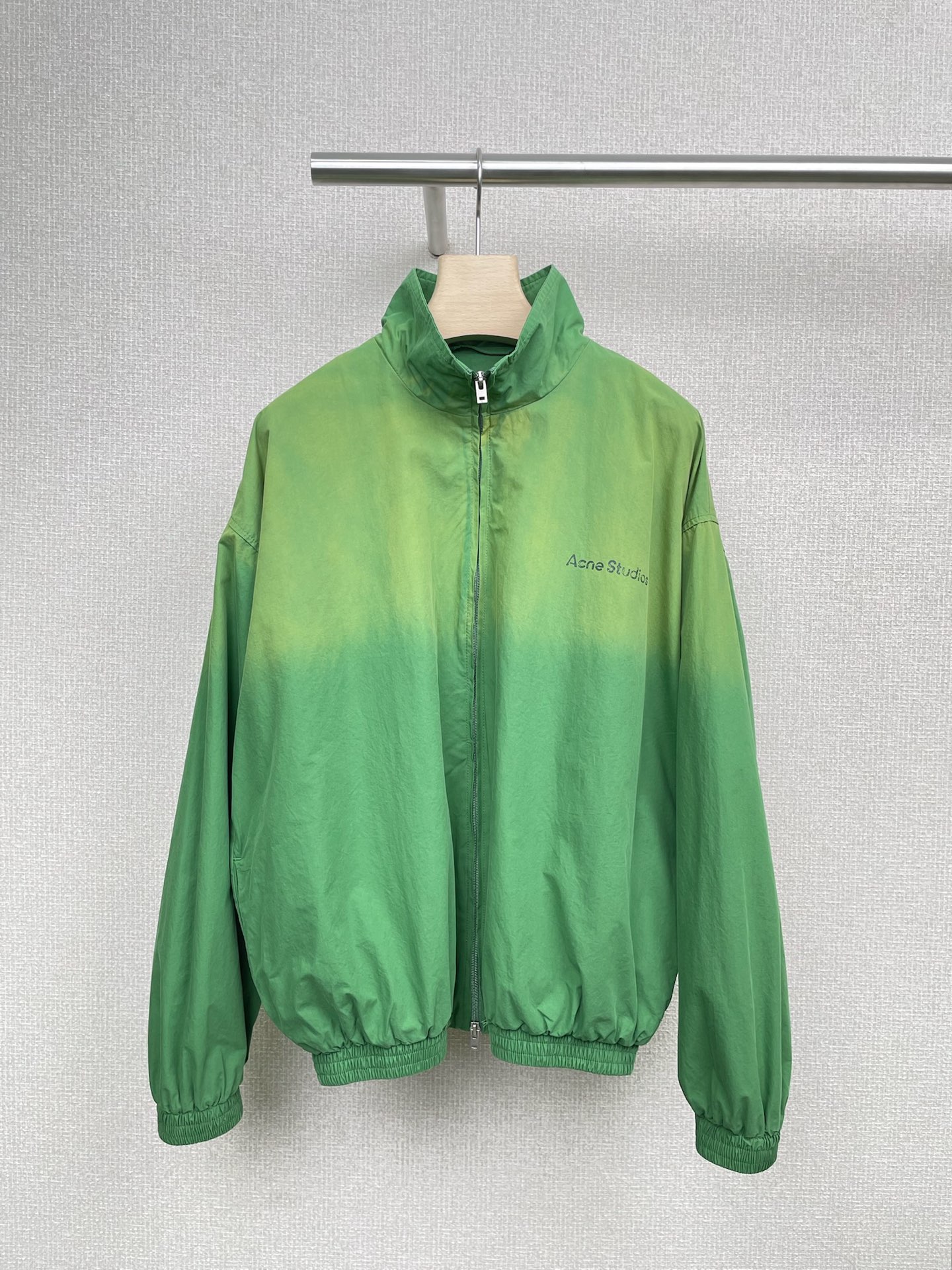 NO:475704,Acne Studios 1996 logo loose casual zipper jacket is a set of clothing designed for casual and relaxing time. This gradient jacket is made of very lightweight and comfortable coated nylon, with multi-purpose and functional features. The double-chain zipper placket, adjustable elastic cuffs and hem design sublimates the casual taste of the jacket. The ACNE logo embellishes on the chest, and finally adds a touch of logo to the jacket. This nylon fabric is a lightweight fabric with a layer of film covered on the inside, which perfectly prevents atmospheric media and does not affect the breathability of the clothing. It can be used for daily rest and outdoor play. Wear multiple clothes to meet a variety of outfit needs. The main feature is a comfortable and easy to wear. The Oversize style is basic and versatile. It will not make any mistakes in matching. Make your outfits full of ideas.  Code number XSSM, acne studios,dior,versace,jackets & coats,jackets & coats,alexander wang19860909Acne Studios男女同款1996徽标宽松休闲拉链外套夹克,是一组专为休闲放松时光而设计的服饰,这款渐变夹克采用十分轻量且舒适的镀膜尼龙制作,具有多用途和功能的特点,双链头拉链开襟、可调节松紧袖口和下摆设计,升华了夹克的休闲品味.点缀在胸前的ACNE徽标,最后为夹克添增了一抹标志,这款尼龙面料是一种轻质织物,其内侧覆盖的一层薄膜,可完美防止大气介质,且不影响服装的透气性,可日常休息又能户外出游玩的百搭造型,一衣多穿满足多种穿搭需求,主打的就是一个舒适又好穿,Oversize的版型基础又百搭,属于怎么搭配都不会出错的,尽情去发挥你的穿搭巧思吧. 码数XSSM,,acne studios,dior,versace,jackets & coats,jackets & coats,alexander wang,Women's clothing