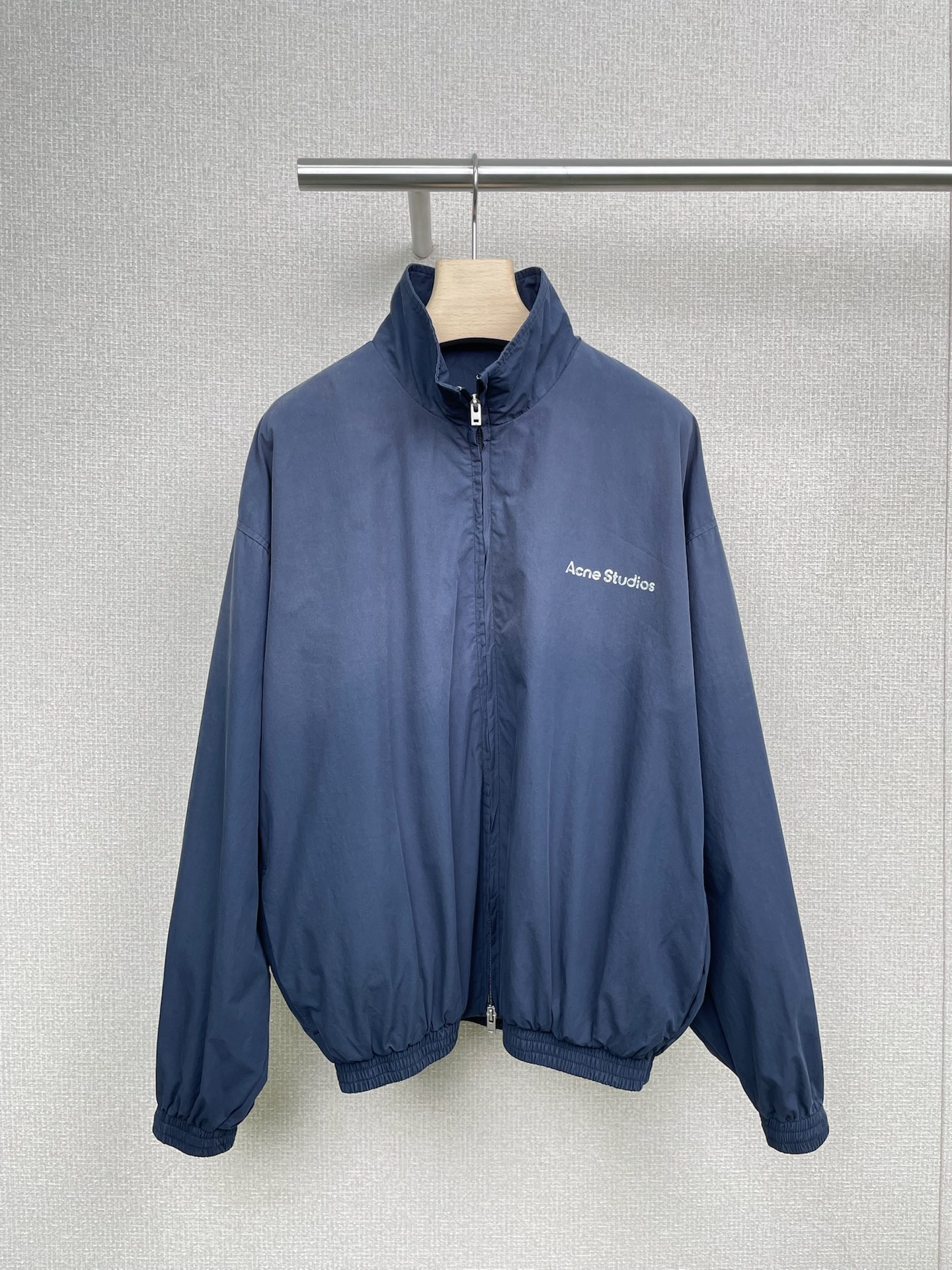 NO:475716,Acne Studios 1996 logo loose casual zipper jacket is a set of clothing designed for casual and relaxing time. This gradient jacket is made of very lightweight and comfortable coated nylon, with multi-purpose and functional features. The double-chain zipper placket, adjustable elastic cuffs and hem design sublimates the casual taste of the jacket. The ACNE logo embellishes on the chest, and finally adds a touch of logo to the jacket. This nylon fabric is a lightweight fabric with a layer of film covered on the inside, which perfectly prevents atmospheric media and does not affect the breathability of the clothing. It can be used for daily rest and outdoor play. Wear multiple clothes to meet a variety of outfit needs. The main feature is a comfortable and easy to wear. The Oversize style is basic and versatile. It will not make any mistakes in matching. Make your outfits full of ideas.  Code number XSSM, acne studios,dior,versace,jackets & coats,jackets & coats,alexander wang19860909Acne Studios男女同款1996徽标宽松休闲拉链外套夹克,是一组专为休闲放松时光而设计的服饰,这款渐变夹克采用十分轻量且舒适的镀膜尼龙制作,具有多用途和功能的特点,双链头拉链开襟、可调节松紧袖口和下摆设计,升华了夹克的休闲品味.点缀在胸前的ACNE徽标,最后为夹克添增了一抹标志,这款尼龙面料是一种轻质织物,其内侧覆盖的一层薄膜,可完美防止大气介质,且不影响服装的透气性,可日常休息又能户外出游玩的百搭造型,一衣多穿满足多种穿搭需求,主打的就是一个舒适又好穿,Oversize的版型基础又百搭,属于怎么搭配都不会出错的,尽情去发挥你的穿搭巧思吧. 码数XSSM,,acne studios,dior,versace,jackets & coats,jackets & coats,alexander wang,Women's clothing