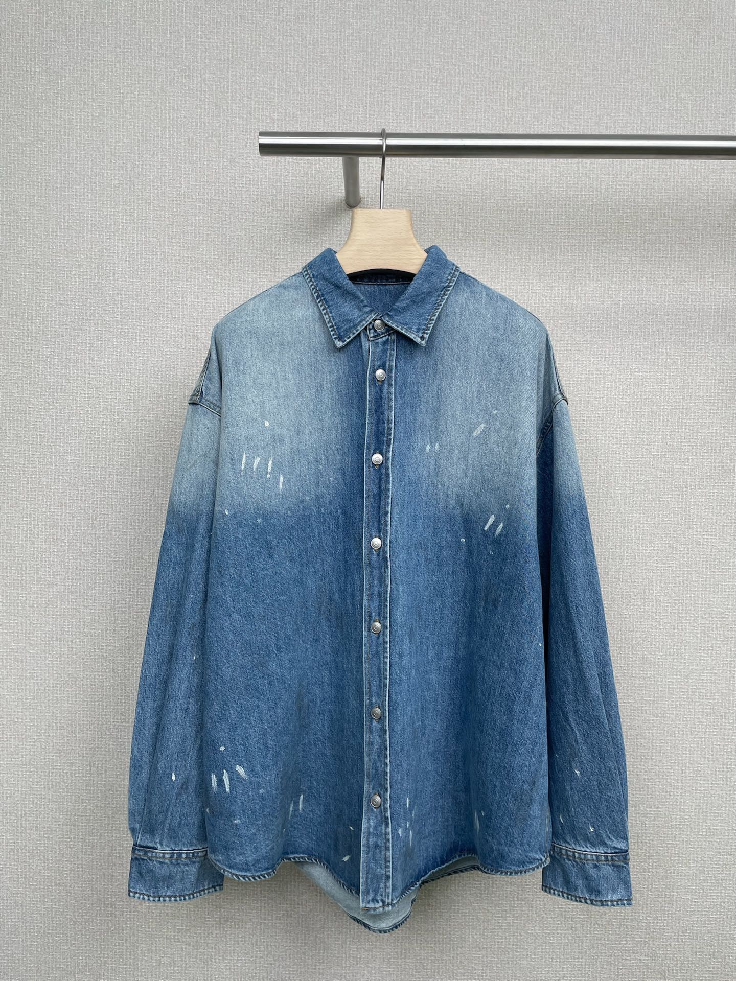 NO:475723,Acne Studios Trafalgar ink-splash denim shirt jacket, old-fashioned style design with a sense of story, instantly grasp the atmosphere of autumn and winter, natural old-fashioned washing blue is too high-end, hand-painted ink texture is like wearing oil paintings on the body, silhouette cut 0 restrictions on body shape, lazy and slim, white T+ wide-leg pants in the inner side become cool, dress + long boots directly explode the street, layered in autumn and winter in the coat reveals the edge of the ink, the style is crisp and does not collapse, each piece of ink is unique, the old treatment is naturally not cheap, and the more time goes by (small people choose S loose enough!) S M L,,acne studios,dior, boots, skirts, jackets & coats,alexander wang19860909Acne Studios艾克妮Trafalgar泼墨牛仔衬衣外套,自带故事感的老钱风设计,瞬间拿捏秋冬氛围感,天然做旧水洗蓝也太高级了,手绘感泼墨纹理像把油画穿在身上,廓形剪裁对身材0限制,慵懒又显瘦,内搭白T+阔腿裤秒变清冷艺术家,配连衣裙+长靴直接炸街,秋冬叠穿在大衣里露出泼墨边绝绝子,版型挺括不垮塌,泼墨每一件都是独一无二的晕染,做旧处理自然不廉价,越穿越有味道（小个子选S足够宽松！） 码数S M L,,acne studios,dior,boots,skirts,jackets & coats,alexander wang,Women's clothing