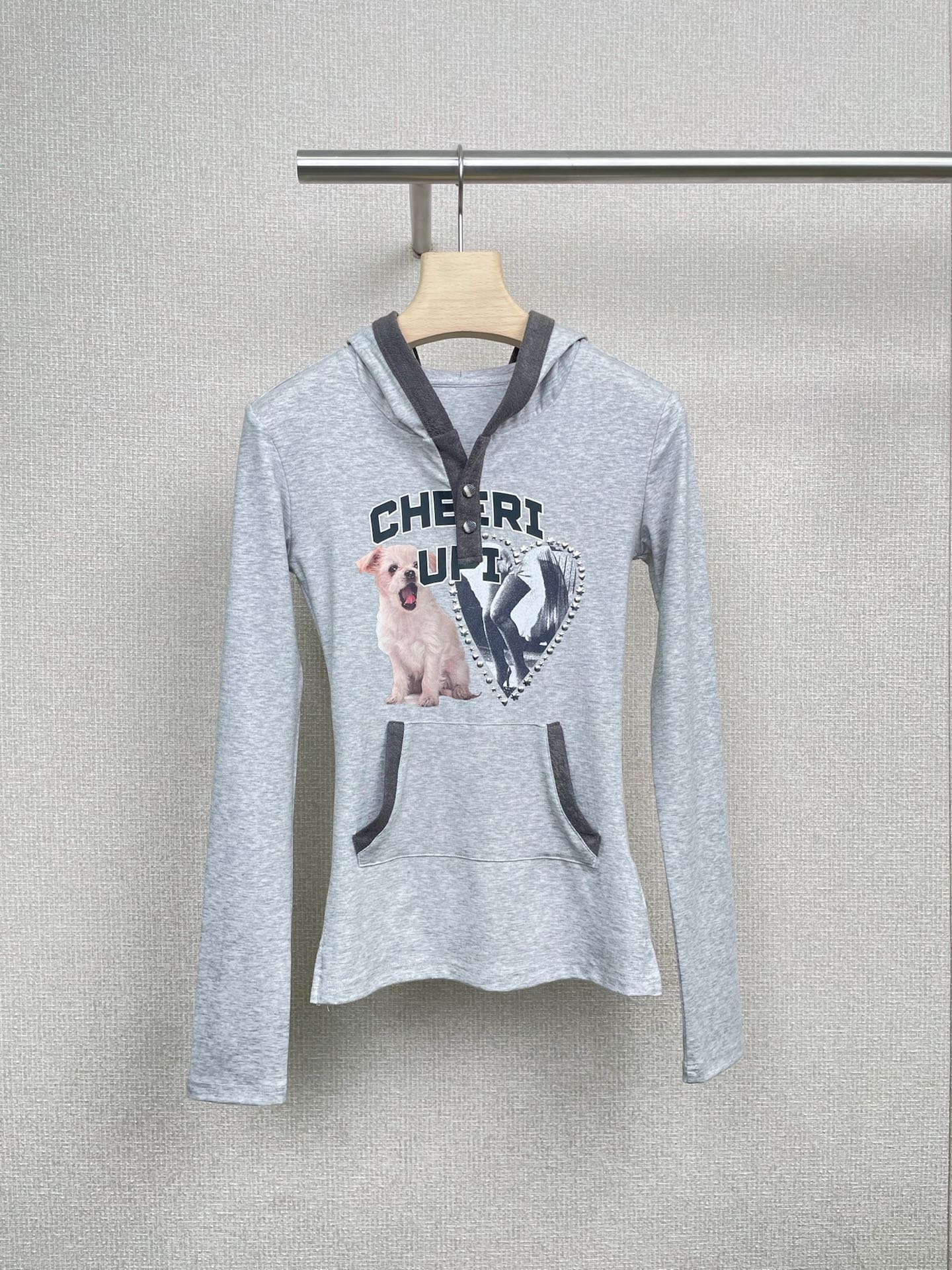 NO:475737,CHEERi UPi25 autumn new style wow puppy print slim hooded long-sleeved T-shirt, I was asked about this dog T contracted me with my relaxed feeling in the early autumn, this dog T-shirt made the relaxed feeling understand, the super-excellent dog printed long-sleeved T-shirt, which directly grasps the relaxed feeling of autumn, dark gray background, retro and high-end, puppy printed milk fufu is so cute that his heart trembles, and a random shot is the relaxed feeling of Korean aura. The close-fitting look like being wrapped in clouds, so comfortable that I want to weld the body, and I wear it alone and inner wear. The layered sweatshirt is not bloated as a base, and it comes with a relaxing filter that 'I have been wearing it for a long time' and sisters who want to weld the relaxed feeling on their body quickly. SML, hoodie, sweatshirts, tees, t-shirts, hats, alexander wang19860909CHEERi UPi25秋新款哇塞小狗印花修身连帽长袖T恤,被问爆这狗狗T承包我整个早秋松弛感,这狗狗T恤把松弛感玩明白了,超绝的狗狗印花长袖T恤,直接把秋日松弛感穿搭拿捏死,深灰底色复古又高级,小狗印花奶fufu可爱到心颤,随手一拍都是韩里韩气的松弛感,贴身穿像被云朵裹住,舒服到想焊身上,单穿、内搭都绝,叠穿卫衣当打底也不臃肿,自带“穿了很久超爱”的松弛滤镜,想把松弛感焊在身上的姐妹速冲. 码数SML,,hoodie,sweatshirts,tees，t-shirt,hats,alexander wang,Women's clothing