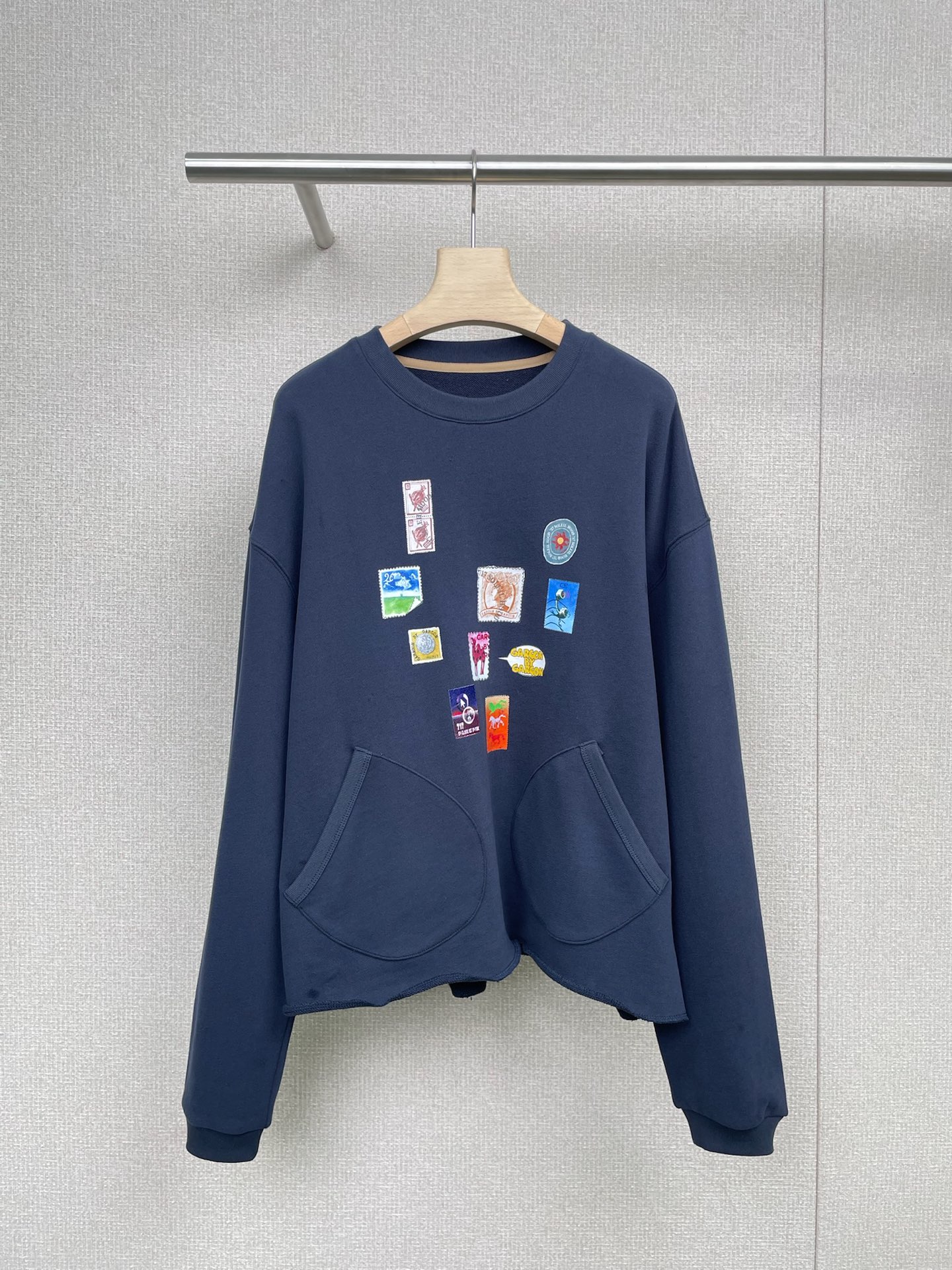 NO:475751,GARCON BY GARCON 2025 autumn new versatile loose cotton hand-printed sweatshirt, pure cotton printed loose sweatshirt, selected natural pure cotton fabric, super soft and glutinous texture, as skin-friendly and delicate as baby's skin, breathable and hygroscopic, comfortable and worry-free all seasons. The special treatment makes the fabric not bloated even if it is large, perfectly fits the body. The classic round neck pullover design is simple and generous, easy to put on and take off, casual and casual and full, and the loose and large version gives plenty of room for activity, full of lazy style, the most eye-catching one is the unique stamp printing, inspired by daily life and integrated into the DOT brand style, showing a lazy and intelligent academy style, simple and bold pattern, high-end and fun, and the layout is meticulous, both eye-catching and harmonious with the overall. Whether you are casual at home or walking, it is a must-have for your wardrobe.  SML, hoodie, sweatshirts, alexander wang19860909GARCON BY GARCON2025秋季新款百搭宽松棉质手工印花卫衣,纯棉印花宽松卫衣,精选 天然纯棉面料,质地超软糯,如婴儿肌肤般亲肤细腻,透气又吸湿,四季舒适无忧,特殊处理让面料即便大版型也不臃肿,完美贴合身体,经典圆领套头设计,简洁大方,轻松穿脱,休闲随性拉满,宽松大版型给予充足活动空间,慵懒范儿十足,最亮眼的当属独特邮票印花,灵感取自日常融入 DOT 品牌风格,展现慵懒智性学院风,图案简约大胆又高级风趣,布局精心,既吸睛又与整体和谐统一,不管休闲居家还是外出散步,它都是您衣橱必备. 码数SML,,hoodie,sweatshirts,alexander wang,Women's clothing