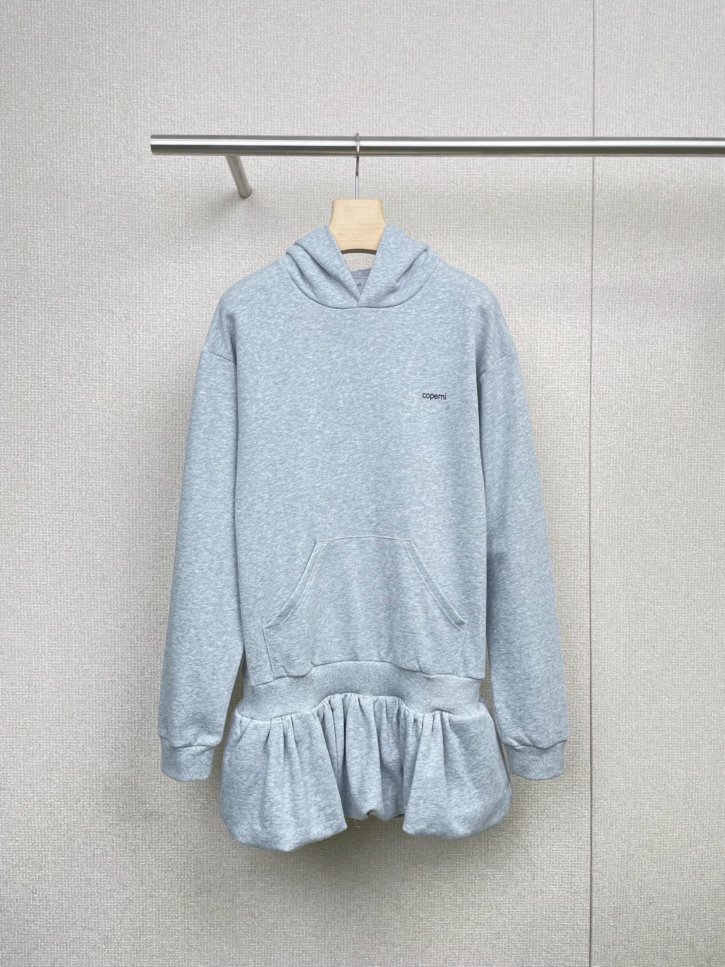 NO:475700,Coperni 2025 autumn launches the same casual loose bud bubble hem sweatshirt skirt, lazy style sports casual and fashionable flower bud sweatshirt skirt, wearing it makes you feel girlish when walking, as light as clouds, and as romantic as flower buds. This sweatshirt flower bud skirt is simply a 'cheating item' in autumn and winter. The fluffy skirt hem is as light as a balloon, and the waist-closing design outlines the perfect proportion. When walking, the skirt hem is slightly rippling, as if it comes with a fairy-like filter. Who says sports style cannot be sweet?  This skirt perfectly balances laziness and exquisiteness, and the waist-hugging design perfectly outlines the body curve. The slimming effect is excellent, as if it is a fairy spirit. Whether it is a date or going out, you can become the focus. SML, hoodie, sweatshirts, skirts, alexander wang19860909Coperni2025秋季上新Lisa同款休闲宽松花苞泡泡下摆运动衫裙,慵懒风运动休闲时髦花苞卫衣裙,穿上就是行走的少女感,云朵般的轻盈,花苞般的浪漫,这条卫衣花苞裙简直是秋冬的“作弊单品”,蓬松的裙摆像气球一样轻盈灵动,收腰设计勾勒出完美比例,走路时裙摆微微荡漾,仿佛自带仙气滤镜,谁说运动风不能甜美？这款裙子完美平衡了慵懒与精致,收腰设计完美勾勒出身材曲线,显瘦效果一级棒,仿佛自带仙气,无论是约会还是出街,都能让你成为焦点. 码数SML,,hoodie,sweatshirts,skirts,alexander wang,Women's clothing