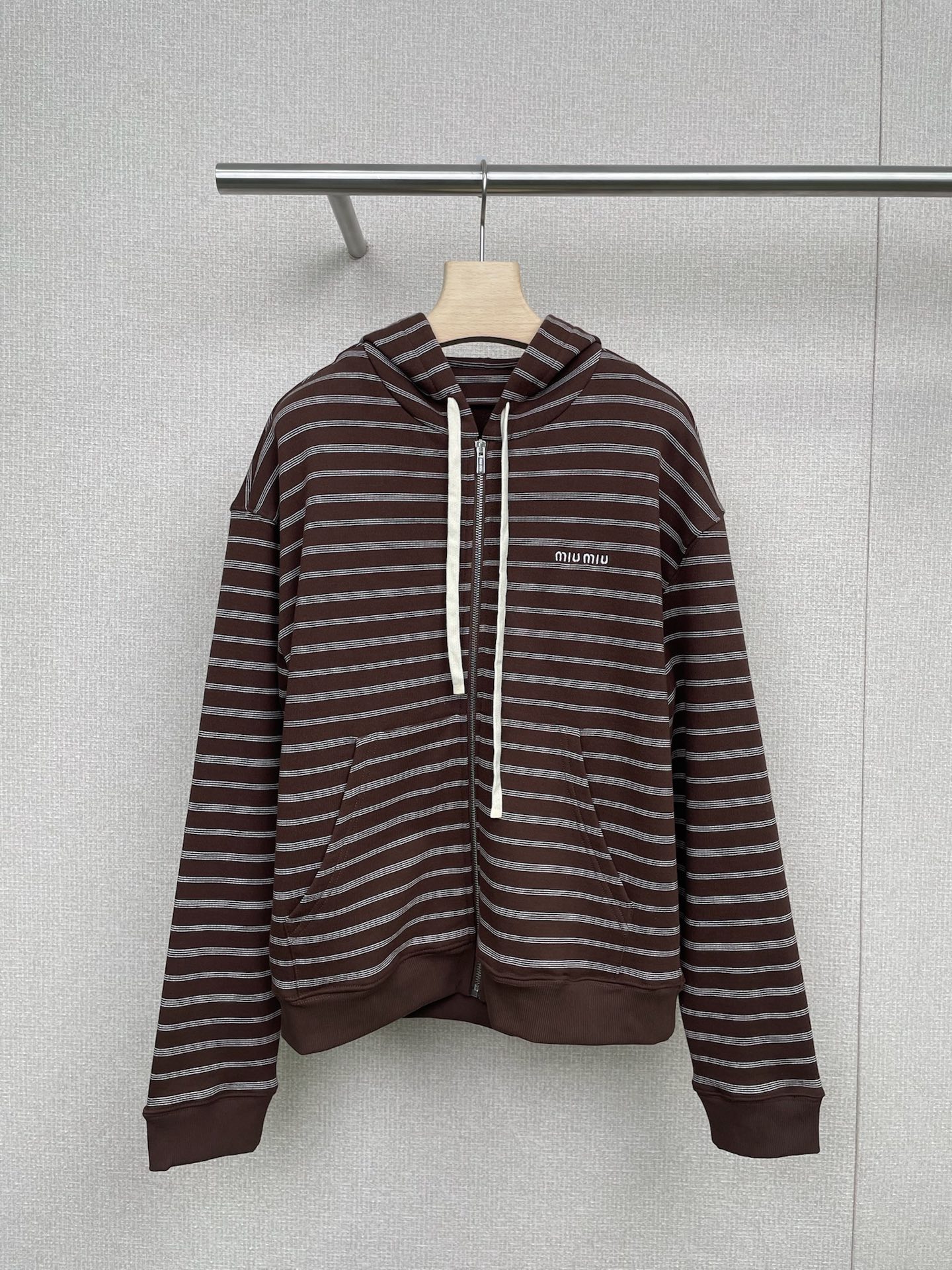 NO:475710,MiuMiu's new autumn striped zipper sweatshirt for 2025, the classic striped elements are never out of date. The upper body reduces age in one second, and the youthful feeling is directly full. The hooded design adds a bit of leisure and vitality. It is suitable for daily outing or exercise. The zipper texture is excellent, smooth and not stuck. Moreover, the zipper design makes the whole dress more cool. It can be worn openly or pull up at will, which can bring different styles. The fabric is soft and glutinous, it is very comfortable to wear with close body, it does not tamper the skin at all, it is breathable and will not sweat. The style is also great. It is not picky about the figure. Whether it is matched with jeans, sweatpants or short skirts, it can be easily held. It is full of fashion and the color is super positive. Yellow-skinned people can also easily control it. Wear it with friends to blow up the street. I really love this striped hooded zipper shirt. Treasures, hurry up.  SML, miumiu, hoodie, sweatshirts, skirts, jeans, hats, alexander wang19860909MiuMiu2025秋季新款条纹拉链卫衣,经典的条纹元素永不过时,上身一秒减龄,青春感直接拉满,连帽的设计增添了几分休闲和活力,日常出街或者运动健身穿都很合适,拉链的质感超棒,顺滑不卡顿,而且拉链的设计让整件衣服多了些酷感,随意敞开穿或者拉上穿,能凹出不同风格,面料软软糯糯的,贴身穿很舒服,完全不扎皮肤,透气性也不错,不会闷汗,版型也很赞,不挑身材,不管是搭配牛仔裤、运动裤还是小短裙,都能轻松hold住,时髦感十足,颜色也超正,黄皮星人也能轻松驾驭,穿着它和朋友们去炸街吧,真的太爱这件条纹连帽拉链衫了,宝子们快冲. 码数SML,,miumiu,hoodie,sweatshirts,skirts,jeans,hats,alexander wang,Women's clothing