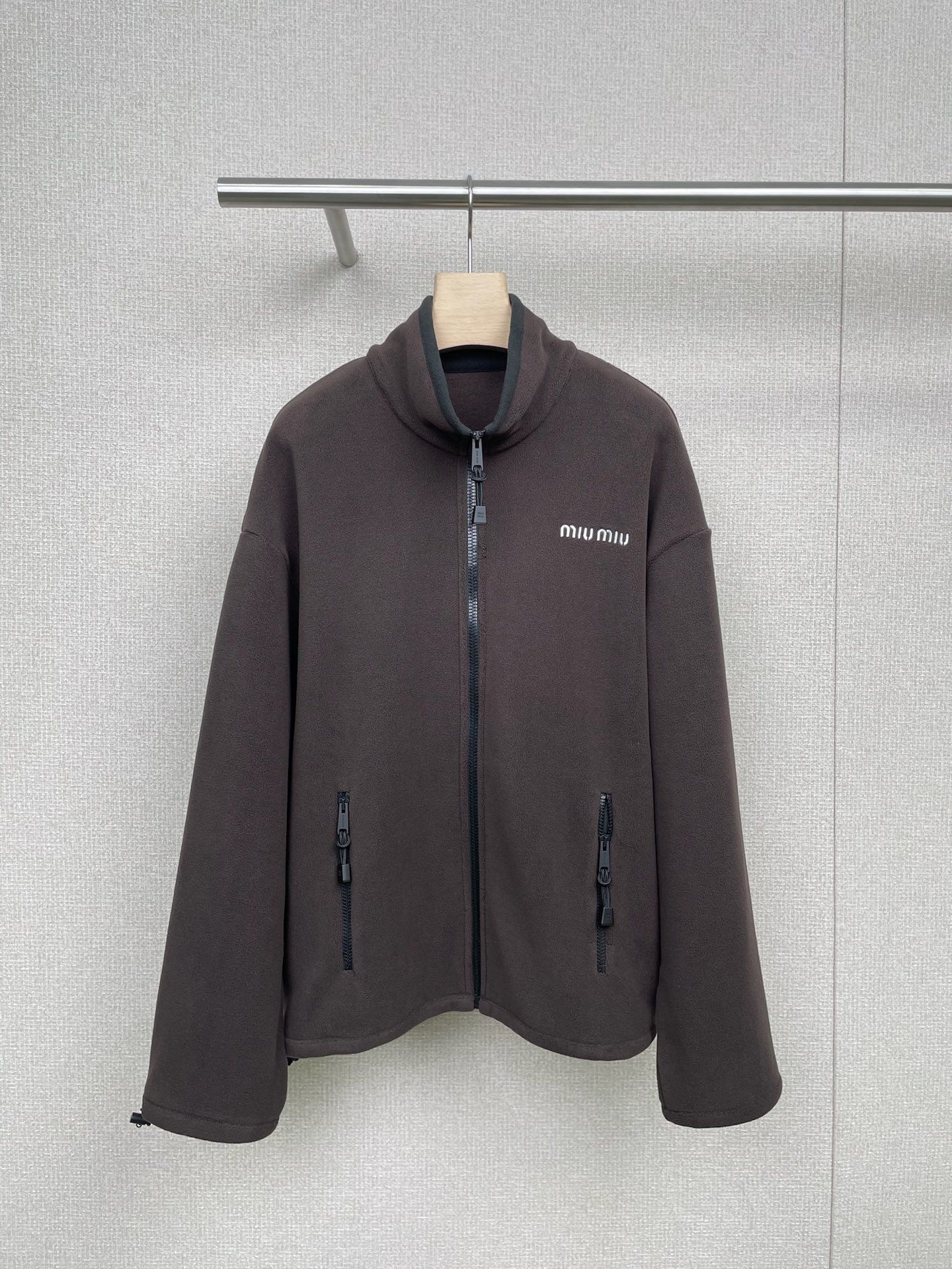 NO:475724,MiuMiu 2025 autumn and winter new fleece zipper jacket, this one really has to be thrust, practical and practical. The double-sided fleece fabric is soft. It feels so comfortable that I don’t want to take it off. I will be amazed to the texture. It is versatile and not picky. It is OK to wear it alone. The style is simple and elegant, and it is not picky about the figure at all. It looks good when worn alone. It is casual and stylish. The layering is full of atmosphere, warm and layered. The weather is warmer. It is just a one-sided fleece. It is a universal player who wears it alone and wears it without any mistakes in the seasonal outfit. The lazy party closes his eyes and takes the real photos. The texture is online, the fabric is solid and the line is neat, and you can win any comparison. Don’t hesitate to such a cost-effective and versatile item. SML,,miumiu, jackets & coats,alexander wang19860909MiuMiu2025秋冬新款摇粒绒拉链外套,这件真的必须冲,实用性拉满,双面绒面料软乎乎的,穿上就像裹着一团暖云,舒服到不想脱,到手真的会被惊艳到质感,百搭不挑人,单穿叠穿都OK,版型简约大方,完全不挑身材,谁穿都好看,单穿随性有型,叠穿更是氛围感拉满,保暖又有层次感,天气暖一点,直接单穿出门,随手搭配都不出错换季穿搭的万能选手,懒人党闭眼入,细节实拍已安排,质感在线,面料扎实、走线工整,随便对比都能赢,这么高性价比又百搭的单品,真的别犹豫. 码数SML,,miumiu,jackets & coats,alexander wang,Women's clothing