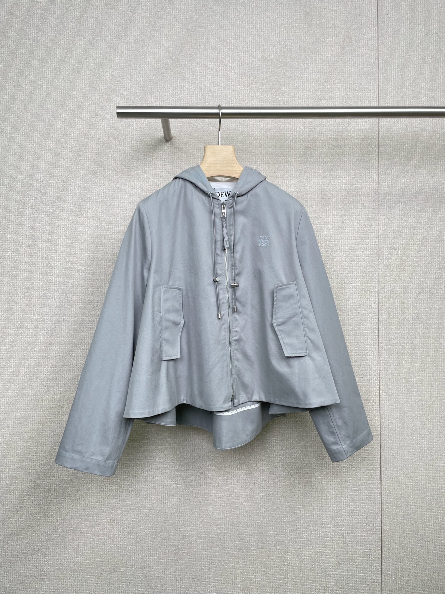 NO:475738,Loewe 2025 new gray lightweight tight twill cotton hooded jacket, practical windbreaker jacket launched a new outdoor color scheme, with crisp twill cotton on the outside, lined with cotton, comfortable, breathable and loose fit, large hat shape, drawstring design that echoes the upper and lower, full details, in a comfortable and sporty style, it makes it look high-end and versatile, daily leisure is versatile, daily commuting and outdoor leisure, simple silhouette is loose and moderate, rich layering, and a little teenage feeling is incorporated on the basis of retro. The small rotator sleeve shape is in a retro style, maintaining a sense of broadness, while maintaining a sense of simplicity and not dragging. SML,,loewe,loewe, jackets & coats, jackets & coats,hats,alexander wang19860909Loewe罗意威2025新款灰色轻质紧密斜纹棉布连帽夹克外套,实用性的风衣夹克推出户外感新配色,外部采用挺括斜纹棉料,内衬棉质舒适透气宽松版型、大帽形,上下呼应的抽绳设计,细节满分,在舒适运动的风格中,穿出高级感,日常休闲很百搭,日常通勤和户外休闲两不误,简约廓形宽松有度,层次感丰富,复古的基础上融入了些许的少年感,小落肩袖型,衬显复古格调,保持了挺阔感的同时,整体衣身简洁不拖拉. 码数SML,,loewe,loewe,jackets & coats,jackets & coats,hats,alexander wang,Women's clothing