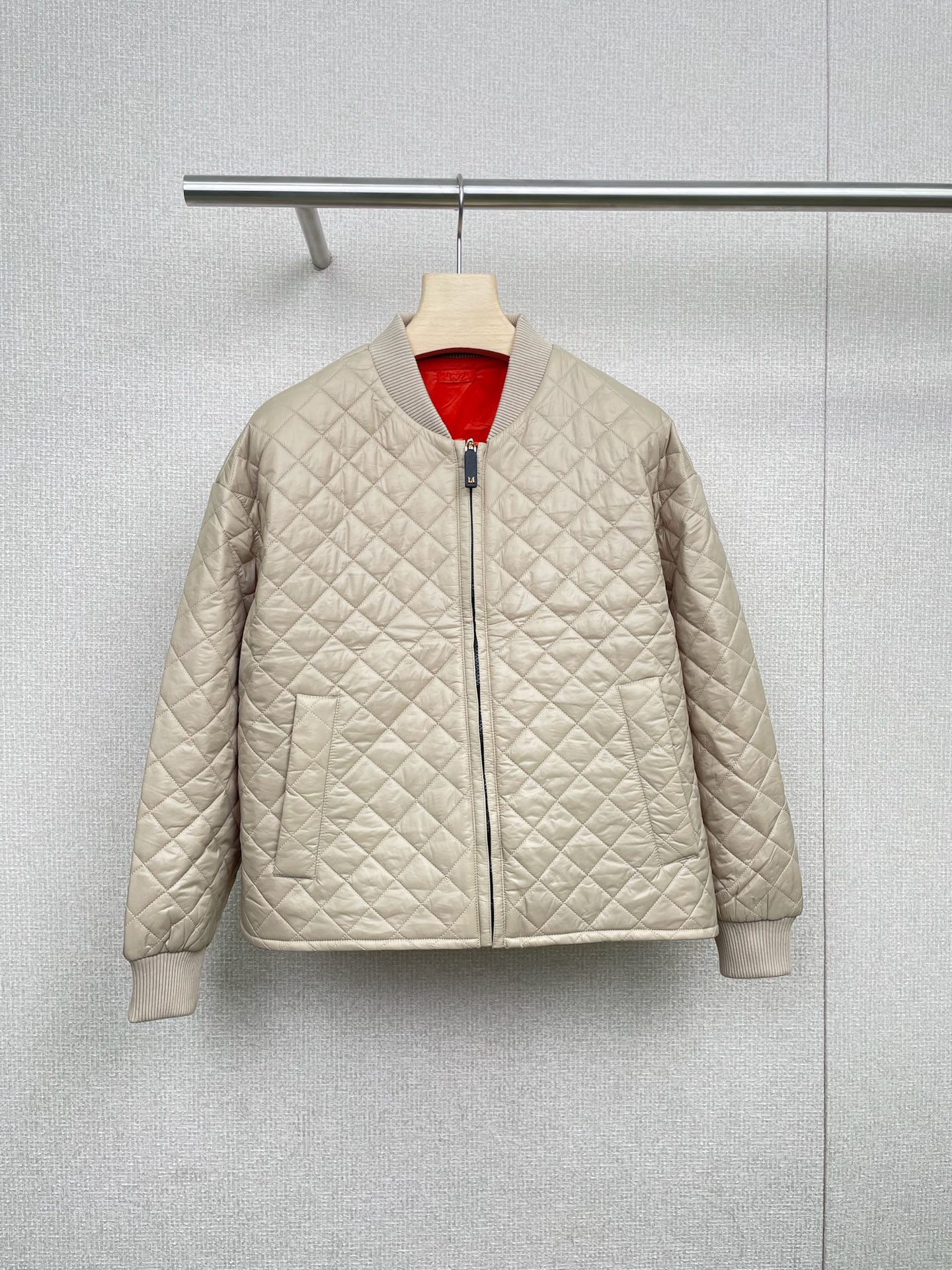 NO:475752,Max Mara 2025 autumn new The Cube jacket, simple and elegant design, a jacket that combines practicality and fashion sense, is very suitable for daily wear and travel. The new product has launched fresh color matching and trendy tailoring. The lightweight material not only adapts to the changing weather in autumn, but also perfectly matches various styles. Whether worn alone or as a stacked item, The Cube jacket can make your spring more special. Quilted cotton jackets are extremely classic. Ten years of fashion and versatile. It is a very versatile style. It is paired with turtleneck sweaters, boots, leather pants, skirts, jeans, commuter pants, that kind of casual matching. SML, boots, skirts, jeans, jackets & coats, sweaters, alexander wang19860909Max Mara 2025秋季新款The Cube外套,简约而优雅的设计,兼具实用性与时尚感的外套,无论是日常穿搭还是旅行出游都非常合适,新品推出了清新配色与充满潮流感的剪裁,轻盈的材质不仅适应秋季多变的天气,还能完美搭配各种风格,无论单穿还是作为叠搭单品,The Cube的外套都能让你的春日更加特别,绗缝棉服,无比经典的存在,十年不过时时髦又百搭,属于那种很百搭的款,搭配高领毛衣、靴子、皮裤、裙子、牛仔裤、通勤裤、就是那种随便搭配. 码数SML,,boots,skirts,jeans,jackets & coats,sweaters,alexander wang,Women's clothing