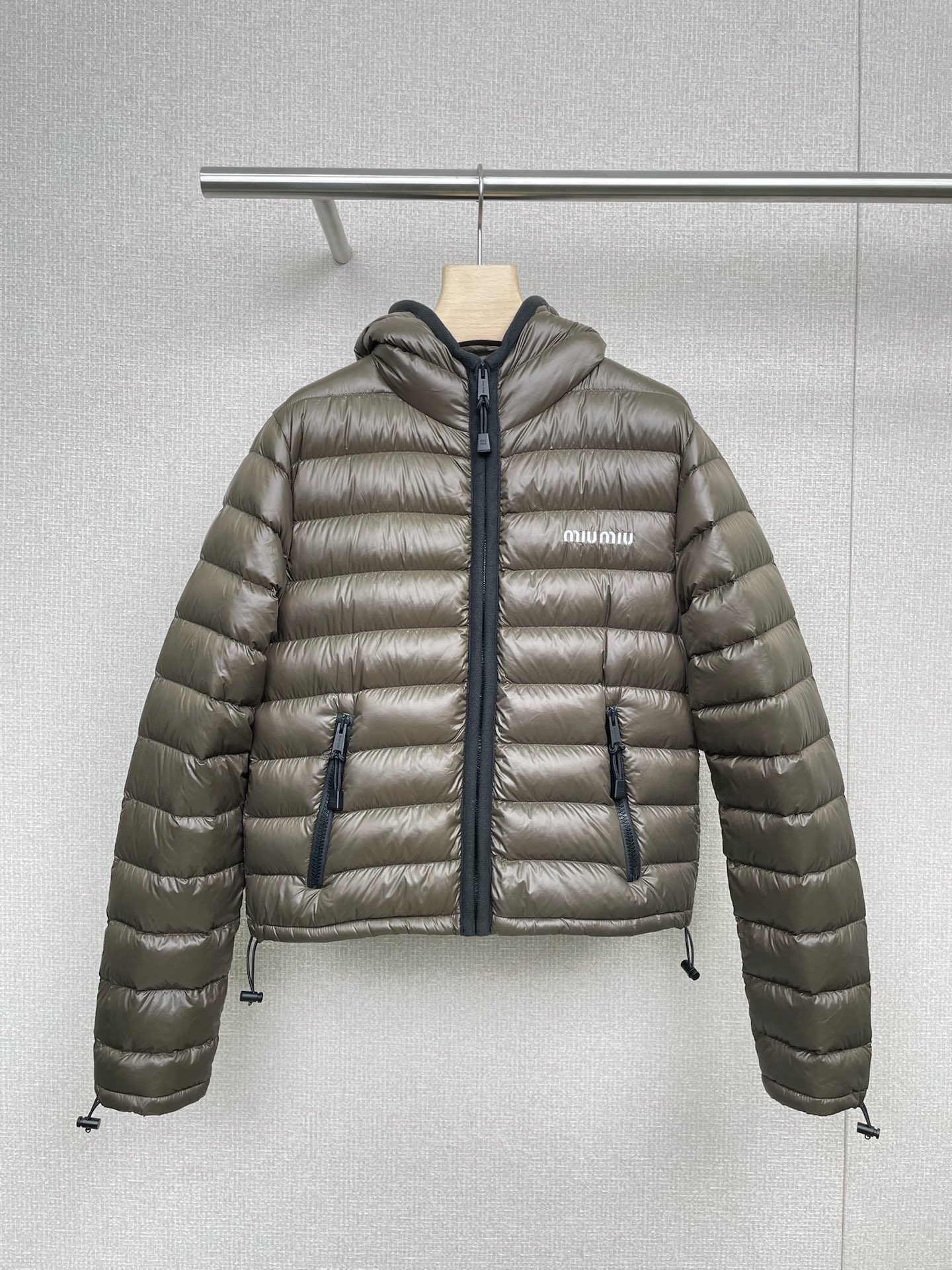 NO:475764,With dust bag MiuMiu2025 autumn and winter new lightweight hooded goose down jacket, slim and casual versatile down jacket, each cut is just right, without any extra. This is the charm of Miao Miao. Friends with wide shoulders must try this one, right-angled shoulders and right-angled shoulders?  It is necessary to have a waistline, it is really invincible and slim. The hooded hat design is OK. It is warm and fashionable. The textured fabric is not bloated and slim. The details are handled to the extreme. It is high-end. I can’t wait to recommend this down jacket to everyone. Women must pick it up. This year’s down jacket must be arranged as soon as possible. It is simply a rhythm of grabbing goods. The most popular light down jacket now has a customized three-dimensional logo on the chest. It is a model that does not challenge gender and age. It is cost-effective. It is worth recommending you to buy it. SML, miumiu, down jacket, hats, alexander wang19860909配防尘袋MiuMiu2025秋冬新款轻便连帽鹅绒羽绒服,修身休闲百搭羽绒服,每一处剪裁都恰到好处,没有一丝多余,这就是缪缪的魅力,肩宽的友友一定要试试这款,要直角肩有直角肩？要腰线有腰线,真的无敌无敌显瘦,连帽帽子设计 怎么穿搭都ok,保暖又时尚,质感面料做到不臃肿又显瘦,细节处理都做到了极致,高级感,迫不及待给大家推荐这款羽绒服,女同胞必撸它,今年的羽绒服一定要趁早安排,简直就是抢货的节奏,现在最火的一款轻便羽绒服,胸前还定制的立体logo ,不挑性别和年龄的一款,性价比高,很值得推荐你们入手. 码数SML,,miumiu,down jacket,hats,alexander wang,Women's clothing