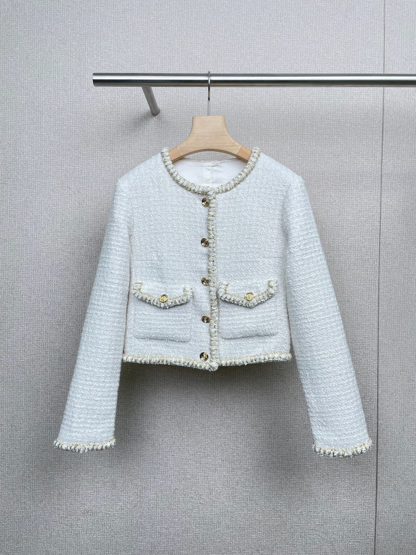 NO:475777,Chanel 2025 autumn and winter new tweed round neck jacket, autumn is getting stronger, and the soul items in the closet are on the stage - the classic little fragrant jacket. At this time of year, I can't help but find this 'temperamental responsibility'. The texture of the tweed, neat tailoring, and exquisite piping... Every detail is written with the word 'high-end'. Paired with a suspender dress, it is a lazy and casual French romance. It is paired with jeans and T-shirts and instantly transforms into a fashionable urban beauty. Even a pair of wide-leg pants, with a full aura, one piece is up to N sets, and it looks good no matter how the trend changes. No matter how the trend changes, the elegance and nobility of the small fragrant style are always online, and it is an 'evergreen tree' worth investing in the closet. This autumn, use a small fragrant style jacket to open your exquisite mode. SML, chanel, skirts, jeans, jackets &  coats, tees, t-shirt, alexander wang19860909Chanel2025秋冬新款粗花呢圆领外套,秋意渐浓,衣橱里的灵魂单品该登场了——经典小香外套,每年这个时候,都忍不住翻出这件“气质担当”,粗花呢的质感、利落的剪裁、精致的滚边…每一个细节都写着“高级”二字,搭配吊带连衣裙,是慵懒随性的法式浪漫,配上牛仔裤和T恤,瞬间化身时髦都市丽人,甚至搭条阔腿裤,气场全开,一件抵N套,怎么穿都好看,不管潮流如何更迭,小香风的优雅与贵气永远在线,是衣橱里值得投资的“常青树”这个秋天,用一件小香风外套,开启你的精致模式吧. 码数SML,,chanel,skirts,jeans,jackets & coats,tees，t-shirt,alexander wang,Women's clothing