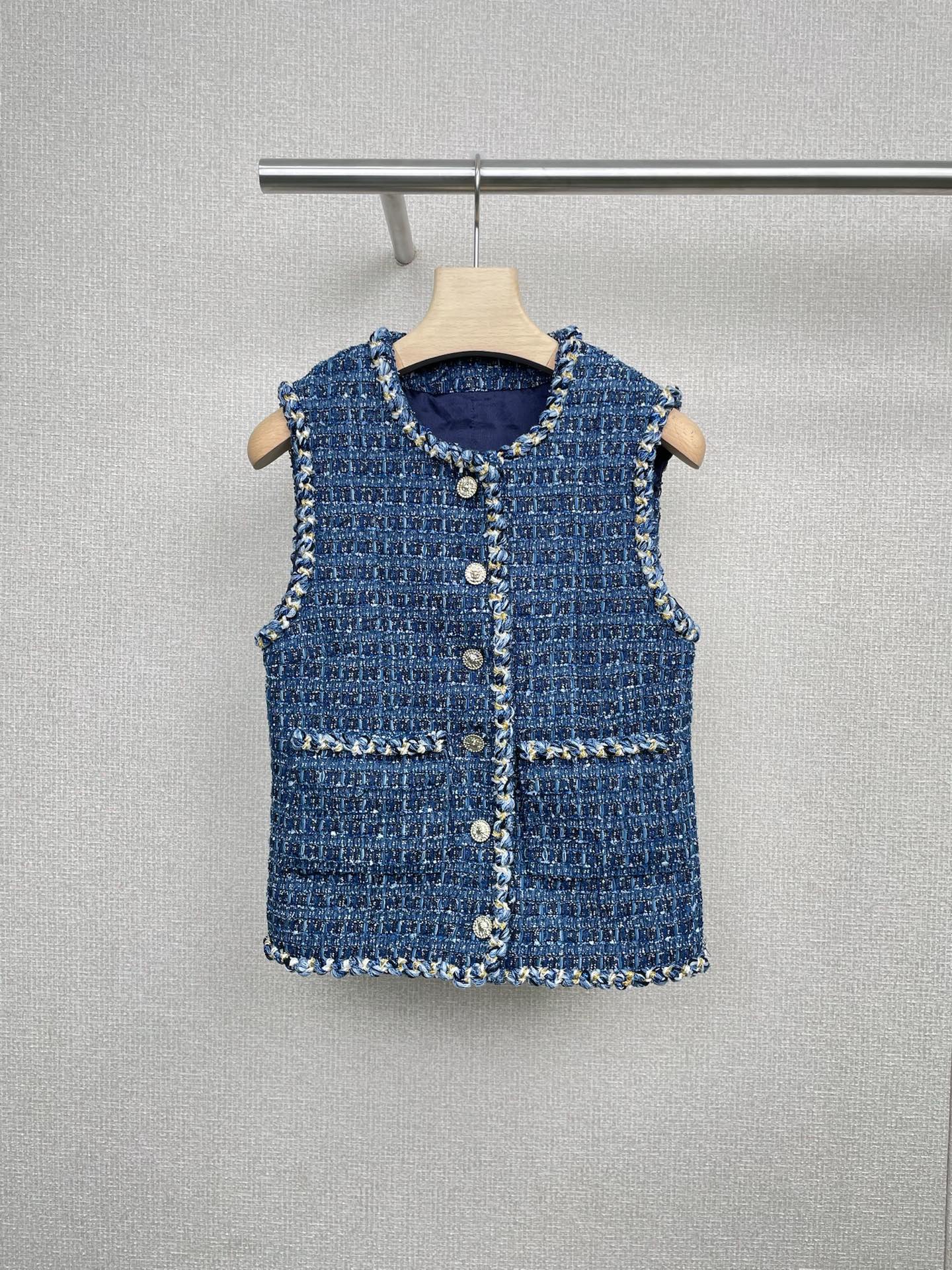 NO:475790,Chanel 2025 autumn and winter new tweed vest, with a whole high-end feel, the tweed fabric is classic and exquisite. The round neck design not only modifies the neck lines, but also adds a bit of ability and sexy. When worn, it becomes a chaebol daughter. The light-colored tweed is gentle and soft, full of texture, exquisite woven texture, and full of details. Each part exudes nobility. The short slim fit style is very inclusive to the figure, perfectly outlines the waistline, visually lengthens the leg lines, and easily creates a superior proportion of short and long at the bottom. Whether it is matched with a shirt and pleated skirt, or an inner dress, you can easily grasp the high-end feeling. It is very suitable for daily commuting and date travel. SML, chanel, skirts, shirts, alexander wang19860909Chanel2025秋冬新款粗花呢马甲,一整个高级感拿捏,粗花呢的面料,经典又精致,圆领设计不仅修饰颈部线条,还增添了几分干练和小性感,穿上秒变财阀千金,浅色系的粗花呢,温柔又软糯,质感满满,编织纹理精致,细节拉满,每一处都散发着贵气,短款修身的版型,对身材的包容性很强,完美勾勒出腰线,视觉上拉长腿部线条,轻松打造出上短下长的优越比例,无论是搭配衬衫和百褶裙,还是内搭连衣裙,都能轻松拿捏高级感,日常通勤、约会出游都很适配. 码数SML,,chanel,skirts,shirts,alexander wang,Women's clothing