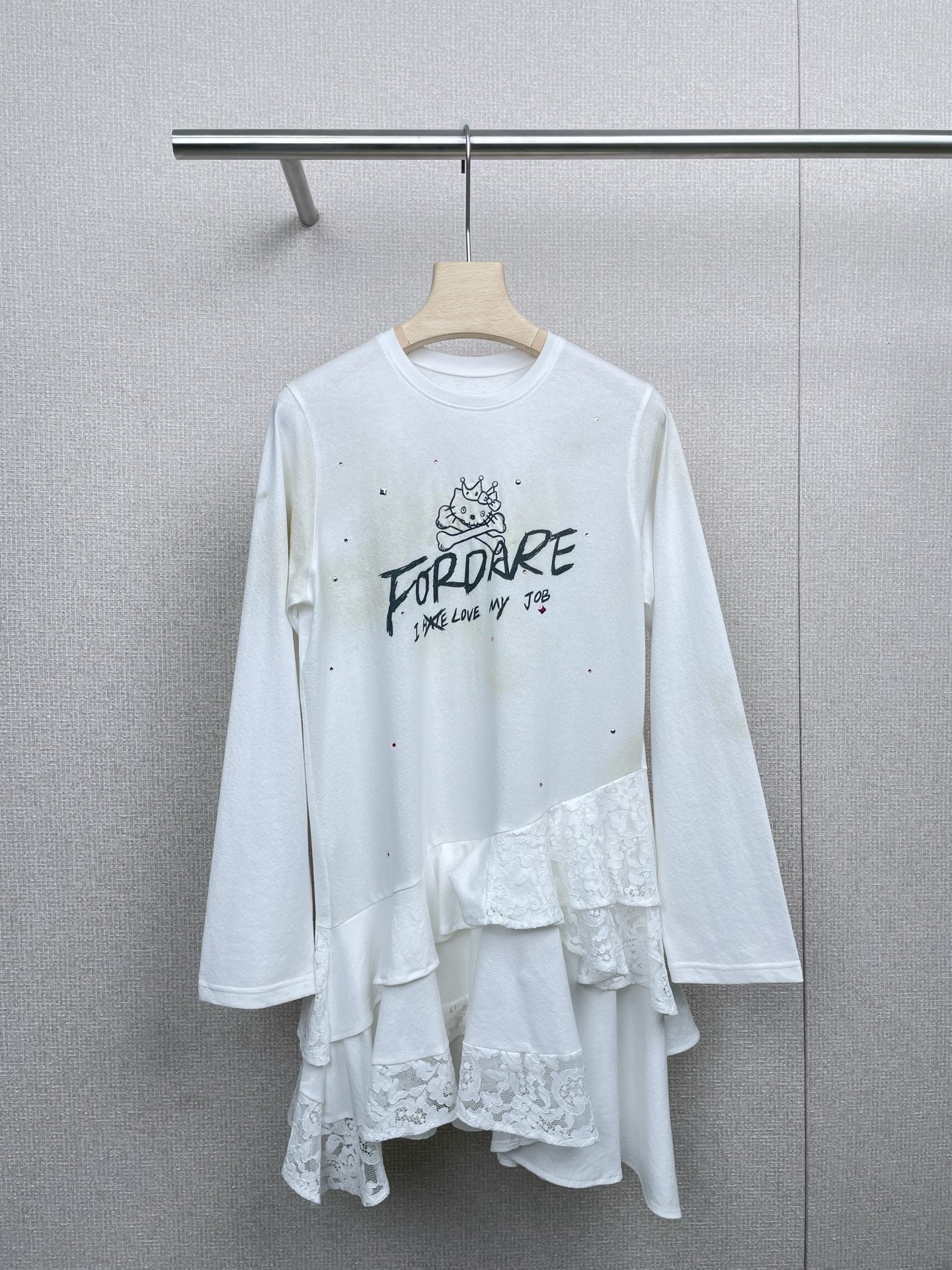 NO:477488,FORDARE 25 early autumn hand-painted graffiti LOGO ironing dress, round neck long-sleeved knitted T-skirt, soft fabric is so comfortable to wear, like being gently wrapped in clouds, the loose style is super friendly to all figures, hiding the flesh makes you look slimming, raising your hand and bent over, the print on it is simple and unique, adding a lot of design to the basic style, not too complicated, but eye-catching enough, the connected high-waist short irregular skirt is simply the finishing touch, the high-waist design is a long stretch of legs  The lines instantly have a long-legged look. The short skirt is playful and cute. The slender calves are accidentally exposed while walking. They are full of tricks. The irregular tailoring adds a sense of layering. They take two steps and bring a lively atmosphere. The fashionableness is full. The set is combined together, which is casual and exquisite. It is suitable for daily going out and afternoon tea with friends. You can go out casually in the morning without having to worry about outfits. It is simply a blessing for lazy people. I really love this outfit. Whoever wears it looks good, sisters will just close their eyes and rush it.  SML, skirts, alexander wang19860909FORDARE福蝶25早秋手绘感涂鸦感LOGO烫钻连衣裙,圆领长袖针织T裙,软乎乎的面料贴身穿好舒服,像被云朵温柔包裹,宽松的版型对各种身材都超友好,藏肉显瘦一绝,抬手弯腰都自在无束缚,上面的印花简约又独特,给基础款增添了不少设计感,不会过于繁杂,却足够吸睛,连接的高腰短款不规则半身裙简直是点睛之笔,高腰设计狠狠拉长腿部线条,瞬间拥有大长腿既视感,短款的裙摆俏皮可爱,行走间不经意露出纤细小腿,满满小心机,不规则的剪裁更是增加了层次感,随便走两步都自带灵动氛围,时髦度拉满,套组合在一起,休闲又不失精致,日常出街、和朋友下午茶都很合适,早上随便一搭就能出门,完全不用纠结穿搭,简直是懒人的福音,真的爱惨了这套,谁穿谁好看,姐妹们闭眼冲就完事儿. 码数SML,,skirts,alexander wang,Women's clothing