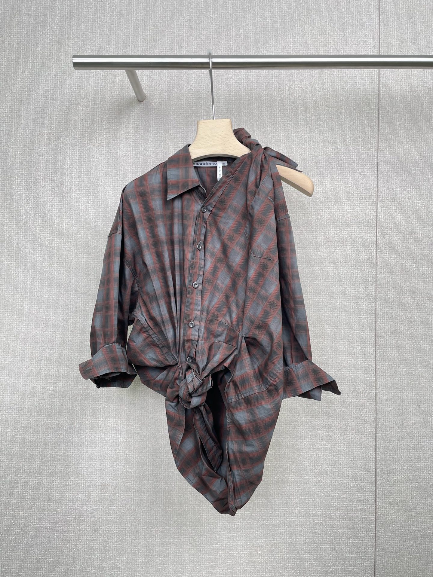 NO:477471,Alexanderwang 2025 autumn new knotted plaid long-sleeved shirt, there must be such a retro plaid shirt in the autumn wardrobe. Its plaid design is super retro, traveling through a second to return to the Hong Kong film, full of Hong Kong style, loose style and apple shape, easy to control, hide the flesh and make it look slimming, medium-length length, can be matched with the same series of skirts, and paired with pants to create a sense of layering, casual and fashionable. What makes me most excited is its strap design, tied around the waist, instantly outlines the waistline, adds a sense of leisure, and can also adjust the elasticity and tightness according to your preferences, and the details are full. The fabric is soft and skin-friendly, and it is also very breathable. It is just right in autumn. SML, skirts, shirts, alexander wang19860909Alexanderwang2025秋季新款下摆打结格子长袖衬衫,秋天的衣橱里总要有一件这样的复古格纹衬衣吧,它的格纹设计超有复古感,一秒穿越回复古港片,满满的港风韵味,宽松版型不挑身材,梨形、苹果型都能轻松驾驭,藏肉显瘦一级棒,中长款长度,既能配套同系列半裙,又能搭配裤子打造层次感,随性又时髦,最让我心动的是它的绑带设计,系在腰间,瞬间勾勒出腰线,增加了休闲感,还能根据自己的喜好调节松紧,细节感拉满.面料柔软亲肤,透气性也很好,秋天穿着刚刚好. 码数SML,,skirts,shirts,alexander wang,Women's clothing