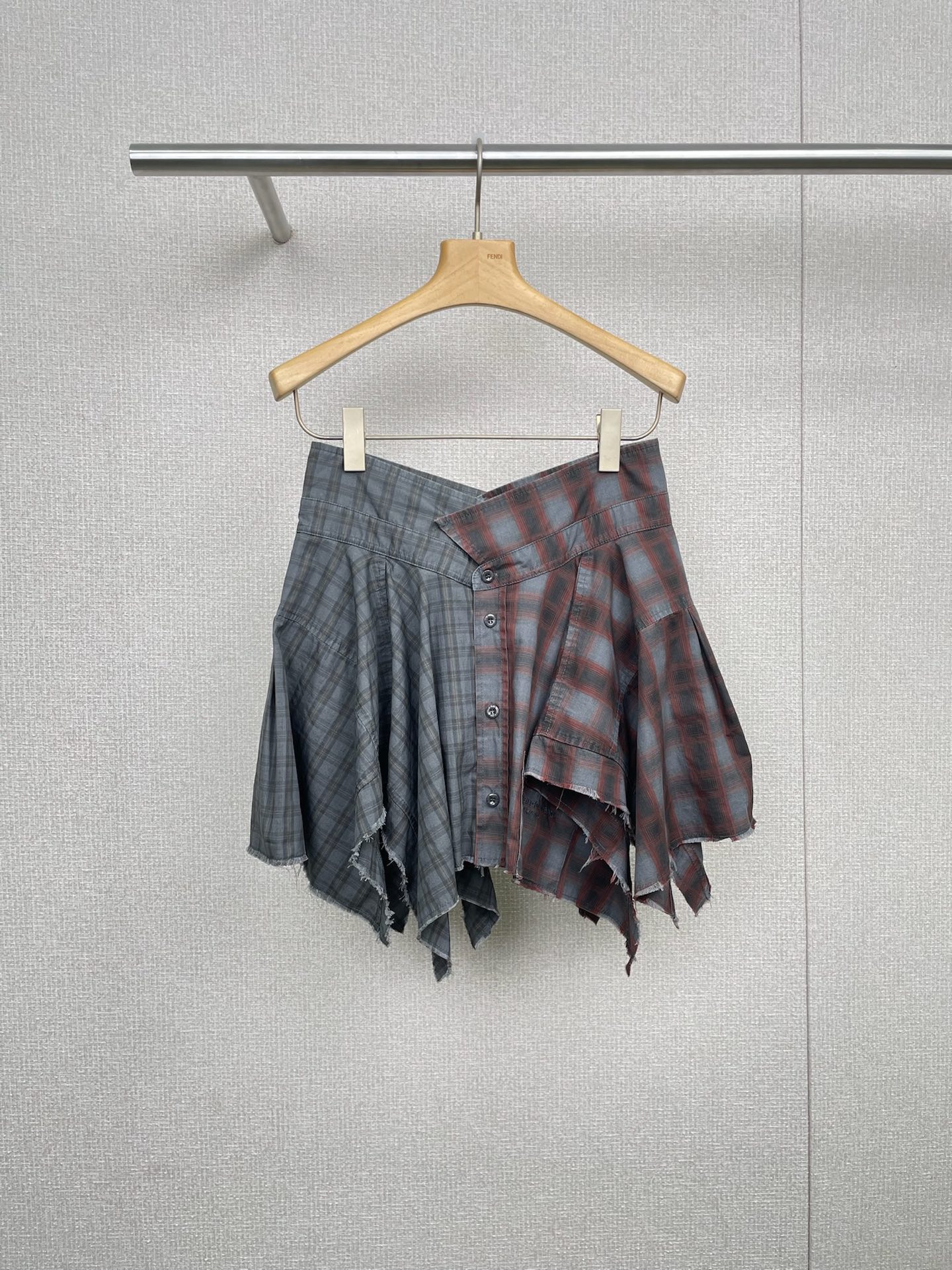 NO:477476,Alexanderwang 2025 autumn new spliced ​​plaid skirt, this skirt is directly on my aesthetics, two plaid colors are spliced, like pants and skirts, the design is super unique, all cotton material, full of comfort, and it is completely stress-free when worn on daily life, irregular skirt hem + button design, and the sense of fashion is hard to grasp. Whether it is a simple T-shirt or a small shirt, you can wear it in a different style, and instantly become the most beautiful baby on the street. I have a premonition that I will become your new favorite for outfits. If you like unique designs, you can really try it. SML, skirts, tees, t-shirt, alexander wang19860909Alexanderwang2025秋季新款拼接格纹半裙,这条裙裤直接长在我的审美上,两个格纹颜色拼接,又像裤子又像裙子,设计超独特,全棉材质,舒适度拉满,日常穿完全无压力,不规则裙摆+纽扣设计,时髦感狠狠拿捏,不管是搭简单的T恤,还是小衫,都能穿出不一样的风格,秒变街头最靓的崽,已经预感会成为你们的穿搭新宠,喜欢独特设计的宝子,真的可以试试. 码数SML,,skirts,tees，t-shirt,alexander wang,Women's clothing