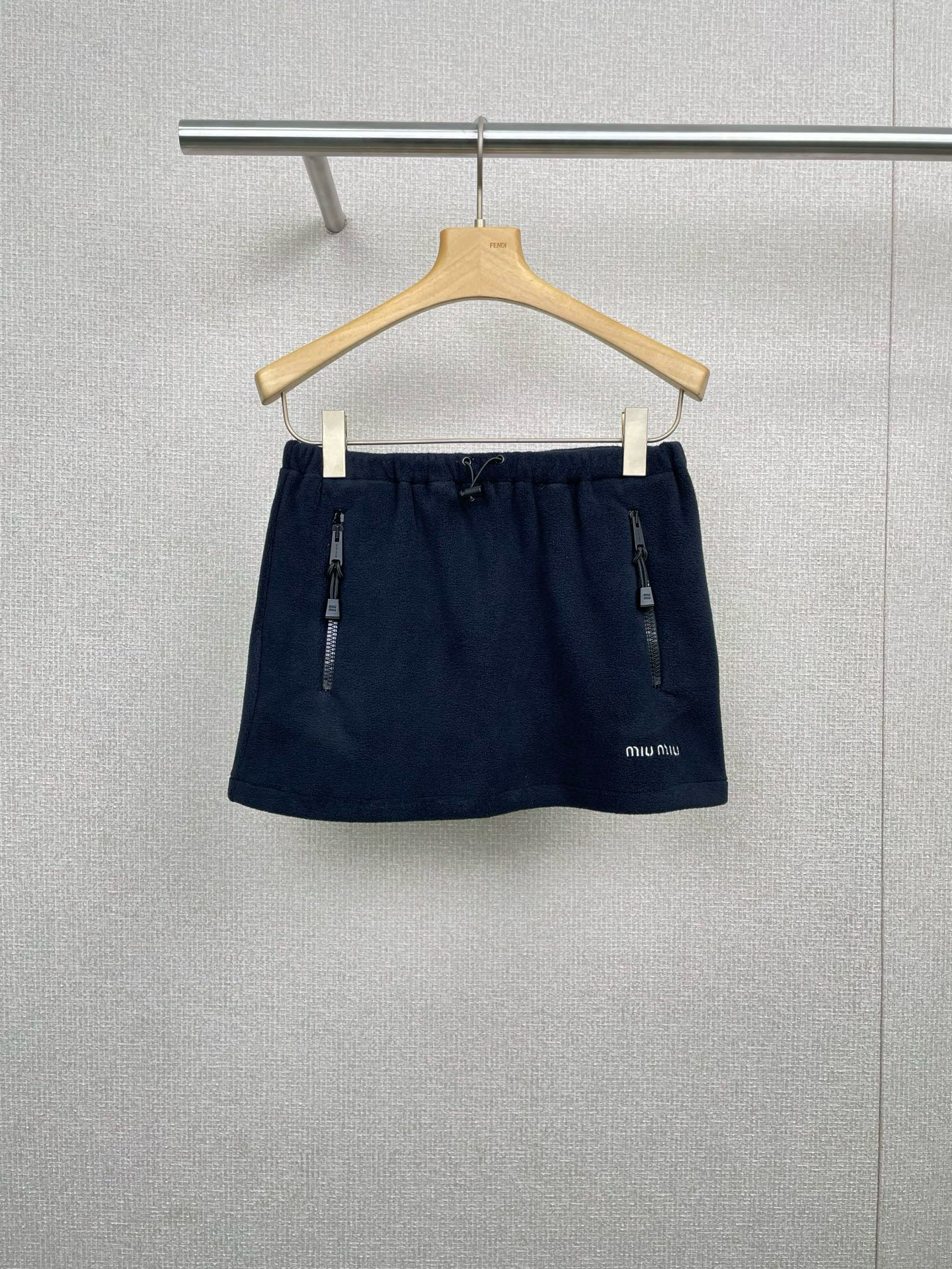 NO:479016,MiuMiu 2025 autumn and winter new fleece mini skirt is simply a representative of the high-end feeling of autumn and winter streets. It has a loose waist design and a large zippered pocket details. It is both warm and fashionable, and it can easily create a lazy and neat look. The length of the short skirt just shows the leg curve, making it look slim and tall, perfectly balances the heavy feeling of the jacket. When you go out, it is both warm and feminine. It is recommended for sisters who want to go out easily and maintain a fashionable feeling. Get it quickly, and the autumn and winter outfits are no longer monotonous. SML, miumiu, skirts, jackets & coats, alexander wang19860909MiuMiu2025秋冬新款摇粒绒迷你短裙,简直是秋冬街头的高级感代表,松紧腰头宽松设计,配上拉链大口袋细节,既保暖又时髦,轻松打造慵懒又利落的造型,短裙的长度刚好秀出腿部曲线,显瘦又显高,完美平衡了外套的厚重感,这样穿出门,既保暖又不失女性柔美,推荐给想要轻松出街又想保持时髦感的姐妹们,快get起来,秋冬穿搭不再单调. 码数SML,,miumiu,skirts,jackets & coats,alexander wang,Women's clothing