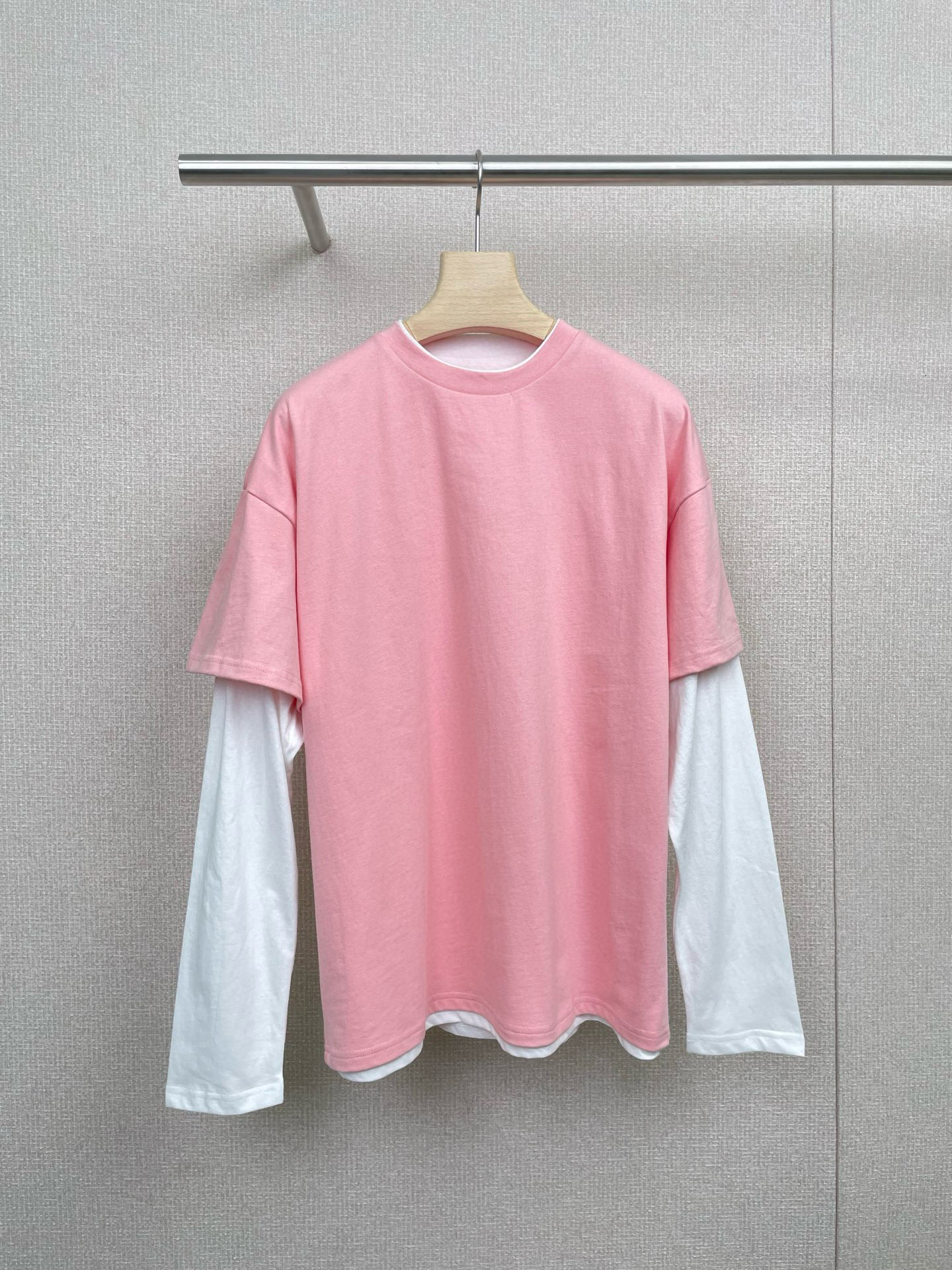 NO:479029,JILSANDER 2025 autumn and winter new color-blocking fake two-piece logo long-sleeved T-shirt. The design of this T-shirt is really tasteful. The base tone of nude pink is gentle and fashionable. The details of letter printing and splicing make the whole dress look layered and not too complicated. It is especially worth mentioning that its fabric feels super comfortable and easy to wear on the body. Moreover, this color is a natural match for the skin tone of Asians. The whitening effect is directly full. Whether worn alone or as an inner layer, it can be easily controlled. It can be easily worn with jeans or skirts. It is an indispensable trendy item in spring. If you also like this gentle and textured outfit, don't miss this T-shirt. SML, jil sander, skirts, jeans, tees, t-shirt, alexander wang19860909JILSANDER2025秋冬新款拼色假两件logo长袖T恤,这款T恤的设计真的超级有品味,裸粉色的基调温柔又不失时尚感,字母印花和拼接的细节处理,让整件衣服看起来既有层次感也不会过于复杂,尤其值得一提的是,它的面料手感超级舒适,穿在身上轻松自在,而且这种颜色对于亚洲人的肤色来说简直是天作之合,显白效果直接拉满,无论是单穿还是作为内搭,都能轻松驾驭,搭配牛仔裤或者半身裙都能轻松出街,是春季不可或缺的潮流单品.如果你也喜欢这种温柔又有质感的穿搭,那就不要错过这款T恤哦. 码数SML,,jil sander,skirts,jeans,tees，t-shirt,alexander wang,Women's clothing