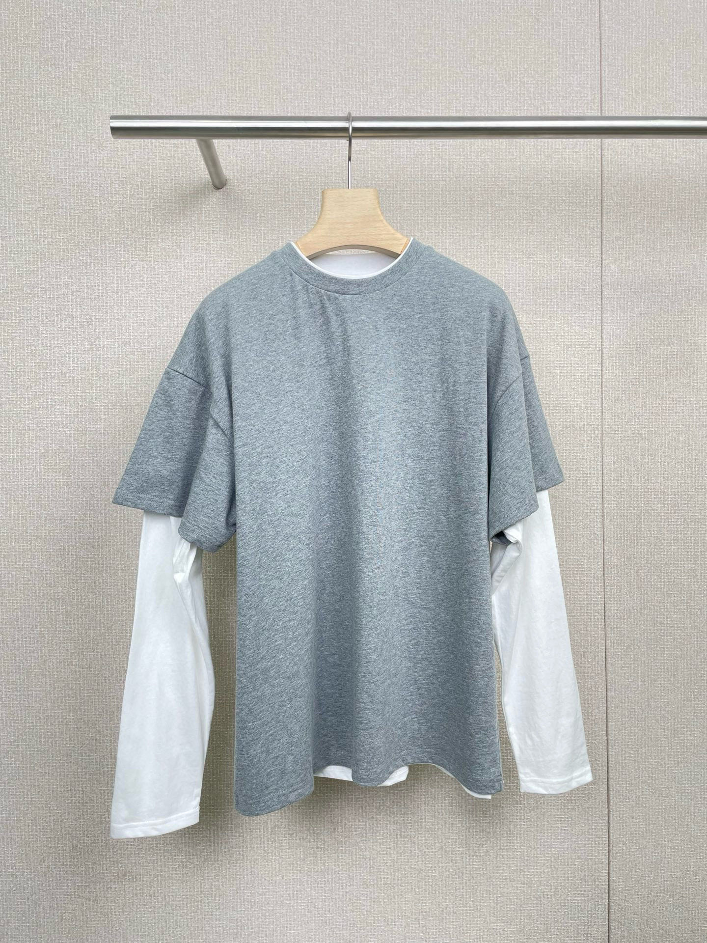 NO:479043,JILSANDER 2025 autumn and winter new color-blocking fake two-piece logo long-sleeved T-shirt. The design of this T-shirt is really tasteful. The base tone of nude pink is gentle and fashionable. The details of letter printing and splicing make the whole dress look layered and not too complicated. It is especially worth mentioning that its fabric feels super comfortable and easy to wear on the body. Moreover, this color is a natural match for the skin tone of Asians. The whitening effect is directly full. Whether worn alone or as an inner layer, it can be easily controlled. It can be easily worn with jeans or skirts. It is an indispensable trendy item in spring. If you also like this gentle and textured outfit, don't miss this T-shirt. SML, jil sander, skirts, jeans, tees, t-shirt, alexander wang19860909JILSANDER2025秋冬新款拼色假两件logo长袖T恤,这款T恤的设计真的超级有品味,裸粉色的基调温柔又不失时尚感,字母印花和拼接的细节处理,让整件衣服看起来既有层次感也不会过于复杂,尤其值得一提的是,它的面料手感超级舒适,穿在身上轻松自在,而且这种颜色对于亚洲人的肤色来说简直是天作之合,显白效果直接拉满,无论是单穿还是作为内搭,都能轻松驾驭,搭配牛仔裤或者半身裙都能轻松出街,是春季不可或缺的潮流单品.如果你也喜欢这种温柔又有质感的穿搭,那就不要错过这款T恤哦. 码数SML,,jil sander,skirts,jeans,tees，t-shirt,alexander wang,Women's clothing