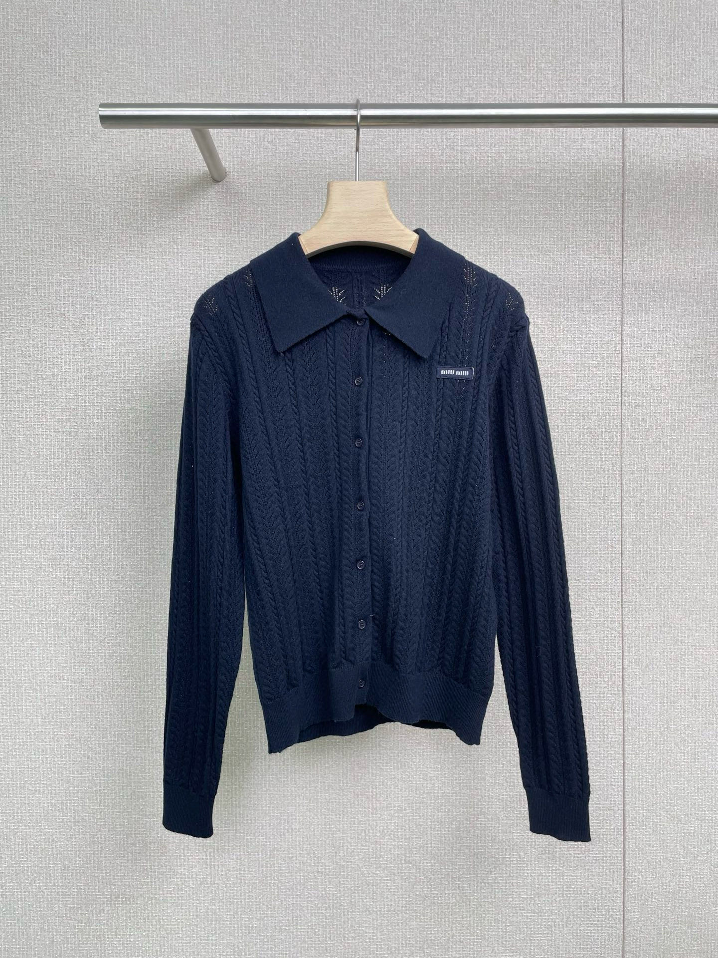 NO:479048,MiuMiu 2025 autumn and winter new lapel slim wool cardigan, sisters, the secret to both temperature and demeanor in winter, solid color lapel wool cardigan, texture, it is a real 'top student'. The wool fabric is soft, it is gentle and not tied in close-fitting, and the warmth is even more unspeakable. The outdoor cold wind is whistling, and wearing it is like carrying a 'small warming stove' with you, the heat is firmly locked on your body, and the solid color is simple style.  'Matching with magical assist', the navy blue is gentle and steady, and the bright scarf is instantly transformed into a Korean heroine, making her look capable and neat, and she matches her commuter pants and casual skirts with full fit, easily grasping the atmosphere of the occasion, and the lapel design is even more soulful, open and casual, highlighting the lazy style, and the button is exquisite and decent, full of bookishness, and seamlessly switches to work and party. Who can wear such a practical and outstanding wool cardigan, who can't be moved by such a heart-warming and heart-warming cardigan.  SML, miumiu, skirts, alexander wang19860909MiuMiu2025秋冬新款翻领修身羊毛开衫,姐妹们,冬天既要温度又要风度的秘诀,纯色翻领羊毛开衫,质感这块,它是实打实的“尖子生”,羊毛面料软乎乎,贴身穿轻柔不扎,保暖力更是没得说,室外冷风呼呼,穿上它就像随身揣了个“小暖炉”,热气牢牢锁在身上,纯色极简风堪称“搭配神助攻”,藏蓝色温柔稳重,搭亮色围巾秒变韩系女主,衬得人干练利落,搭通勤裤、休闲裙都适配度满分,轻松拿捏场合氛围感,翻领设计更是灵魂,敞开随性松弛,凸显慵懒范,扣上精致得体,书卷气拉满,上班、聚会无缝切换造型,这么实穿又出彩的羊毛开衫,谁拥有不得狠狠心动啊. 码数SML,,miumiu,skirts,alexander wang,Women's clothing