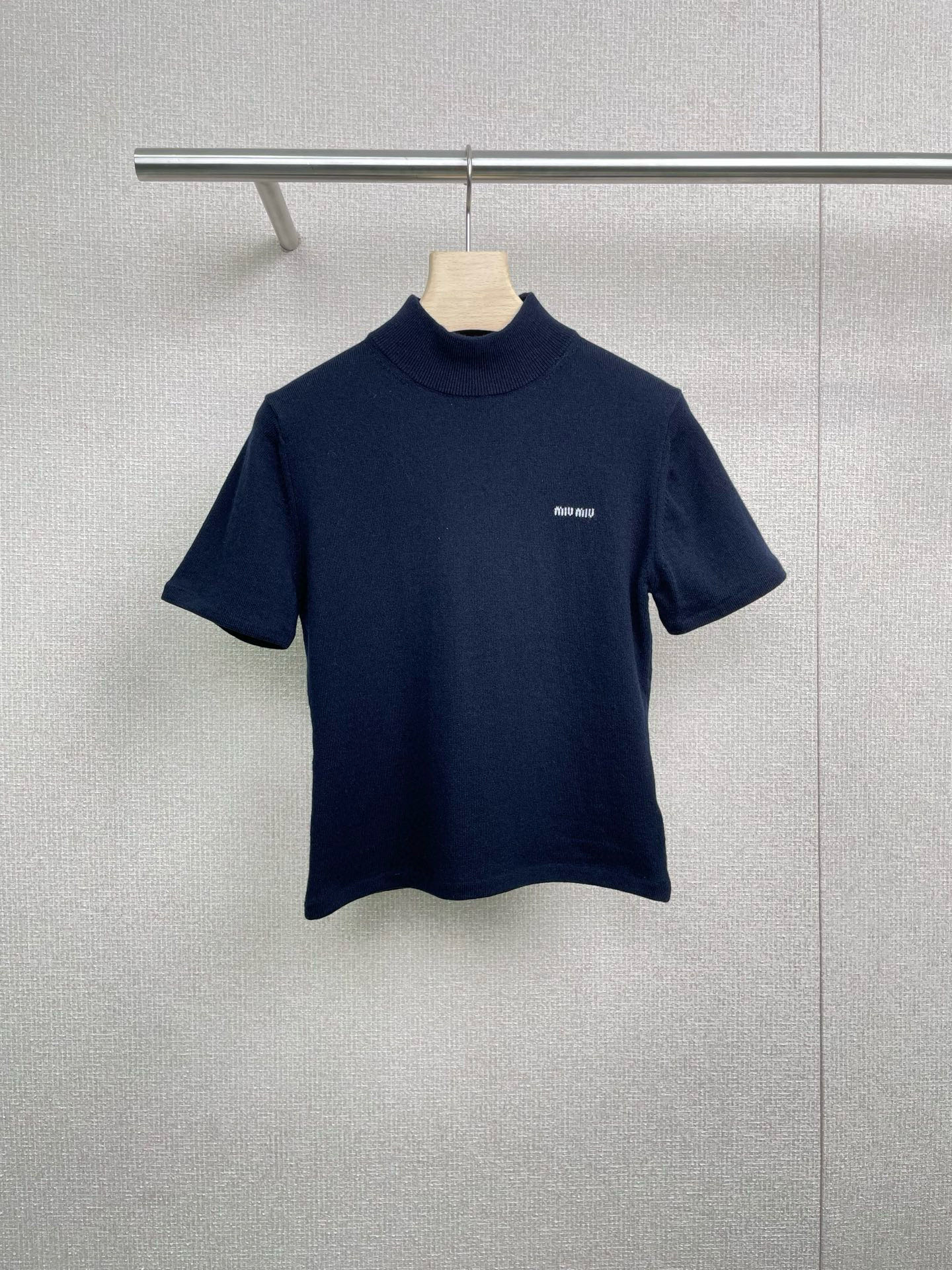 NO:479074,MiuMiu's new half-high neck cashmere knitted short-sleeved sleeves in autumn 2025 autumn and winter are simply a magical tool for autumn interior matching. The design is full of design. The half-high neck design is really too exciting. It will not be as stuffy as the turtle neck, but it can just modify the neck lines, making the neck look slender and elegant. The short-sleeved style is just right in the alternating seasons, not too thin or hot. The knitted fabric is full of texture, and the body is soft and skin-friendly. The slim style outlines the body curve just right, making it look slim and fashionable. The design allows you to stand out among the crowd and say goodbye to the street styles, low-key and versatile, and the classic navy blue will not make mistakes whether it is matched with skirts or pants. It is very suitable for daily commuting or casual travel.  SML, miumiu, skirts, T-shirt, alexander wang19860909MiuMiu2025秋冬新款半高领羊绒针织短袖,简直是秋季内搭的神器,设计感满满,半高领的设计真的太戳我了,既不会像高领那样闷热,又能恰到好处地修饰颈部线条,显得脖子修长又优雅,短袖的款式在交替季节穿刚刚好,不会过于单薄,也不会觉得热,针织的面料质感满满,穿上身软糯亲肤,而且修身的版型更是把身材曲线勾勒得恰到好处,既显瘦又不失时尚感,的设计让你在人群中脱颖而出,告别烂大街的款式,低调又百搭,经典的藏蓝色,无论是搭配裙子还是裤子都不会出错,日常通勤或者休闲出游都很合适. 码数SML,,miumiu,skirts,T-shirt,alexander wang,Women's clothing