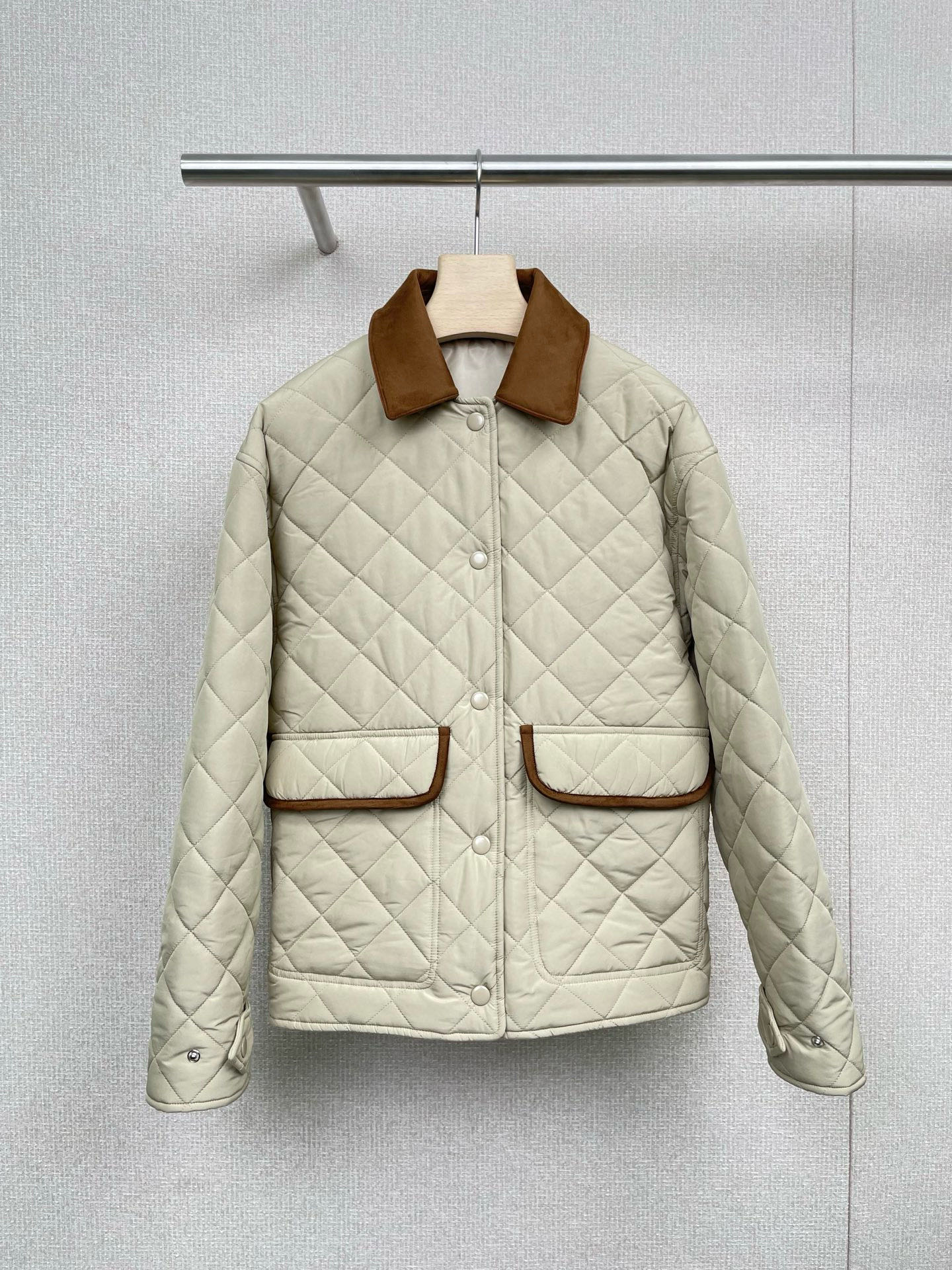 NO:479106,MiuMiu's new Autumn and Winter Lapel Diamond Cotton Clothing 2025 Lapel Diamond Cotton Clothing. The biggest highlight of this jacket is the splicing design of suede lapels. As a retro element, suede not only makes the whole jacket look more textured, but also adds a touch of retro charm. It is also very clever, not only does it look abrupt, but also shows a sense of fashion. The lapel design makes this jacket look more capable and neat. It not only can well modify the neck lines, but also adds a sense of handsomeness. Whether it is daily outfits or workplace outfits, it can be easily controlled. The diamond pattern design not only makes the whole jacket look more layered, but also has a good warmth effect. It also has first-class slimming effect. It doesn't have to worry about looking bloated when worn. It is elegant and lined, casual and capable, and intellectual. It is suitable for wearing a baseball cap for outdoor travel or commuting to work.  SML, miumiu, jackets & coats,chamois leather,hats,alexander wang19860909MiuMiu2025秋冬新款翻领菱格棉服,这款外套最大的亮点就是麂皮绒翻领的拼接设计啦,麂皮绒作为一种复古元素,不仅让整件外套看起来更加有质感,还增添了一丝复古的韵味,而且它的拼接方式也非常巧妙,既不会显得突兀,又能很好地展现出时尚感,翻领的设计让这款外套看起来更加干练利落,它不仅能够很好地修饰颈部线条,还能增添一丝帅气感,无论是日常穿搭还是职场穿搭,都能轻松驾驭,菱格的图案设计不仅让整件外套看起来更加有层次感,还能起到很好的保暖效果,而且它的显瘦效果也是一流的,穿上它完全不用担心会显臃肿呢,优雅有线条感,休闲干练又知性,搭上棒球帽,户外出行或上班通勤都适配. 码数SML,,miumiu,jackets & coats,chamois leather,hats,alexander wang,Women's clothing